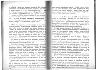 no rodapé do Plano de José Fernandes Portugal, de 1803, o Contra
Almirante de França e Barão de Roussin, em missão hidrográfi
de seu rei, escreveu, em 1820, a respeito de nosso porto: "... mi
os recifes que os resguardam dos ventos do largo, não há cont
eles sobre esta costa nenhum refúgio para a monção do sul."
Adiante, em 1835, o almirante britânico Sir Ross comentou
ancoradouro de Jaraguá dizendo que era perigoso no inverno e qu
nele "... os navios brasileiros naufragavam freqüentemente".
que um brigue inglês, não fazia muito tempo. "... perdeu suas
âncoras e rompeu o seu leme em um golpe de vento".
Muitos anos se passaram sem que a estação das chuvas des
perigo sério para as embarcações que procuravam Jaraguá. E at6
hoje, muitos invernos se passam, anos e anos, décadas, e os
"rebojos" de inverno não chegam a provocar danos e perdas de--
pessoal. Muitas vezes ocorrem chuvas torrenciais como as de
Sexta-Feira da Paixão de 1924, ou a famosa tromba d'água de
1949, sem que o mar sinta as tensões da natureza. Mas há vezes,
como em 1904 e 1928, em que as chuvas aparecem discretas mas o
mar apresenta ondas ftu"iosas.
Um jovem de nossos dias talvez permaneça incrédulo se
alguém lhe disser que, num ano qualquer, ondas de dois ou mesmo
três metros poderão escalar a Avenida da Paz.
Mas, num determinado inverno, a natureza resolve mostrar sua
fúria e o fundeio em Jaraguá toma-se pesadelo repentino e
insuportável, quando o vento sopra forte e penetra na enseada
desabrigada, levantando um mar de força descomunal. É quando os
vagalhões, que viajam milhares de milhas dos mares altos e
distantes, chegam nos recifes da Pajuçara e se rebentam em
espumas ou penetram arvorados na Enseada de Jaraguá,
encurralados em profundidades menores, como línguas
monstruosas de água e cristas brancas a desabarem de uma vez,
provocando ruído de trovão.
Daí por diante, seus rolões brancos formam um quase contínuo
turbilhão, prenunciando a morte e a destruição em seu caminho.
Não há embarcação que resista, não há homem, por melhor
nadador que seja, que possa ílutuar neste inferno líquido por mais
do que alguns poucos minutos. E as águas desobedecem a
112
limites naturais de contenção na praia e escalam o seco, passam
pl!las ruas laterais de Jaraguá e vão colidir nos prédios da Sá e
 lbuquerque para inundar armazéns e porões, arrastar pelo chão
l" ssoas e animais, entortar postes de luz, derrubar muros e paredes,
111undar os porões da Associação Comercial.
Na tarde do dia 24 de julho de 19~8, quem estivesse na
 vcnida da Paz olhando o horizonte teria pela frente um mar
L lllmo, com pequenas ondas esparsas deslizando na areia em longas
lilas de espuma branca. Era uma terça-fe,ira de trabalho, mas os
passageiros ci2.s bondes para o Cengo, sempre de caras vÕltadas
para o leste, gostariam de tomar um banho de mar. Há dois dias os
1omais da Cidade anunciavam tempo bom e despejado.
Ao largo estavam os navios de cabotagem fundeados ou
lcrindo a linha do horizonte chegando em Maceió, o Borborema, o
C'ubatão do Lloyd Brasileiro, o sueco Orania, o Itaipu do Lloyd
Nncional e o Baron Kelvin, nos quais as alvarengas atracavam a
t ontrabordo para carga e descarga.
Da praia se divisavam os sacos de açúcar e fardos de
111crcadorias, latas · de querosene e gasolina empilhados,
11111spendidos ou abaixados pelos guindastes de bordo em sua faina
1otineira. Do Orania desciam fardos de bacalhau em cinco mil
harricas importadas por Brasileiro Galvão e Cia. Os rebocadores
lumacentos levavam de vez em quando alvarengas para o largo, e
lra:Liam outras para as pontes, onde ficavam atracadas a
contrabordo e ligadas por pranchas, esperando os trapicheiros da
1csistência e estivadores, levando e trazendo na cabeça a carga
1ctirada de troles pequenos por cima de longos trilhos, desde os
trupiches até os guindastes ou diretamente nos porões.
Pela tardinha, as embarcações se recolheram ao ancoradouro
lim frente ou pennaneceram atracadas, iluminadas discretamente
pelo sol vermelho e invernoso caindo pelos lados do Pontal da
Bnrra. As pessoas foram para casa descansar, alguns marinheiros
11caram nas alvarengas para vigilância, os rebocadores pararam os
111otores, cobriram-se de lona as mercadorias ao relento nos
lrnpiches e troles, fecharam-se as portas dos trapiches, as raparigas
dn vida despertaram do sono vespertino para fazerem a cútis,
porque a freguesia logo estaria encostando nas pensões de sobrado.
 