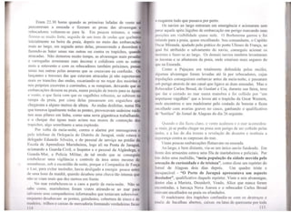 Eram 22.30 horas quando as primeiras lufadas de vento sul
percorreram a enseada e fizeram as proas das alvarengas o
rebocadores voltarem-se para lá. Em poucos minutos, o vento
~~n~ou st.. muito fo~e, seguido de um trem de onda:, qm, quebrnva
m1c1almente na beira da praia, depois no meio das embarcações
mais ao largo, em seguida antes delas, promovendo a desordem e
fazendo-as bater umas nas outras ou contra os trapiches, quando
atracadas. Não demorou muito tempo, as alvarengas mais pesadas
e carregadas arrastaram suas âncoras e colidiram com as outras
mais a sotavento e com os rebocadores também próximos, presas
umas nas outras pelas amarras que se cruzavam na confusão. Os
lançantes e traveses das que estavam atracadas já não suportavam
mais os trancões das ondas, escariando-se no roçar dos moirões e
nos próprios cscovéns e corrimões, e se rompiam, deixando que as
embarcações dessem na praia, numa posição de través para as águas
e vento. o que fazia com que os vagalhões robustos, ao subirem na
rampa da praia, por cima delas passassem cm esguichos que:
chegavam a alguns metros de altura. As ondas desfeitas, numa fila
que tomava igualmente todas as pontes, provocavam unânime ruido
nos seus pilares em linha, como uma serra gigantesca trabalhando,
e o choque das águas mais acima nos muros de contenção do~
trap1ches. algo semelhante a uma explosão.
Por volta da meia-noite, correu o alarme por mensageiros e
pelo telefone da Delegacia do Distrito de Jaraguá, onde estava 0
delegado Eduardo Silveira, e do pessoal de serviço no prédio da
Es.cola de Aprendizes Marinheiros, logo ali na Ponta de Jaraguá,
acionando a Guarda-Civil, o Inspetor e o pessoal da Algândega, o
Guarda-Mor, a Polícia Militar, de tal modo que se conseguiu
estabelecer uma vigilância e controle da área antes mesmo do
amanhecer, sob a escuridão da noite, porque a Companhia de Força
e Luz, para evitar incêndio, havia desligado a energia pouco antes
de uma hora da manhã, quando desabou uma chuva tão intensa que
não se viam mais que dez metros em frente.
No mar estabeleceu-se o caos a partir da meia-noite. Não se
sabe como, marinheiros foram vistos atirando-se ao mar para
.al;11cm seus companheiros infortunados que tentavam sobreviver,
l'llquanto dcsahavam as pontes, guindastes, cobertura de zinco e de
111.1dci1a. tnlhos e caixas de mercadoria formando verdadeiras facas
l ljl
1 rasgarem tudo que passava por perto.
Os navios ao largo entraram em emergência e acionaram sem
pilrar aquele apito lúgubre de embarcação em perigo marcando suas
posições em visibilidade quase nula. O Borborema garrou e foi
wlando para a praia, quase encalhando. Seu comandant~. o Capitão
<>scar Miranda, ajudado pelo prático do porto Ulisses de França, ao
'l''ªI foi atribuído o salvamento do navio, conseguiu acionar os
motores e fazer-se ao largo. Os demais navios também levantaram
1s âncoras e se afastaram da praia, onde estariam mais seguros do
que na Enseada.
Como a Pajuçara era totalmente defendida pelos recifes,
ulgumas alvarengas foram levadas até lá por rebocadores, cujas
li ipulações conseguiram embarcar antes da meia-noite, e passaram
"ºb perigo através de um canal que ligava as duas enseadas. Mas o
l{cbocador Carlos Broad, de Goulart e Cia, durante sua faina, teve
que dar o costado ao mar numa manobra e foi colhido por "um
impetuoso vagalhão" que o levou até o trapiche da Great Westem,
1111de encontrou o seu madeirame pelo costado de boreste e ficou
1·ncalhado com avarias graves no casco, ganhando o qualificativo
·k ''heróico'' do Jornal de Alagoas do dia 26 seguinte.
Quando o dia ficou claro, o  ento acalmou e o mar acomodou-
.! mais, já se podia chegar na praia sem perigo de ser colhido pelas
1111das. e a lu.l do dia trouxe a revelação do desastre e restituiu a
•l'~•urança contra as surpresas do mar.
Umas poucas embarcações flutuavam na enseada.
Ao largo, e bem distante, via-se um único navio fundeado. Em
l11:11te dos armazéns estava uma fila de marinheiros e policiais. Por
ti,'is deles wna multidão, " meia população da cidade movida pela
·1t•11sação de curiosidade e de tristeza", como disse um repó1ter do
lomal de Alagoas dois dias depois. Um quadro triste e
111csquecível - "O Porto de Jaraguá apresentava um aspecto
1h•,olador:", qualificativo daquele repórter. Vinte e seis alvarengas,
dl'11tre elas a Marieta, Deusderit, Veado, Alice que nunca foram
' ncontradas. a barcaça Nova Aurora e o rebocador Carlos Broad
' ,1avam encalhados na praia ou afundados.
O madeirame dos trapiches éonfundia-se com os destroços e
11111!ÍS de bacalhau abertos, caixas ou latas de querosene por todn
11'i
 