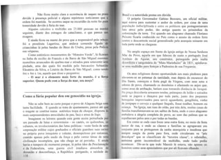 Não ficou muito clara a ocorrência de saques na praia
devido à presença policial e alguns repórteres noticiaram que a
ordem foi mantida. Se ocorreu saque na escuridão da noite foi pura
temeridade devido à fúria do mar.
Alguém calculou a multidão em 25.000 pessoas na manhl
seguinte, diante dos estragos do cataclismo, o que parece um
exagero.
E ainda ficou na mente do povo que a responsável pelo rebojo
foi a prostituta Lagartixa, que andava comendo fígado do
criancinhas lá pelas bandas do Beco do Urubu, presa pela Polícia
nas vésperas.
Como autênticos monumentos do "Monstro Verde", lá ficaram
na linha de recifes do Francês e da Barra de São Miguel enormes
monolitos arrancados do quebra-mar e atirados para sotavento sem
piedade, uma das quais foi medida pelo barcaceiro Sebastião
Eleutério da Silva, o Lotério da Barra de São Miguel, como tendo
6m x 4m x 1m, aquele que disse e perguntou:
- O mar é o elemento mais forte do mundo, é
superior. Quem pode com a força do mar, seu moço?
~-------------------------,---------------------------,-----------------------
Como a fúria popular deu em genocídio na igreja.
Não se sabe bem ao certo porque o povo de Alagoas briga com
tanta facilidade. E quando se trata de ajuntamento, parece até que
o magote se contitui numa autêntica tropa de choque, disposta às
mais surpreeendentes atrocidades de pau, faca e arma de fogo.
Imaginem os leitores quando esta gente assim perturbada por
um passado de lutas e extermínios - os caetés, os quilombos, os
cabanos, os revolucionários das lutas políticas - veste farda de uma
corporação militar cujos graduados e oficiais guardam suas raízes
no próprio povo irrequieto e valente, desrespeitoso por natureza,
contido apenas pelo medo da força e pelo verniz tênue de uma
civilização incompleta, que não chega ao zé povinho. E ainda
hnvia o tempero do momento porque, lá pelos idos da Proclamação
l.' dn Federalista, uma guerra civil irradiava atmosfera de
1ksunião e desconfiança, a República perigando, a unidade do
11 X
Brasil e a autoridade postas em dúvida.
O próprio Governador Gabino Bezouro, um oficial militar,
nqui estava para sustentar o andor da ordem, por cima de uma
população indisciplinada e entre os políticos que protagonizavam
luta atroz pelo poder, tão antiga quanto os primórdios da
colonização da terra. Foi quando um alagoano chamado Floriano
Peixoto ficaria conhecido no País como o arauto da ordem forte
contra o descontrole social generalizado pela anarquia reinante em
toda parte onde se chegasse.
No amplo espaço em frente da Igreja antiga de Nossa Senhora
Mãe do Povo, aquela em que faleceu de susto o português José
Antônio de Aguíãr, - seu cõnstrutor, perseguido. pela.. málta
dcsorcf'ei~ã·e-sãngüiiiária do "Mata MarinheuÕ" de 183 1, apinhava-
sc uma t1l,ultidão para festejar a Padroeira de sua Freguesi~.
Os atos religiosos deram oportunidade aos mais piedosos para
elevarem-se ao patamar da santidade, mas depois do escurecer do
Dia Santo, começou a festa pagã da Virgem, com seus sons e
odores de povo, chamando os demônios e afastando os anjos que,
como aves de arribação, batiam asas tomando distância de Jaraguá.
Na praça descoberta armaram tendas, palanques de leilão e estrados
onde se jogava e dançava por toda parte, junto dos pequenos
botequins improvisados para servir aguardente, gengibirra, vinho
de jenipapo e cerveja a qualquer freguês, fosse mulher, homem ou
1.:riança. Na Igreja, nas ruas do oitão, por trás dela, muitas casas de
fomília transformavam-se em salões de festa, onde o coco alagoano
embalava a alegria completa do povo, ao som das palmas que se
espalhavam pelos ares e por todas as bandas.
Era como se cada casa fosse uma outra festa, no meio da festa
maior de rua, e onde as classes e famílias se agrupavam em
conjunto para se protegerem da sanha anarquista e insultosa que
'iCmpre surgia da porta para fora, onde circulavam os "pés
descalços" que se classificam de "terceira classe", o rebotalho,
nnônima gente incontrolável da· multidão, onde tudo podia
,1contecer. Dir-se-ia que todo Maceió lá estava, não apenas os
l'csteiros como seus apreciadores que por ali ficavam olhando.
_ __.._. lü -~--
 