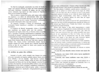 No final da madrugada, amontoados nos trotes de bondes
carga e em carroças estavam os corpos que foram apanhados
toda parte, disformes, vermelhos de sangue, uns por cima
outros, enterrados logo depois em valas comuns no Trapiche
Barra ou no Cemitério de Jaraguá.
Não se contou o número de mortos, pelo menos nada const
nos arquivos e no diário do Subcomissário Ether que n
também a visita do Governador Bezouro ao local da tragédia, lo
pela manhã, junto com ele e muitos "bezouristas" consternados
procurando informações sobre como tudo ocorrera.
No inquérito acusaram a Polícia de desenfreada, mas
Comjssário Sobral classificou a multidão e os matriculados
desordeiros.
O Comércio de Maceió, incorporado, visitou o Governad
para manifestar sua repulsa pelos atos dos policiais.
Magistrados da Capital, dentre eles_os Doutores Juízes Leopoldi
Neto e Aucedino Cavalcante manifestaram-se indignados com "Ai
Hecatombe de Jaraguá", atribuindo como causa dos aconteciment
a indisciplina do Corpo Policial do Estado.
Pelo genocídio dentro do Templo Sagrado, a Cúria interditou a
Igreja Nossa Senhora Mãe do Povo por vinte anos, segundo diz 1
tradição oral. Alguns escritos minimizaram tempos depois a
tragédia contada por Ether, dizendo que a referida interdição foi
devida ao fato de um soldado ter morto certo popular que se
escondera debaixo do altar.
Os urubus na pena dos críticos.
Somente a Levada podia competir com Jaraguá em uru
1
bus
pelos ares e pousados em esgotos, quintais, estacas, muros, areia da
praia, telhados, e até nas calçadas. Aqui ficavam o paraíso da
sujeira: o porto, os terrenos baldios, areias da praia com dejetos
ferm'entados da Fábrica de Coco de Seu Atahyde, a incrível lixeira
por baixo dos trapiches, um mercado público infecto e um curtume,
mercadorias de mau cheiro, açougues e matadouros clandestinos, o
permanente tratamento que se fazia do peixe, enfim, a imundície
lflo no gosto daquela ave injustiçada e desgraçadamente agourenta,
l ll
1111111 que fazia cotidianamcntc a limpeza urbana deixada pela folt11
lk educação da gente e pela omissão do Intendente Municipal.
Nos dias quentes e nublados, quando parava a atmosfera e as
1111 entes de ar subiam na vertical, uma nuvem negra de urubus
, .1h1ta o céu sem bater asas, não se sabendo ao certo se toda aquela
11opulação morava lá mesmo, ou se vinha de outras bandas para
1 11memorar algum acontecimento, como fazia a "aviação de
( oqueiro Seco", os próprios abutres do outro lado da Lagoa
M11ndaú que chegavam aos montes.
Foi num destes dias quentes do ano de 1927, possivelmente na
quaresma, que uma escritora pernambucana chamada de Débora de
l'nl afirmou que Maceió era a "Cidade dos Urubus", em crônica
publicada num jornal de Recife.
Muitos anos depois, o fato ainda impressionava a mente
popular e motivou a imaginação do cronista colaborador da revista
"0 Natal'', 1944, com o pseudônimo de Junius, que, cheio de
11unia, criou uma conversa entre dois urubus pousados num muro
Invado de sol, suponhamos no Beco do Urubu, zona do baixo
111cretrício, onde eles se concentravam mais da conta, botando
·1:ntido num esgoto a céu aberto por onde escoavam dejetos
humanos e restos de comida e de lavagem de um açougue.
Na época os urubus foram transformado~ em bode expiatório,
.11cm das queixas contra a escritora pernambucana e a inércia dos
ti<>vemantes na limpeza urbana e na proteção sanitária da população
.uneaçada pela colossal lixeira que era nosso bairro.
Apesar de tanta comida à disposição, ali estavam os nossos
urubus lamentando:
- É como lhe estou dizendo: nunca vivemos uma época tão
dificil.
- Realmente, mas temos vivido outras épocas igualmente
graves, continuou o outro.
- Concordo, mas nunca nenhuma como esta, insistiu o
primeiro.
E passaram a recordar as adversidades: a moda moderna de se
matar urubus com cianureto de potássio ou Formicida Tatu e as
difamações contra eles. E continuaram:
- É que nós esquecemos facilmente o passado.
- Qual o que! Antigamente podiam as donas de casa não
123
 