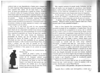 conhecia todas as suas dependências e fundos para a margem d
rio, onde vicejavam velhas mangueiras, um pé de cajarana e um o
outro coqueiro, chão batido até um muro baixo e uma ce
baixa de arame que delimitavam o quintal do vizinho, residênc·
do conhecido médico Dr Ezequias da Rocha. Afinal de contas, hj
muito tempo andava de serviço noturno naquelas bandas e até era o
seu dever patrulhar as proximidades e vadear pelos mangues à hei
dos quintais. Quanto ao Governador, nenhuma dificulda~
encontrava também porque era um de seus guarda-costas e com ele
andara sozinho na boléia de um automóvel, a autoridade dando suas
costumeiras voltinhas na cidade, plantado no volante e com aquele
chapéu elegante e caro na cabeça.
Era o dia 13, oito horas da noite de uma segunda-feira
insignificante de dezembro de 1926, segundo ano do governo, e
pouco depois de ter o funcionário estadual Jonas Feitosa colocado
Felismino na Guarda Civil, sob recomendação do Coronel Eduardo
Maia, respeitável proprietário em Viçosa, de quem fora vaqueiro.
Além disso, tirava leite numa vacaria em Bebedouro, de
propriedade de Feitosa, que era wn homem importante na
Secretaria do Interior do Estado, e que não .tivera a menor
dificuldade em dizer das boas qualidades do seu candidato ao
Inspetor da Guarda, o velho Tenente-Coronel Manoel Pinto, oficial
direito e crédulo, que não sabia do passado de seu novo
subordinado, autor de um crime no Cariri, motivo pelo qual buscara
proteção na distância e boas graças de um coronel do interior
alagoano.
126
Mas, voltemos aos acontecimentos da
Silvério Jorge.
Depois de cruzar a ponte, lá estava
felismino ganhando o mangue e alcançando o
quintal do Dr Ezequias, subindo numa
mangueira e fazendo ponto no Governador que
lia calmamente um jornal ao lado de Mlle
Sigaud e em frente de outra pessoa que não
reconheceu (na verdade era o Dr Eugênio
Soares), por certo ao som de uma boa vitrola
tocando alguma sonata de Mozart.
Mas, naquele momento de grande tensão, Felismino, cm sun
11l111u de sicário, teve um lampejo de consciência, como declamu
d~·pois, e achou também a distância grande demais para um disparo
r1tciro, ou teve medo das conseqüências de seu ato. E resolveu
1ctroceder furtivamente como chegara pelas lamas do Salgadinho.
No dia seguinte. terça-feira, foi até o escritório do mandante,
1111 mesmo em Jaraguá, e confidenciou-lhe seu arrependimento,
tkando surpreso com a reação dele. por trás de uma escrivaninha:
- É mesmo, Seu Cuarda Felismino. Até eu me arrependi
tnmbém. Afinal de contas eu posso esquecer tudo isso e fazer
1111 pazes com o Costa, amanhã ou depois ....
Sobre os fatos daqueles dias emocionantes, Felismino ficou
pensando no porquê de seu companheiro, o Guarda Pedro Vilar de
Araújo, ter desistido de acompanhá-lo no serviço, não se sabendo
.1té hoje a razão e como as coisas evoluíram daí por diante, porque,
110 dia 15, quarta-feira, contrariando a lógica dos fatos, lá estava ele
11ovamente com seu rifle agora no próprio quintal do Governador,
ut1dc penetrou por uma cerca de arame cortada com alicate,
deixando no chão o seu quepe e sapatos, subindo depois numa
outra mangueira mais próxima, de cujos galhos avistou Costa Rego
umversando na varanda com seu velho amigo Adalberto
Marroquim. E titubeou mais urna vez. Seria mesmo a hora do
"icrviço? Enquanto pensava se o tiro sairia certeiro, certamente
balançando levemente os galhos e procurando uma posição boa de
ponto, o seu movimento estranho despertou a atenção de um casal
de gansos do Dr Ezequias que, passando por baixo da cerca de
arame, deu chegada alarmando sem parar um instante, aturdindo
Fclismino que teve de descer ligeiro mas em tempo de revelar sua
posição, inclusive para uns guardas que foram chamados pela frente
do casarão e que chegaram a tempo de reconhecê-lo quando
mergulhava na escuridão do mangue.
Depois de lavar as pernas sujas de lama, de um jeito qualquer,
chegou em casa muito nervoso e tratou de enterrar o rifle no
quintal, dizendo para a esposa Maria Macena:
- Estou servindo a dois partidos ..não quero ser descoberto.
Segundo disse a mulher num interrogatório, a razão que o
127
 