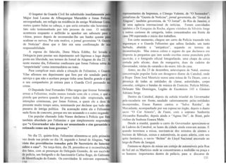 O Inspetor da Guarda Civil foi substituído imediatamente po
Major José Lucena de Albuquerque Maranhão e Jonas Feito
envergonhado, em refúgio na residência do amigo Waldemar Li
meteu quatro balas na cabeça, o que seria estranho não houvesse
fato sido testemunhado por três pessoas da casa. O suicíd
aconteceu enquanto o anfitrião ia apanhar um sabonete para
vítima, pouco depois de recomendar-lhe um banho quente p
acalmar os nervos. Por este motivo, o jornal governista "A Gaz
de Notícias" disse que o fato era uma confirmação de s
responsabilidade.
A esposa do falecido, Dona Maria Edithe, foi levada
Delegacia para prestar seu depoimento sob lágrimas e logo depo
posta em liberdade, nos termos do Jornal de Alagoas do dia 22.
neste mesmo dia, Felismino confessara que Jonas Feitosa sabia
"empeleitada" como intermediário no trato.
Para complicar mais ainda a situação de Felismino, o Guar
Vilar afirmou em depoimento que fora por ele sondado para
serviço e que não o aceitara porque tinha uma família grande e q
o seu companheiro já entrara para a Guarda Civil pensando n
crime.
O Deputado José Fernandes Filho negou que tivesse fornecid
armas a Felismino, muito menos tratado com ele o crime, e que a
pistola que portava quando foi preso tinha sido emprestada, sem
intenções criminosas, por Jonas Feitosa, a quem ele a dera de
presente muito tempo antes, terminando por declarar que tudo não
passava de intriga política. Da acareação entre ele e Felismino
nada ficou de concreto, porque era um acusando e o outro negando.
Um popular chamado João Nunes declarou à Polícia que fora
também abordado por Felismino e que simplesmente respondera
que "o Governador não dev.ia ser assassinado e sim garantido e
estimado como um bom governo."
No dia 23, quinta-feira, Felismino alimentou-se pela primeira
vez desde sua prisão no dia 18, segundo o Jornal de Alagoas, "em
vista das providências tomadas pelo Dr Secretário do Interior
sobre o caso". Na terça-feira, dia 28, procedeu-se à reconstituição
dos fatos, com as presenças do Delegado Gusmão, de um escrivão
de polícia, um fotógrafo e do funcionário Carlos Rego, do Gabinete
de Identificação do Estado. Os convidados lá estavam esperando
110 '
1 ~prcsontantes da Imprensa, o Cônego Valente, de "O Scmcmlo1",
1111 nalistas da ''Gazeta de Notícias", jornal governista, do ''Jornal de
Alagoas", também governista, de "O Jornal". do Rio de Janeiro. e
d1• uma agência internacional de notícias. Foram convidados
1.11Hbém o Dr Ezequias da Rocha, alguns vizinhos da Silvério Jorge
~1 outros curiosos de categoria, todos concentrados em frente da
1•11sa 290 esperando o início dos trabalhos.
Em certo momento, chegou um carro da Polícia trazendo três
'4l'~uranças e o Guarda Felismino que saltou fardado, um tanto
lhlrbado, abatido e ''antipático", segundo os termos da
tl'COnstituição. Mas estava calmo e seguro do que declarava em
tl'!!posta às perguntas que iam sendo escritas numa prancheta pelo
1''1Crivão, e o fotógrafo oficial fotografando, uma chapa da cerca
l'01tada pelo alicate, duas da mangueira, duas da cadeira do
Clovemador, várias da varanda e do muro, três da casa.
Antes, no dia 23 de dezembro, antevéspera de Natal, enorme
1•oncentração popular fazia um desagravo diante da Catedral. onde
11 13ispo Dom José Maurício rezou uma missa de Te Deum, com a
presença de todas as entidades de classe, autoridades, corpo
consular, colégios e bandas de música do Exército, Polícia Militar,
Orfanato São Domingos, Legião de Escoteiros 143 e Ginásio
Adriano Jorge.
Dentro da Catedral, depois da subida triunfal do Governador
pela escadaria em frente, saudado calorosamente pelas entidades
i11corporadas, Eneas Ramos cantou o "Salve Rainha'', de
Marcadante, acompanhado por sua esposa no órgão, depois o dueto
Httcro "O Cor Amoris", de Faure, com a soprano Senhorita
/ lexandra Ramalho, depois ainda o ''Agnus Dei", de Bizet, pelo
violino da Senhora Enaura Melo.
Desde a manhã, quando o carro do Governador aproximou-se
da Ladeira da Catedral, as luzes da cidade ainda estavam acesas. E
quando terminou a missa, ouviram-se dez minutos de sirenes e
buzinas de fábricÇts, usinas e automóveis, às quais aderiu, com seu
npito fantástico, o navio "Belém'' do Lloyd Nacional ancorado ao
largo do Porto de Jaraguá.
Fonnou-se depois da missa um cortejo de automóveis pela Rua
do Sol até os Ma11írios onde se concentraram a multidão na praça e
os homens importantes dentro de palácio, para o discurso de
131
 