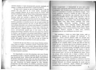 colorido atraente e o mais circunstanciado possível, mantendo, no
entanto, o cuidado em não desvirtuar o sentido das histórias.
De tanto ouvir e pensar no que era Jaraguá antigo, o que fiz
d~ante' três anos, além de ter vivido minha juventude no
barrr~ (arrabalde Pajuçara, ali no início da Rua do Araçá), onde
tambem trabalharam meu pai Paulo Pedrosa fabricando mosaicos e
meu avô matemo Alfredo de Maya administrando açúcar e
finanças, acabei por assimilar a maneira de ser e de falar das
pessoas, assim como as coisas que eram possíveis de acontecer.
Sabemos todos também que boa dose de cores e contornos das
~istó:ias ~uardadas na memória do povo são em parte produto da
1magmaçao, naquele processo que não se pode desprezar porque
tem profunda identidade com a própria alma alagoana, no ambiente
cultural que ainda hoje nos motiva. É preciso que o leitor leve em
conta ainda que o popular alagoano é muito crítico, irreverente e
jocoso, principalmente quando quer rir dos outros e de suas
próprias desventuras e atropelos. Para isso cria, improvisa, aumenta
ou diminui o que lhe parece conveniente numa história, é capaz de
esconder aspecto negativo quando gosta da pessoa focalizada ou
, '
exagera-lo quando não lhe tem simpatia, inventar coisas ruins
quando dela guarda rancor, e tudo isso tem que ser levado em
conta, na medida em que as históriasJescoarem pela sua crítica.
É possível até que uma dúzia ou mais dessas histórias tenham
como ponto de origem o anedotário popular transportado para o
cotidiano do imaginário, e que, portanto, algumas delas não tenham
acontecido de fato. Mesmo assim, considerei que deveria contá-las,
porque mostrariam a mente e a cultura do povo de Jaraguá, e 0 que
era capaz de pensar e produzir.
Foi despoTltando, no correr das pesquisas, urna maior fixação
nas histórias de tipos e situações populares do que de pessoas no
tope da pirâmide social. Observei que seria dificil contar histórias
de homens importantes porque notei, nos seus descendentes, uma
certa reserva e reticência, certamente menos por razões morais do
que pelo formalismo da família alagoana de elite, trancada
exclusivista e um tanto vaidosa. Ao contrário, a memória social do~
humildes é muitas vezes mais aberta em colorido e formas talvez
8 '
divido A !iimplicidudc e à informalidade do nosso povo, 11011111
u11t.1u1ia menos impregnada pelas influências intelectuais e culturnil'i
Llo c1ttr1111gciro. Mas reconheço que o progresso do bairro se deve ao
fot~o e t competência de pessoas que lideraram Jaraguá. Eram
l111111c:11~ KCtnlmente honestos e voltados de corpo e alma para o
111111ccmtimcnto, seja industrial, seja comercial, seja na área dos
li 1 vi~o!'i ou atividades liberais, cujos nomes marcaram a vida do
1)111110 ncflte século que vai passando, e que formaram cepas de
ltu11U111!t 11nportantes: Teixeira Basto, Leão, Goulart, Pereira, Paiva,
t•r11wto, Nunes Leite, Maia Gomes, Gracindo, Lins, Lima,
Mndmdu, Lages, Wanderley, Lavenere, Wuckerer, Lyra,
l lt111111ullcs. Simões, Fortes, Carnaúba, Pedrosa, Mascarenhas,
1npcs, Clama, Ferreira Fernandes, Mello, Galvão. Maya, Omena,
H1111111mto, Morais Cabral. Loureiro Barbosa, Rosa Oiticica, Pádua,
Vlt'll nncclos, Pacheco, Azevedo e outros mais, inclusive
' 111111l(c1ros que por aqui trabalharam com muito vigor.
Pnru emoldurar o bairro no início deste século, onde se
l!t1t11.:c11trum as histórias do cotidiano ("O Ambiente" e "O
ll11111cm"), resolvi escrever primeiro sobre um passado mais
1c11ioto, para que o leitor conhecesse as origens e a evolução de
lr11nsu11. fambém nesta primeira parte ("O Princípio") não tive a
p1clc!m1no de ser completo senão a de dar uma idéia ao leitor do
c 11fü 10 cm que vai transitar para reviver as histórias seguintes. E
h1tul11 espero a compreensão de todos para que passem por esta
p111ll' Inicial sem se cansarem porque, em seguida, o texto se tomará
111111 vc1 mais interessante naquilo que diz respeito à vida do
!mino nos tempos recentes. Até mesmo não sei ao certo o motivo
il'-'tilll primeira parte do livro ser tão diferente das outras. Talvez
eoi11 porque tenha morrido com o tempo a tradição oral dos
p111nciros séculos de Jaraguá, enquanto que, de época mais recente,
11111tla se guarda a sua memória viva e, portanto, mais atraente.
No que se refere à forma, abandonei as referências de pé de
p(1~im1 ma bibliográficas para apresentar um texto leve e fora de
qunlqucr limitação, em crônicas organizadas de acordo com os
1111s1111tos a que se referissem. Quem o desejar que verifique a
l11hliografia consultada para ir mais fundo no assunto.
9
 