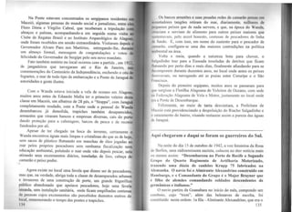 Na Ponte estavam concentrados os sergipanos residentes e
Maceió, algumas pessoas do mundo social e jornalistas, entre el
Floro Dória e Virgílio Cabral, que receberam a tripulação co
abraços e palmas, acompanhando-a em seguida numa visita
Clube de Regatas Brasil e ao Instituto Arqueológico de Alagou.
onde foram recebidos em sessão extraordinária. Visitaram depois o
Governador Alvaro Paes nos Martírios, entregando-lhe, duran
um almoço formal, mensagem de congratulações e votos de
felicidade do Governador de Sergipe pelo seu novo mandato.
~ato t~bém notório no local ocorreu com a partida , em 1922,
de Jangadeiros que navegaram até o Rio de Janeiro, n~
comemorações do Centenário da Independência, enchendo o céu de
foguetes, o mar de todo tipo de embarcação e a Ponte de Jaraguá da
autoridades e gente ilustre.
. Com o Wanda estava iniciada a vela de oceano em Alagoas.
muitos anos antes de Eduardo Mafra ter o primeiro veleiro desta
classe em Maceió, um albatroz de 28 pés, o "Stoppa", com Jaraguá
completamente mudado, com a Ponte onde o pessoal do Wanda
desem?arcou j~ demolida, trapiches também desaparecidos,
armazens que viraram bancos e empresas diversas, cais do porto
dando proteção para a cabotagem, barcos de pesca e de recreio
fundeados por ali.
Apesar de ter chegado na boca do inverno, certamente o
Wanda encontro~ á~uas mais limpas e cristalinas do que as de hoje,
sem sacos de plasttco flutuando em manchas de óleo jogadas ao
mar pelos próprios pescadores sem. nenhuma fiscalização nem
e~ucação ambiental, poluindo o mar onde vão depois pescar, nela
atirando seus excrementos diários, tonelad~s de lixo, cabeça de
camarão e peixe podre.
Agora existe no local uma favela que dizem ser de pescadores,
m~s que, na verdade, abriga toda a classe de desamparados urbanos
e, m~asores de uma construção de porte, um grande frigorífico
~ubhco abandonado que apoiava pescadores, hoje uma favela
imunda, sem instalação sanitária, onde ficam empilhadas centenas
de pessoas cujos excrementos são percebidos duzentos metros do
local, rememorando o tempo das pontes e trapiches.
114
Os barcos arrastões e suas pesadas redes de caman)o prn1rns c111
11 '411stadores tangões retiram do mar, diariamente, milhares du
11n1ucnos peixes que de nada servem, e que, na época do Wandn,
ll1sciam e serviam de alimento para outros peixes maiores que
li ~tentavam, pelo anzol honesto, centenas de pescadores de linha
.ll· fundo. E, com isso, em nome do sustento para o pescador de
1.11narão, configura-se uma das maiores contradições na política
11111bicntal na área.
Volta e meia, quando a natureza bota para chover, o
'-1,1lgadinho traz para a Enseada toneladas de detritos que ficam
ll11tuando por perto dias e mais dias, finalmente afundando para se
rll·comporern durante duzentos anos, no local onde antes os peixes
1ksovavam. ou navegando até as praias entre Coruripe e o São
1 rnncisco.
Depois do pioneiro segipano, muitos anos se passaram para
que surgisse a Flotilha Alagoana de Veleiros de Oceano, com sede
11.1 f cdcração Alagoana de Vela e Motor, justamente no local onde
L'ta a Ponte de Desembarque.
Felizmente, no meio de tanta desventura, a Prefeitura de
Maceió está providenciando a despoluição do Riacho Salgadinho e
11 saneamento do bairro, visando restaurar assim a pureza das águas
de Jaraguá.
·-----------------------------------~-------------------------------------------
Aqui chegaram e daqui se foram os guerreiros do Sul.
Na noite do dia 15 de outubro de 1942, a voz feminina da Rosa
de Berlim, uma rádioemissora nazista, colocou no éter notícia mais
ou menos assim: "Desembarcou no Porto de Recife o Segundo
Grupo do Quarto Regimento de Artilharia Motorizado,
trazendo uma dúzia de canhões Krupp 75 fabricados na
Alemanha. O navio foi o Almirante Alexandrino construído em
llarnburgo, e o Comandante do Grupo é o Major Brayner que
é filho de alemães comandando soldados descendentes de
germânicos e italianos."
O navio partira da Guanabara no início do mês, compondo um
comboio, cujo "trem", além das belonaves de escolta, foi
constituído nesta ordem: la fila - Almirante Alexandrino, que era o
135
 