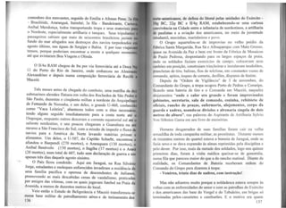comodoro dos mercantes, seguido do Emília e Afonso Pena; 2a
- Brasilóide, Araranguá, Itaimbé; 3a fila - Bandeirante, Cari
Aníbal Mendonça, todos transportando tropa e seus materiais
o Nordeste, especialmente artilharia e tanques. Seus tripulantes
passageiros sabiam que mais de seiscentos brasileiros jaziam
fundo do mar afogados nos destroços dos navios torpedeados
agosto último, nas águas de Sergipe e Bahia. E por isso viajav
tensos, porque poderiam encontrar a morte a qualquer momen
até que avistaram Boa Viagem e Olinda.
O Il/4o RAM chegou de ltu por via ferroviária até a Doca
11 do Porto do Rio de Janeiro, onde embarcou no Almiran
Alexandrino e depois numa composição ferroviária de Recife
Maceió.
Três meses antes da chegada do comboio, uma matilha de de
submarinos alemães flutuou em volta dos Rochedos de São Pedro
São Paulo, duzentas e cinqüenta milhas a nordeste do Arquipélag
de Fernando de Noronha, e um deles, o grande U-460, conhecido.
como "Vaca Leiteira'', abasteceu todos com o óleo necessário.
tendo alguns seguido imediatamente para a costa norte até o
Oiapoque, enquanto outros desceram a corrente equatorial sul até o
saliente nordestino, e uns poucos chegaram a Guanabara ou até
mesmo a São Francisco do Sul, com a missão de impedir o fluxo de
navios para a América do Norte levando matérias primas e
alimentos. Um deles, o U-507, do Capitão Scharht, encontrou e
afundou o Baependi (270 mortos), o Araraquara (130 mortos), o
Aníbal Benévolo (150 mortos), o Itagiba (37 mortos) e o Arará
(20 mortos), num total de 607, tudo sem declaração de guerra e em
apenas três dias daquele agosto sinistro. ·
O País ficou condoído. Aqui em Jaraguá, na Rua Silvério
Jorge, estudantes e moleques enfurecidos invadiram a residência de
uma família pacífica e operosa de descendentes de italianos
promovendo as mais descabidas cenas de vandalismo, praticada~
por amigos das vítimas, com os quais jogavam futebol na Praia da
Avenida, a menos de duzentos metros do local.
Veio então o Estado de Beligerância e Maceió transformou-se
numa base militar de patrulhamento aéreo e de treinamento dos
136
norte-americanos, de defesa do litoral pelas unidades do Exército -
'ºº BC, 22Q BC e Il/4Q RAM, estabelecendo-se uma curiosa
:OlVivência na Cidade entre a infantaria de nordestinos, a artilharia
llr paulistas e a aviação dos americanos, no meio da juventude
e'lludantil, mocinhas, marinheiros e povo.
O Grupo aquartelou-se de improviso no velho prédio da
hbrica Santa Margarida, Rua Sá e Albuqll:erque com Mato Grosso,
qunse na Avenida da Paz e bem em frente da Fábrica de Mosaicos
ilt3 Paulo Pedrosa, despontando para os largos espaços da praia,
nnde os soldados faziam exercícios de campo, colocavam seus
l anhões em posição, construíam trincheiras e instalavam teodolitos,
prnnchetas de tiro, balizas, fios de telefone, em constantes vozes de
l·omando, apitos, toques de cometa, desfiles, disparos de festim.
Depois da "Ordem de Vigilância" de 3 de novembro, do
('omandante do Grupo, a tropa ocupou Porto de Pedras e Coruripe,
licando urna bateria de tiro e o Comando em Maceió, naqueles
11lojamentos "onde o calor era grande e foram improvisados
gabinetes, secretaria, sala de comando, cozinha, refeitório de
oficiais, rancho de praças, enfermaria, alojamentos, corpo da
guarda e xadrez, usando-se divisões e alvenaria singela de dois
metros de altura", nas palavras do Aspirante de Artilharia Sylvio
Von Sõhsten Gama em seu livro de memórias.
Homens desgarrados de suas famílias foram cair na velha
nrmadilha de toda campanha militar, as prostitutas. Distante menos
de trezentos metros do quartel estava a boemia de Jaraguá, onde se
fazia sexo e se dava expansão às almas reprimidas pela disciplina e
pelo dever. Por isso, mais da metade dos soldados, logo nos quinze
primeiros dias, foram à visita médica queixar-se de gonorréia,
numa fila que pareceu maior do que a do rancho matinal. Diante da
realidade, os Comandantes de Bateria receberam ordem do
Comando do Grupo para dizerem à tropa:
- Venérea, trinta dias de xadrez, com instrução!
Mas não adiantou muito porque a soldadesca estava sempre às
voltas com as enfermidades do amor e com as patrulhas do Exército
e dos americanos das base do Vergel e do Tabuleiro, em brigas só
terminadas pelos cassetetes e camburões. E o motivo era quase
137
 
