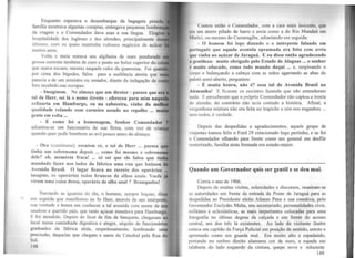 Enquanto esperava o desembarque da bagagem pesada,
família mostrava algumas compras, entregava pequenas lembr
da viagem e o Comendador dava asas a sua Hngua. Elogiou
hospitalidade dos ingleses e dos alemães, principalmente de
ultimos, com os quais mantinha vultosos negócios de açú1,;ar
muitos anos.
Volta e meia mirava seu algibeira de ouro pendurado
grossa corrente também de ouro e posto no bolso superior do col
que usava escuro, mesmo naquele calor da quaresma. Foi quan
por cima dos bigodes, falou para a audiência atenta que
parecia a de um ministro ou senador, diante da indagação de co
fora recebido nas europas:
- Imaginem. No almoço que um diretor - parece que er1
tal de Herr, sei lá o nome direito - o.fereceu para mim naque
refinaria em Hamburgo, eu na cabeceira, vinho da melb
qualidade rolando com carneiro assado no repolho ... mui
gente em volta ...
- E como foi a homenagem, Senhor Comendador-
adiantou-se um funcionário de sua firma, com voz de
quando quer pedir bombom ao avô pouco antes do almoço.
- Ora (continuou), escutem só, o tal de Herr ... parece q
tinha um sobrenome depois ... como foi mesmo o sobrenom
dele? oh, memória fraca! ... só sei que ele falou que tin
mandado fazer nos lados da fábrica uma rua que batizou d
Avenida Brasil. O lugar ficava no recreio dos operários ...
imagine, os operários todos brancos de olhos azuis. Vocês i•
viram uma coisa dessa, operário de olho azul ? Branquelos!
Narrando as iguarias do dia, o homem, sempre loquaz, disse
em seguida que manifestou ao Sr Herr, através de um intérprete,
sua vontade e honra em conhecer a tal avenida com nome de seu
saudoso e querido país, que tanto açúcar mandava para Hamburgo.
E foi atendido. Depois do licor de fim de banquete, chegaram ao
local numa caminhada digestiva e alegre, séquito de funcionários
graduados da fábrica atrás, respeitosamente, lembrando uma
procissão, daquelas que chegam e saem da Catedral pela Rua do
Sol.
148
Contou então o Comendador, com a cara mais i11occnh.', tllll.'
1;1.1 um aterro pilado de barro e areia como a do Rio MW1daú cm
M111 ici. ou mesmo do Camaragibe, adiantando em seguida:
- O homem foi logo dizendo e o intérprete falando em
português que aquela avenida aprumada era feita com areia
11nc vinha no açúcar de Jaraguá. E eu disse então agradecendo
11 ~cntileza: muito obrigado pelo Estado de Alagoas ... o senhor
(• muito educado, como todo mundo daqui ... e, empinando o
1..mpo e balançando a cabeça com as mãos agarrando as abas do
pnlctó semi-aberto, perguntou:
- É muita honra, não é? essa tal de Avenida Brasil na
Alemanha! E ficaram os ouvintes fazendo que não entenderam
nada. E perceberam que o próprio Comendador não cap.tou a ironia
do alemão, do contrário não teria contado a história. Afinal, a
vergonhosa mistura não era feita no trapichc e sim nos engenhos ...
uem todos, é verdade.
Depois das despedidas e agradecimentos, aquele grupo de
viajantes tomou feliz o Ford 29 estacionado logo pertinho, e se foi
o Comendador olhando para frente como um general em desfile
motorizado, família atrás formada em estado-maior.
Quando um Governador quis ser gentil e se deu mal.
Corria o ano de 1906.
Depois de muitas visitas, solenidades e discursos, reuniram-se
as autoridades em frente da entrada da Ponte de Jaraguá para as
despedidas ao Presidente eleito Afonso Pena e sua comitiva, pelo
Governador Euclydes Malta, seu secretariado, personalidades civis,
militares e eclesiásticas, as mais importantes colocadas para uma
fotografia no último degrau da calçada e em frente do acesso
central, um dos três lá existentes. Ao lado do visitante ilustre
estava um capitão da Força Policial em posição de sentido, erecto e
aprumado como um guarda real. Era muito alto e espadaúdo,
portando no ombro direito alamares cor de ouro, a espada em
talabarte do lado esquerdo da cintura, quepe novo e reluzente
149
 