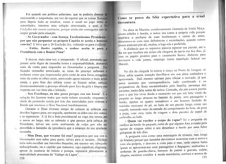 Foi quando um político palaciano, que se poderia chamar
intrometido e inoportuno, em vez de esperar que as coisas fluis
para depois tudo se resolver, como é usual no jogo entre
autoridades, intentou uma solução atravessada, a qual o
Euclydes não ousou contrariar, porque ainda não conseguira sair
torpor gerado pela situação:
- Sr Governador - com licença, Excelentíssimo Presiden
por que não perguntar ao próprio Capitão se aceita o hon
convite? E foi o que o Dr Euclydes fez, voltando-se para o ofici
- Então, ilustre capitão, o senhor aceita ir para
Presidência com o Doutor Pena?
E deu-se, mais uma vez, o inesperado. O oficial, pensando q
jamais seria digno de tamanha honra e responsabilidade, demo
mais da conta para responder ao Governador a pergunta. F
ficando vermelho arroxicado, as veias do pescoço saltaram
andaram como que imprensadas pela corda de uma forca, arregal
mais da conta os olhos azuis, parecendo agora maiores e mais az
ainda, e para fora das órbitas como se fossem saltar, estico
desmesuradamente o pescoço afinado para fora da gola e largou s
resposta em voz bem alta e trêmula:
- Seu Excelença, eu não posso porque sou um bosta! E
solução foi fazerem todos que nada tinham escutado, enquanto o
chefe do protocolo corria por trás das autoridades para ordenar l
Banda que iniciasse o Hino Nacional imediatamente.
Durante o Hino tiveram tempo de colocar as cabeças nos
devidos lugares para, em seguida, apertarem as mãos uns dos outros
e se separarem. E lá foi o bote presidencial na voga dos remos até
o navio ao largo, não se sabendo o que passou pela cabeça do
Presidente, talvez um certo sentimento de culpa por não ter
percebido o tamanho da ignorância que a estampa do seu ajudante
escondia.
- Meu Deus, que vexame foi esse? perguntou por sua vez o
Governador sem saber para quem, talvez para si mesmo. Melhor
teria sido escolher um baixinho daqueles, até mesmo um cabeçudo
indisciplinado, ou o capitão que mancava, cuja esperteza alagoana,
apesar da ausência de beleza e pompa, superaria plenarnente a
marcialidade prussiana do "Galego da Lagoa".
154
l r
C.:O.t.1,.Ô
__________________________________________________________________,_ _____ -·--
( ·01110 se passa da feliz expectativa para a cruel
th~svcntura.
Na alma de Marieta, carinhosamente chamada de Sinhá Moça,
iovcm esbelta e bonita, o noivo era como a própria vida porque
llll:lf)irava 0 perfume de suas lembranças e cartas de amor,
nlunentava-se com suas deferências e recordações. quando outras
1ovcns estavam por ali, muitas, e logo e~a a preferida. . _ ,
A distância que os separava parecia agravar sua pa1xao,. ate.~
1
hn cm que recebeu um aviso: ele chegaria de navio e~ de~ dias, Jª
l'tHn os papéis prontos para o casamento brev~, _dm~1eiro para
111iciarem a vida juntos, emprego numa repart1çao federal em
Maceió.
No dia da chegada lá estava a moça na Ponte de Jaraguá, só
Deus sabia quanta emoção fervilhava em sua alma. sonha~?ra e
,1paixonada. Dali mesmo sairiam para oficiar o no1:ado, Jª que
nntes ocorrera por correspondência, tudo combinado e os
preparativos da festa encaminhados pela família, presença dos
parentes, tanto dela como do noivo. Contudo, ela não estav~ pronta
para 0 que iria viver desde o momento em que um bote vmd.o do
paquete ao largo atracou no batente da ponte, sem passageiro a
bordo, apenas os quatro remadores e um homem fardado de
marinha mercante de pé, ao lado de um pacote longo como um
esquife, tomando mais da metade do comprimento do bote. de proa
a popa, com uma mala de viagem e dois pacotes de papel de
embrulho ao lado.
_ Quem vai receber o corpo do rapaz? foi a pergunta do
médico de bordo do paquete, certo de que alguém fora avisado pelo
agente de viagem sobre o seu desenlace a bordo por uma febre
galopante de três dias. .
A pergunta veio como uma mensagem de tristeza, mas l?nge
de Marieta pensar que tamanha desventura ocorresse com o noivo e
com ela própria, e desviou a vista para o mar, onde outros .botes
iguais se aproximavam com passageiros e bagagens, senhoritas e
senhoras de guarda-chuva, homens de paletó e gravata, colete,
chapéu meninos vestidos à moda marinheira, sorrisos e acenos de
, 155
 
