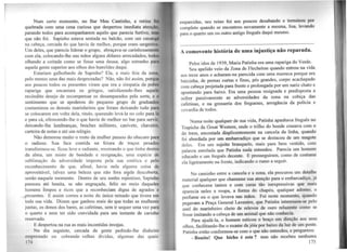 Num certo momento, no Bar Meu Cantinho, a rotina
quebrada com uma cena curiosa que despertou imediata atenção,
parando todos para acompanharem aquilo que parecia furtivo, mu
que não foi. Sapinho estava sentada no balcão, com um caxanp
na cabeça, cercada do que havia de melhor, porque eram sargentos.
Um deles, que parecia liderar o grupo, abraçava-se carinhosamente
com ela, colocando-lhe nas mãos alguns dólares arrecadados, todo1
olhando a coitada como se fosse uma deusa, algo estranho para
aquela gente superior aos olhos dos humildes daqui.
Estariam galhofando de Sapinho? Ela, a mais feia da zona,
pelo menos uma das mais desprezadas? Não, não foi assim, porque
aos poucos todos os presentes viram que era a simpatia da pobre
rapariga que encantara os gringos, satisfazendo-lhes aquele
recôndito desejo de recompensar os desamparados pela sorte, e o
sentimento que se apoderou do pequeno grupo de graduados
contaminou os demais marinheiros que foram deixando tudo para
se colocarem em volta dela, rindo, querendo levá-la no colo para lá
e para cá, oferecendo-lhe o que havia de melhor no bar para servir,
deixando-lhe lembranças, broches militares, canivete, chaveiro,
carteira de notas e até um relógio.
Não demorou muito o rosto da mulher passou do obscuro para
o radioso. Sua face contida na feiura de traços pesados
transfom1ou-se, ficou leve e radiante, mostrando o que tinha dentro
da alma, um misto de bondade e resignação, uma espécie de
sublimação da adversidade imposta pela sua estética e pelo
reconhecimento de que, afinal, havia nela alguma coisa de
aproveitável, talvez uma beleza que não fora aipda descoberta,
senão naquele momento. Dentro de seu sonho repentino, Sapinho
pareceu até bonita, se não engraçada, feliz no meio daqueles
homens limpos e ricos que a reconheciam digna de agrados e
presentes. E assim correu a noite do único reinado que tivera em
toda sua vida. Dizem que ganhou mais do que todas as mulheres
juntas, os donos dos bares, as cafetinas, sem ir sequer uma vez para
o quarto e nem ter sido convidada para um instante de carinho
reservado.
E despertou na rua as mais incontidas invejas.
No dia seguinte, cercada de gente pedindo-lhe dinheiro
emprestado ou cobrando velhas dívidas, algumas das quais
17·t
esquecidas, seu reino foi aos poucos desabando e tcnninou por
completo quando se encontrou novamente a mesma, lisa, levando
para o quarto um ou outro antigo freguês daqui mesmo.
----------------------------------------------------------------------------------
A comovente história de uma injustiça não reparada.
Pelos idos de 1939, Maria Patinha era uma rapariga do Verde.
Seu apelido veio da Zona de Flecheiras quando entrou na vida
aos treze anos e acharam-na parecida com uma marreca porque era
baixinJ1a, de pernas curtas e finas, pés grandes, corpo ac~chapado
com cabeça projetada para frente e prolongada por um nanz chato e
apontando para baixo. Era uma pessoa resignada e predi~posta a
sofrer passivamente as adversidades da zo~a ~a cob1ç~ .das
cafetinas, e na grosseria dos fregueses, arroganc1a da pohc1a e
covardia de todos.
Numa noite qualquer de sua vida, Patinha apanhava freguês no
Trapiche da Great Western, onde o trilho do bonde cr.uzava com o
do trem, encostada displicentemente na cancela da linha, quando
foi abordada por um embarcadiço que se destacou de um magote
deles. Era um sujeito branqueio, mais para bem vestido, com
palavra enrolada que Patinha nada entendeu. Parecia um homem
educado e um freguês decente. E prosseguiram, como de costume
ela ligeiramente na frente, indicando o rumo a seguir.
No caminho entre a cancela e a zona, ela procurou um detalhe
material qualquer que chamasse sua atenção para o ~mbarcadiço, j.á
que conhecera tantos e com caras tão inexpressivas que mais
aparecia neles a roupa, a forma do chapéu, qualquer adorno, o
perfume ou o que levava nas mãos. Foi neste momento, quando
pegavam a Praça General Lavenere, que Patinha interessou-se pelo
anel do marinheiro cheio de relevos de ouro reluzente como se
fosse imitando a cabeça de um animal que não conhecia.
Para ajudá-la, o homem esticou o braço em direção aos seus
olhos, facilitando-lhe o exame da jóia por baixo da luz de um poste.
Patinha então conformou-se com o que não entendeu, e perguntou:
- Bonito! Que bicho é este ? mas não recebeu nenhuma
175
 