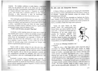 resposta. Na verdade, conforme se soube depois, o marinhei
notou em sua parceira um certo ar de cobiça que na verdade 1
coitada não tinha. E prosseguiram internando-se no oitão da lgroja
de Jaraguá, dobraram duas esquinas e chegaram no casario do
Verde, onde foram para o quartinho debaixo de duas mtençôo•
diferentes: a dela, sobreviver, a dele, de descarregru·
necesidades acumuladas em vários dias de loita no mar.
Pela madrugada, quando Patinha dormia a sono solto, irrompeu
em seu quarto um policial barulhento e grosseiro, acompanhado da
cafetina em siJêncio, que logo meteu-se a cascavulhar tudo de ponta
a ponta, a gavetinha da mesa, por baixo da cama, dentro do
travesseiro, os baldes e bacias, toalhinhas, trouxas, o agente policial
perguntando sempre, entre um sopapo e outro:
- Cadê o anel do home, sua puta? Diga logo!
Atordoada, a pobre rapariga passou do torpor que se segue ao
sono desfeito para o pavor e o pânico da realidade, porque de nada
sabia. Levada aos arrastões para o xadrez da Delegacia, a mulher
sofreu horas de interrogatório com pancadas e insultos até que
admitiu, para ficar livre dos sofrimentos, e nem sabe como, que
havia engolido o anel na véspera. E veio a saber que era de um
capitão de mercante grego muito relacionado em Jaraguá, onde
aportava regularmente para levar açúcar.
Venceu então o maior castigo de sua vida pois teve que
mergulhar até mais da cintura e esgotar a fossa do Verde, balde por
balde, peneirada por peneirada, suja até a raiz dos cabelos, durante
dois dias seguidos, sob as vistas de um comissário, assistida por
suas companheiras colocadas em anfiteatro, para nada encontrar
nos excrementos a não ser a confirmação de que sfSfrer era a sua
vida.
Terminado o serviço, estava o mercante grego zarpando, os
policiais se aquietando ou andando por outras bandas e Maria
Patinha novamente na cancela da Great Western, administrada pela
mesma cafetina, pegando os mesmos fregueses, vivendo os mesmos
riscos e misérias da "vida fácil".
176
·-------------------------~~-~-~------------------------~~~----------
Do alto caiu um dançarino famoso.
O Prático Gilberto era estimado em Jaraguá pela naturalidade
com que fazia as coisas e pela beleza de seu rosto franco, corado do
sol marinho. Homem alto, ilustrado, amigo dos amigos, tinha
admiradores por toda parte.
Certo dia, depois de uma solenidade na Capitania dos Portos,
onde constava invariavelmente da lista para convites, Gilberto
chamou os amigos para passar as mulheres em revista na boemia do
bairro, e escolheu a Boate São Jorge como a primeira.
Vestia um terno branco de linho
irlandês Taylor 120, confeccionado pelo
Mestre Dória. que estava também com ele
nesta noite, e seguiram em frente pela Sá e
Albuquerque, já um tanto alegres pelos
ponches da Capitania, andando como
soldado de cavalaria, pernas um tanto
arqueadas, gingar de ginete, como aprendeu
quando era praça do Regimento Dragões da
Independência, na Capital da República.
Na frente da Alfândega cruzaram a rua '.
e chegaram.
Logo em cima, a São Jorge estava sendo preparada para o
aniversário da cafetina Marieta com mesas ornadas de toalha
bordada e jarros de flores no centro, mulheres vestidas com o que
tinham de melhor, aprumadas para uma noitada diferente com
muitas pessoas convidadas especialmente para o bolo e frisante,
despesas por conta da casa. O salão estava impecável com piso
vermelho de muita cera e escovão (ninguém havia ainda dançado),
paredes pintadas de novo, tudo pronto e gostoso de se ver naquela
iluminação feérica. Já havia por lá muita gente e a eletrola tocava
um tango arrastado quando a turma começou a subir três lances de
escada. No tempo seguinte, surgiu no salão o grupo, depois de
gerar a devida expectativa pelo matraquear dos caminhantes nos
177
 