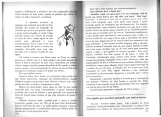degraus, e Gilberto foi o primeiro a ser visto, engomado, calç
cromo alemão de duas cores, chapéu de panamá que retirou
cabeça no salão, imponente e escultural.
E pararam, primeiro as
raparigas que estavam escoradas no bar,
sentadas nas mesas ou chegando do
corredor que levava aos quartos, depois
o grupo recém-chegado em volta. Todos
estavam fixados no Gilberto já postado
no meio do salão. chapéu agora na mão
direita mais adiantada e braço
correspondente imóvel como os de uma
estátua, erguido até quase a cintura em
saudação, formando uma cena algo
parecida com a entrada triunfal de uma
ópera.
Ali estava o homem que fazia entrar no Porto os navioe.
generoso e valente, que ia a nado cumprir sua tarefa quando lh•
faltava a lancha, dançarino de mão cheia, especialista em boleroa,
valsas e tangos seguidos sempre do pedido de bis quando a música
parava, muitas vezes acompanhado de oficiais navais do País e do
estrangeiro em trânsito, amigo do Capitão dos Portos.
Para que melhor entrada?
Segue-se outra breve pausa. um cerimonial improvisado mas
não menos comovente, raparigas em deslumbramento, quando
Gilberto entregou tun presente para Marieta e dançou com ela, a
pedido de todos, um bolero, inaugurando o salão.
Depois de acomodados numa mesa ao lado da que estava
reservada para sua dama aniversariante, o grupo espreitou o
ambiente com troca de olhares e pose parecida com aquelas de
filme de farwest numa cantina, só que com intenções de prazer e
safadeza.
Gilberto resolveu então convidar para a dança a mulata
Conceição, grande como ele, 100 kg de peso bem distribuídos,
famosa como boa de cama e de salão, pernas enormes e grossas,
n(1degas proporcionais, e saíram numa valsa que Gilberto pediu ao
discotecário Javali que fizesse tocar.
178
Aqui vale a pena registrar que o mesmo perguntou:
- Seu Gilberto, boto o Biniu Azu?
- Danúbio Azul, seu ignorante! Por isso chamam você de
javali, um bicho burro que não olha pra cima! Bote logo!
respondeu. E deslizou o casal sob os aplausos gerais, uma volta,
outra volta completa, meia volta. agora mais ligeiro e quase
levitando apesar da tonelagem que movimentavam. Foi quando,
inesperadamente, numa daquelas inclinadas do casal para o lado,
quando faziam um círculo quase completo no ar, o Gilberto patinou
um dos pés no encerado mais da conta e, flexionando rapidamente
o outro joelho para equilibrar-se, não encontrou mais o chão, e a
inércia circular de seu corpo o levou para a horizontal, um metro
acima do piso, depois que um de seus pés deslizou novamente nos
tacos encerados. Como nessas ocasiões ninguém solta a parceira,
Gilberto arrastou Conceição com ele, sem querer girando o corpo
para cima como um·:tato que cai de uma janela para encontrar
melhor o chão, o que ·~.~~eu no inst~nte segu.inte. Sem outro
reflexo, Gilberto teve que "'esperar la de baixo o corpo da
Conceição, inicialmente cinco palmos mais acima, depois em
choque descomunal, pranchado sobre o dele. Ouviu-se então um
grande gemido de dor, e lá ficaram por uns instantes, Gilberto meio
desfalecido, braços agora abertos, temo branco quase todo sttio de
, crmelho da cera do piso. E trabalho deu aos amigos para tirar
Conceição de cima dele, depois Marieta e suas auxiliares
consolando os desventurados dançarinos e trazendo gelo e amica
para reanimá-los.
Recuperado e querendo desfazer o vexame que o arrancara de
seu pedestal, Gilberto, de bom humor e passado das dores,
comparou a sua situação com a de uma defensa entre um cargueiro
e o cais do porto num dia de rebojo.
Daí por diante passaram a chamá-lo de "Pé de Valsa".
-----------------------------------------------------------------------------
Um sujeito que acordou pensando que estava morto.
Ele era rotineiro como quase todo contador de firma
comercial. Conhecido também como "Siqueirinha' o galego Galha
(trabalhava na Fábrica de Sabão) até nas farras prolongadas que
179
11
 