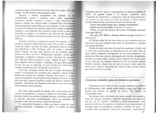 costumava fazer era previsível em seu ritual de sempre, mais p
calado, ouvidos atentos, sem participar muito.
Passava a semana mergulhado nos números de s
contabilidade, receita e despesa, caixa, saldo, pagamcnt
numerário, dívidas vencidas a cobrar, e tudo elaborava co
aprumo, embora sua cabeça desde a segunda-feira demonstras
enorme predileção para pensar na sexta quando viveria novamen
a boemia de Jaraguá. Era quando esquecia seu trabalho enfadonho
repetitivo, num ambiente que cheirava a sebo de boi e soda, pa
encontrar os amigos e as mulheres que desciam das boates SI
Jorge, Dina. Tabajara circulando um pouco por ali, antes dos sal
abrirem.
Quando terminava o expediente daquele dia sagrado, o Galha
tomava o primeiro bonde para sua casa a fim de fazer o aprumo,
mudar de roupa e retomar ao bairro, penetrando logo no local de
sua preferência, o Bar Tartaruga, onde era sempre o primeiro e
último freguês. Do que mais gostava era do ambiente que se
formava no Bar e na Sá e Albuquerque, ouvindo e vendo gente
engraçada e amigável, tomando cerveja, tira-gosto de sarapatel,
uma sopa de cabeça de peixe ou uma "cabeça de galo" lá pelas
duas, papinho com os amigos e raparigas. Do que menos gostava
era do sono que ia chegando, ao qual resistia com toda força de
vontade, ajudado por um café quente com mascavo.
Certo dia conseguiu resistir até que os galos deixassem de
cantar, o sol passasse de vermelho para amarelo e depois branco
quente nas paredes do Trapiche Faustino bem perto, os urubus
soprassem brigando na praia pela carniça desjejum de todos os dias,
com suas asas e garras riscando as areias em disputa, embaixo dos
trapiches. Não havia mais freguês no bar nem na rua e um ou outro
boêmio passava pelas calçadas.
Pois bem, nesta manhã de sábado, ele se aproveitou da boa
vo~1tade do proprietário Lourival e sentou-se acomodado, cabeça
deitada de lado, a boca aberta babando na mesa, bochechas aderidas
ao taboado, dormindo profundamente, talvez na esperança de
emendar noutra farra ali mesmo, depois de descansar.
Os empregados limparam o salão com água e sabão de coco
Vílssoura de piaçaba arran1'1ando no chão e os baldes de latão'
180
tilintando para lá e para cá respeitando-se as pernas pendidas do
Galba. Foi quando chegou o Zé Morais, conhecido como
"Ceguinho da Cooperativa", certamente vindo de outras boemias e
viu, através de seus óculos de fundo de garrafa, o Galba naquela
posição desprevenida, perguntando então ao dono do bar:
- Louro, faz muito tempo que o galego tá dormindo?
- Desde as seis da manhã, respondeu o Lourival.
- Porra, já são dez horas, oh Louro! O homem morreu!
Você tem vela aí?
- Pra que, Zé? Deixa o homem dormir em paz! ponderou o
dono do bar.
Zé Morais então foi dar uma volta na rua e retomou com um
pacote de velas que espalhou pela mesa do dorminhoco e acendeu
com alguns fósforos.
Diante do calor e do cheiro de parafina queimada, o Galba, sob
as vistas dos curiosos que se acomodavam em seu redor como se
num velório, despertou devagarinho de seu sono profundo e foi
abrindo os olhos aos poucos, terminando por fazê-los esbugalhados
de susto. Levantou então a cabeça e ficou olhando fixo aquela gente
ali em volta, por uns instantes também as vela~ em chamas naquele
bailado macabro, depois deu um grito de pavor caindo para trás
junto com a cadeira, desmaiado por algum tempo, porque pensou
que havia morrido sem saber.
Um jovem sonhador passa do deleite ao pesadelo.
Chamavam-no de "João de Jade" porque trabalhava na Fábrica
de Refrigerantes Jade situada numa mansão antiga que tinha um
letreiro de cimento na parede da frente: Vila Bcnita, na
Comendador Leão.
Seu desejo mais envolvente era andar armado nas pensões e
zonas de Jaraguá, imitando os figurões importantes que passavam
por ali com os "quartos" estufados e p.dctó p1ocmi11e11te, onde
potentes revólveres lá estavam, no mínimo como demonstração de
prestígio junto às autoridades, mulheres e público em geral. Na
verdade, andar armado era o êxtase de sua geração. especialmente
l Rl
 