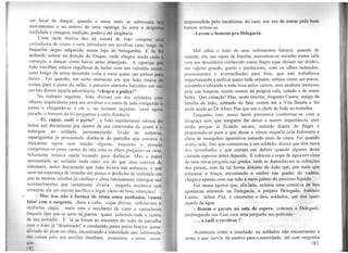 em local de dançar, quando a arma mais se sobressaiu n
movimentos e no enlevo de uma rapariga da zona a despe
virilidade e coragem, tradição, poder e até elegância.
Certa tarde festiva deu na veneta de João comprar u1
cartucheira de couro e nela introduzir um revólver cano longo
baquelite negro adquirido numa loja de brinquedos. E lá foi
andando solene na direção do Duque, onde chegou ainda cedo
começou a dançar como havia antes planejado. A rapariga q
João escolheu estava orgulhosa de bailar com um valentão assim,
cano longo da arma descendo volta e meia quase um palmo para
baixo. Foi quando, em certo momento em que João estava d1
costas para a porta do salão, a parceira alarmou baixinho em seu
ouvido direito aquela advertência: "chegou a puliça!"
No rodopio seguinte, João divisou um dos soldados com
olhares inquisidores para seu revólver e o outro de lado rompendo o
passo e chegando-se a ele e, no instante seguinte, casal agora
parado, o homem da lei perguntou a cu1ta distância:
- Ei, rapaz, cadê o porte? , e João rapidamente retirou do
bolso wn documento por dentro de sua ca11eirinha de couro e o
entregou ao soldado, permanecendo lívido de surpresa,
rapariguinha já procurando distância da patrulha que cercava o
dançarino agora sem reação alguma, enquanto o pessoal
comprimia-se pelos cantos da sala com os olhos pregados na cena,
felizmente música ainda tocando para disfarçar. Mas o papel
apresentado ao soldado nada mais era do que uma carteira de
estudante, único documento que João levava nas andanças. e que
usou na esperança de retardar um pouco o desfecho da realidade em
que se metera, cérebro já confuso e alma inteiramente entregue aos
acontecimentos que certamente viveria naquela encrenca que
arranjou, ele um sujeito pacífico e legal, cheio de boas intenções!
- Mas isso não é licença de arma coisa nenhuma, vamos
falar com o sargento, disse o cabo, cujas divisas enfeitavam o
uniforme cáqui, meio roto e recoberto de cinto e cartucheira
daquele tipo que se usou na guerra, quase cobrindo todo o ventre
de seu portador. E lá se foram ao encontro do resto da patrulha
com o João já ''desarmado" e conduzido preso pelos braços, quase
aliviado de pisar no chão, encontrando a autoridade que, informada
da~ coisas pelo seu auxiliar imediato, examinou a arma como
llllC
IM2
-;urpreendido pelo ineditismo do caso, cm vez de entrar pelo bom
humor, irritou-se:
- Levem o homem pra Delegacia.
Mal sabia o João de seus sofrimentos futuros, quando de
repente. ele, um rapaz de família, encontrou-se sozinho numa cela
com wn desordeiro conhecido como Bagre (que diziam ser doido),
um sttjeito grande, gordo e pardacento, com os olhos redondos,
proeminentes e avermelhados para fora, que não trabalhava
importunando a polícia quase toda semana. seboso como um porco,
urinando e obrando a toda hora pelos cantos, sem nenhum interesse
pela sua limpeza, muito menos da própria cela, calado e de maus
bofes. Que situação! Mas, neste ínterim, Augusto Castro, amigo da
família de João, sabendo do fato, correu até a Vila Benita e foi
pedir ajuda ao Dr Almir Pita que era o chefe de João no trabalho.
Enquanto isso, nosso herói procurava conformar-se com a
desgraça sem que ninguém lhe desse a menor importância, pior
ainda porque ia ficando escuro, sentado diante do Bagre e
preparando-se para o que desse e viesse naquela cela fedorenta e
cheia de mosquitos agressivos zunindo mais da conta. Foi quando
sentiu sede, fato que comunicou a um soldado. desses que têm raiva
dos remediados e que entram cm delírio quando alguém desta
camada superior deles depende. E colocou o copo de água em cima
de uma mesa pregada nas grades, onde se depositavam as refeições
dos presos, mas de tal forma distante de João que, por mais que
esticasse o braço, encostando o ombro nas grades do xadrez,
chegava apenas com sua mão a meio palmo do precioso líquido.
Foi nessa agonia que, aliviado, avistou uma comitiva de boa
aparência entrando na Delegacia, o próprio Delegado, Antônio
Castro, Almir Pita, o carcereiro e dois soldados, um dos quais
aquele da água.
- Botem o garoto na sala de espera, ordenou o Delegado,
prolongando sua frase com uma pergunta aos policiais:
- ... e cadê o revólver ?
Aconteceu então o inusitado: os soldados não encontraram a
arma, o que serviu de motivo para a autoridade, até com vergonha
183
 