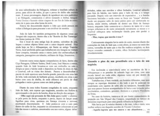 de seus subordinados da Delegacia, ordenar a imediata soltura
preso, para alívio de todos, já que a prova do delito não extia
mais. E nosso personagem, depois de agradecer aos seus padrinh
e ao Delegado, comemorou o alívio tomando o ônibus Jaraguit
Ponta Grossa e fazendo várias viagens de wn fim de linha ao outfOt
antes de ir para casa altas horas da noite.
Estava tão descontraído depois o João que ainda pensou ell
voltar à Delegacia para procurar o seu revólver de mentira.
João de Jade foi também protagonista de algumas cenas que
Jaraguá não esqueceu, dentre elas a da "Bomba do Bar Tartaruga"
nas festas juninas de 1956.
Era o local de uma antiga loja de pentes, caixinhas de jóia,
leques e outros objetos feitos com o casco daquele animal. Fica
ainda hoje na Sá e Albuquerque, em frente ao antigo Trapicht
Novo, local preferido pelos que trabalhavam em Jaraguá ou vinham
fazer compras, tomando umas e outras junto dos embarcadiços do
categoria, passageiros em trânsito, militares de folga, forasteiros.
Estavam numa mesa alguns companheiros de farra, dentre eles
Ciço Penugem, Gilberto Santos, Dedé Lessa, José Marcos e outros,
quando João de Jade levantou-se com um embrulho na mão e
dirigiu-se para o balcão onde o depositou na frente do dono do bar,
o Lourival, sob as vistas dos demais. Passou a desembrulhar o
pacote de onde apareceu uma bomba grande, parecida com uma lata
de leite, toda enrolada de barbante grosso, recoberta em cima e por
baixo com cera de abelha, de onde aflorava wn pavio de duas
polegadas e meia e grosso como um dedo polegar.
Diante da cena todos ficaram congelados de susto, enquanto
João da Jade, sem esperar que reagissem, acendeu um fósforo e,
aproximando-o do pavio da bomba, disse na direção dos amigos:
- Olhe aqui um presente de São João para vocês! e afastou-
se pela porta da frente, enquanto o pavio, depois de lançar umas
fagulhas para cima, queimou em fumaça cinzenta e nervosa,
assobiando discretamente. E João postou-se com a cara para
dentro do salão do bar, enquanto os circunstantes colocavam-se por
trás das mesas e cadeiras, amontoados uns nos outros, alguns deles
184
deitados, mãos nos ouvidos e olhos fechados, Lourival saltando
para fora do balcão, uns tantos para o lado da rua, e o tempo
passando. Depois veio wn intervalo de expectativa ... e a bomba
funcionou baixinho e surda como se fosse um "traque" abafado,
dando um pequeno salto de meio palmo para cair emborcada no
balcão, ainda inteira, soltando de dentro um filete de fumaça
branca, enquanto João contorcia-se e chorava de tanto rir e seus
amigos refaziam-se do susto arrumando novamente as mesas e o
Lourival esboçava uma reclamação tímida para não perder a
freguesia:
- Mas, rapaz, que merda é essa?
Curiosamente ninguém havia saído do susto, mesmo diante das
contorções de João de Jade que, a esta altura, já estava no meio dos
outros, vermelho de tanto que o riso lhe roubava oxigênio, os dois
braços cruzados contendo o ventre, olhos fechados lacrimejando
abundantemente.
------------------,------~~----,~~~~--------------------------------
Quando o piso de um prostíbulo era o teto de um
negócio.
, Era incômoda a conv1vencia entre os escritórios da Sá e
Albuquerque e as pensões de sobrado logo em cima, com uma
escada lateral em cada oitão, algumas vezes até por dentro da
própria repartição do térreo.
Trabalhavam, é bem verdade, em horários diferentes, mas nem
sempre as raparigas dormiam o dia todo e por lá andavam no
madeirame com sapatos de salto alto ou tamancos, fazendo com
que seus passos fossem acompanhados de baixo com irritação pelos
escriturários, contadores, gerentes, diretores e o próprio Presidente
da ftnna.
No caso da história, tratava-se de um ilustre comandalário de
projeção em São Miguel dos Campos, empenhado no fabrico de
demerara expo1tação para uma grande refinaria na Inglaterra.
Não havia por lá música durante o dia mas, volta e meia, uma
mulher soltava um daqueles acordes de Vicente Celestino:
- Aquela ingrata que me amava e me abandonou ... , ou
185
 