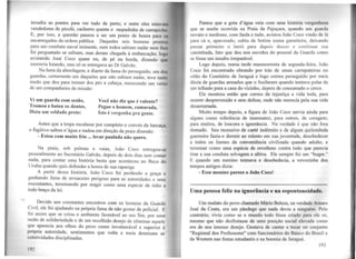 invadiu as pontes para ver tudo de perto, e entre eles estavam
vendedores de picolé, cachorro quente e raspadinha de carrapicho,
E, por isso, a questão passou a ser um ponto de honra para 01
encarregados da ordem pública. Daqueles seis homens pronto1
para um combate naval iminente, nem todos sabiam nadar nem lhes
fo~ perguntado, se sabiam, mas deram chegada à embarcação, logo
avistando Jose Coco quase nu, de pé na borda, dizendo que
morreria lutando, mas só se entregava ao Dr Galvão.
Na hora da abordagem, e diante da fama do perseguido, um dos
guardas, certamente um daqueles que não sabiam nadar, teve tanto
medo que deu para tremer dos pés a cabeça, merecendo um verso
de um companheiro de missão:
Vi um guarda com sezão,
Tremeu e bateu os dentes,
Dizia um soldado preto:
Você não diz que é valente?
Pegue o homem, camarada,
Isto é vergonha pra gente.
~~tes que a tropa escalasse por completo o convés da barcaça,
o fugitivo saltou n'água e nadou em direção da praia dizendo:
- Estou com muito frio ... levar paulada não quero.
Na praia, sob palmas e vaias, João Coco entregou-se
pessoalmente ao Secretário Galvão, depois de dois dias sem comer
nada, para contar uma história besta que aconteceu no Beco do
Urubu quando quis defender a honra de sua rapariga.
A partir dessa história, João Coco foi perdendo a graça e
ganhando fama de aTTuaceiro perigoso para as autoridades e seus
executantes, terminando por reagir como uma espécie de ódio a
todo braço da lei.
Devido aos constantes encontros com os homens da Guarda
Civil, ele foi ajudando na própria fama de não gostar de policial. E
foi assim que se criou o ambiente favorável ao seu fim, por uma
razão de so!idariedade e de um recolhido desejo de eliminar aquele
que aparecia aos olhos do povo como invulnerável e superior à
própria autoridade, sentimentos que volta e meia dominam as
coletividades disciplinadas.
192
Parece que a gota d'água veio com uma história vergonhosa
que se soube ocorrida na Praia da Pajuçara, -quando um guurdu
novato e medroso, com farda e tudo, avistou João Coco vindo de lá
para cá e, apavorado, subiu de botina numa gameleira, deixando
passar primeiro o herói para depois descer e continuar sua
caminhada, fato que deu nos ouvidos do pessoal da Guarda como
se fosse um insulto irreparável.
Logo depois, numa tarde masmorrenta de segunda-feira, João
Coco foi encontrado obrando por trás de umas carrapateiras no
oitão do Cemitério de Jaraguá e logo correu perseguido por meia
dúzia de guardas armados que o fuzilaram quando tentava pular de
um telhado para a casa do vizinho, depois de consumado o cerco.
Ele mostrou então que correu da injustiça a vida toda, para
morrer desprevenido e sem defesa, onde não merecia pela sua vida
desarrumada.
Muito tempo depois, a figura de João Coco servia ainda para
alguns como referência de insensatez; para outros, de coragem;
para muitos, de loucura e ignorância. Na verdade é que não fora
domado. Seu recessivo de caeté indômito e de algwn quilombola
guerreiro fazia-o dormir ao relento em sua juventude, desobedecer
a todos os liames da conveniência civilizada quando adulto, e
terminar como uma espécie de revoltoso contra tudo que parecia
tirar a sua conduta selvagem e altiva. Ele sempre foi um "bugre."
E quando um menino teimava e desobedecia, a vovozinha dos
tempos antigos dizia:
- Esse menino parece o João Coco!
------~-----~--------------~--·~~~--~--~--~---~------~-----~-~--
Uma pessoa feliz na ignorância e na espontaneidade.
Um mulato do povo chamado Mário Beleza, na verdade Amaro
José da Costa, era um pândego que nada devia a ninguém. Pelo
contrário, vivia como se o mw1do todo fosse criado para ele só,
mesmo que não desfrutasse de uma posição social elevada como
era de seu intenso desejo. Gostava de cantar e tocar no conjunto
"Regional dos Professores" com funcionários do Banco do Brasil e
da Westem nas festas estudantis e na boemia de Jaraguá.
193
 