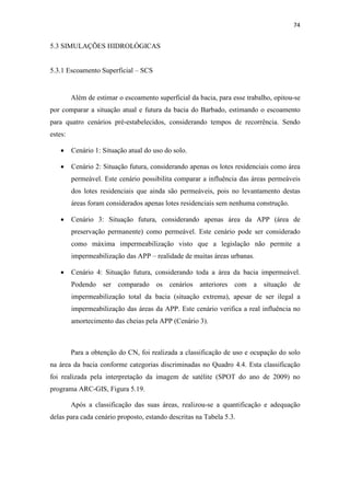 71 
O bairro Praeirinho é oriundo de invasão e limítrofe também ao Rio Cuiabá, 
possuindo edificações irregulares às margens do córrego que acentuam o processo de 
erosão e instabilidade das encostas, que já se encontra em estágio avançado, Figura 
5.17. Ligações clandestinas de esgoto conectadas no córrego e a presença de animais de 
pequeno porte como gatos, cachorros e galinhas foram observados neste bairro (região 
limítrofe ao córrego). 
Figura 5.17 – Foz – Av. Tancredo de Almeida Neves – Bairro Praeirinho 
Fonte: Acervo Particular (2012) 
Nesse trecho a vegetação encontra-se descaracterizada e a água apresenta 
coloração escura e forte odor. A Figura 5.18 mostra a parte terminal do conduto que 
corta a Avenida Beira Rio, conectando o trecho do baixo curso à foz. 
Figura 5.18 – Conexão do baixo curso e foz – Bairro Praeirinho 
Fonte: Acervo Particular (2012) 
 