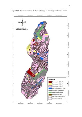 73 
são o Jardim Itália e Pedregal, que lançam menos de 3% do seu esgoto em cursos de 
água, porém é um valor muito inferior aos verificados dos bairros do Alto Curso. 
Na Foz, o bairro Praeirinho é o que apresenta maior lançamento de esgoto em 
cursos deágua, ou seja, no Barbado e Rio Cuiabá, sendo 21,76%, e por também receber 
o esgoto lançado em todo o curso do córrego foi classificado com fator de degradação 
grave. 
5.2.6.2 Erosão e Instabilidade das Encostas 
O processo erosivo e a instabilidade das encostas, foram mais acentuados nos 
trechos do Alto Curso, Médio Curso e Foz, devido ao desmatamento de sua vegetação e 
construções inadequadas no seu leito. Esse fator encontra-se controlado no Baixo Curso 
devido à impermeabilização de sua superfície. 
A maior parte das vias circundantes ao córrego estão pavimentadas, contribuindo 
para o controle da erosão na área da bacia. 
5.2.6.3 Vegetação 
Na checagem de campo observou-se ausência de mata ciliar na maior parte do 
curso do córrego. Apenas o trecho localizado no Parque Massairo Okamura apresenta 
grande quantidade de vegetação arbórea com bom estado de conservação. 
Nos períodos chuvosos, a vegetação não característica cresce rapidamente, 
favorecendo a disposição indevida de resíduos bem como a proliferação de doenças. 
5.2.6.4 Resíduos Sólidos e Presença de animais 
Em relação a disposição de resíduos sólidos, foi verificado em pontos do Alto, 
Médio, Baixo Curso e Foz, variadas quantidades. Os resíduos sólidos foram 
encontrados em uma quantidade representativa apenas no Médio Curso, com a presença 
de animais de pequeno porte (gatos). 
 