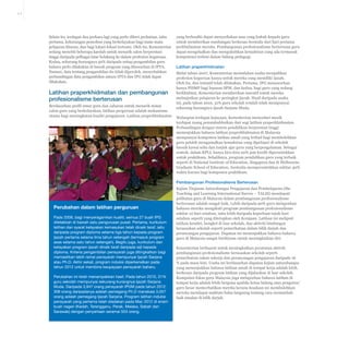 5-5

Selain itu, terdapat dua perkara lagi yang perlu diberi perhatian, iaitu
pertama, kekurangan pemohon yang berkelayakan bagi mata-mata
pelajaran khusus, dan bagi lokasi-lokasi tertentu. Oleh itu, Kementerian
sedang meneliti beberapa kaedah untuk menarik calon berprestasi
tinggi daripada pelbagai latar belakang ke dalam profesion keguruan.
Kedua, sekurang-kurangnya 50% daripada setiap pengambilan guru
baharu perlu dilakukan di bawah program yang ditawarkan di IPTA.
Namun, data tentang pengambilan itu tidak diperoleh, menyebabkan
perbandingan data pengambilan antara IPTA dan IPG tidak dapat
dilakukan.

Latihan praperkhidmatan dan pembangunan
profesionalisme berterusan
Berdasarkan profil umur guru dan cabaran untuk menarik minat
calon guru yang berkelayakan, latihan perguruan adalah mekanisme
utama bagi meningkatan kualiti pengajaran. Latihan praperkhidmatan

yang berkualiti dapat menyediakan asas yang kukuh kepada guru
untuk memberikan sumbangan berkesan bermula dari hari pertama
perkhidmatan mereka. Pembangunan profesionalisme berterusan guru
dapat mengekalkan dan mengukuhkan kemahiran yang ada termasuk
kompetensi terkini dalam bidang pedagogi.

Latihan praperkhidmatan
Mulai tahun 2007, Kementerian memulakan usaha menjadikan
profesion keguruan hanya untuk mereka yang memiliki ijazah.
Oleh itu, dua inisiatif telah dilakukan. Pertama, IPG menawarkan
hanya PISMP bagi lepasan SPM, dan kedua, bagi guru yang sedang
berkhidmat, Kementerian memberikan insentif untuk mereka
melanjutkan pelajaran ke peringkat ijazah. Hasil daripada usaha
ini, pada tahun 2010, 31% guru sekolah rendah telah mempunyai
sekurang-kurangnya ijazah Sarjana Muda.
Walaupun terdapat kejayaan, Kementerian menyedari masih
terdapat ruang penambahbaikan dari segi latihan praperkhidmatan.
Perbandingan dengan sistem pendidikan berprestasi tinggi
menunjukkan bahawa latihan praperkhidmatan di Malaysia
mempunyai komponen latihan amali yang terhad bagi membolehkan
guru pelatih mengamalkan kemahiran yang dipelajari di sekolah
bawah kawal selia dan tunjuk ajar guru yang berpengalaman. Sebagai
contoh, dalam KPLI, hanya kira-kira 20% jam kredit diperuntukkan
untuk praktikum. Sebaliknya, program pendidikan guru yang terbaik
seperti di National Institute of Education, Singapura dan di Melbourne
Graduate School of Education, Australia memperuntukkan sekitar 40%
waktu kursus bagi komponen praktikum.

Pembangunan Profesionalisme Berterusan

Perubahan dalam latihan perguruan
Pada 2008, bagi menyeragamkan kualiti, semua 27 buah IPG
diletakkan di bawah satu pengurusan pusat. Pertama, kurikulum
latihan dan syarat kelayakan kemasukan telah dinaik taraf, iaitu
daripada program diploma selama tiga tahun kepada program
ijazah pertama selama lima tahun setengah (termasuk program
asas selama satu tahun setengah). Begitu juga, kurikulum dan
kelayakan program ijazah dinaik taraf daripada sijil kepada
diploma. Kriteria pengambilan pensyarah juga ditingkatkan bagi
memastikan lebih ramai pensyarah mempunyai Ijazah Sarjana
atau Ph.D. Akhir sekali, program induksi diperkenalkan pada
tahun 2012 untuk membina keupayaan pensyarah baharu.
Perubahan ini telah menampakkan hasil. Pada tahun 2010, 31%
guru sekolah mempunyai sekurang-kurangnya Ijazah Sarjana
Muda. Daripada 3,947 orang pensyarah IPGM pada tahun 2012,
308 orang daripadanya adalah pemegang Ph.D manakala 3,057
orang adalah pemegang Ijazah Sarjana. Program latihan induksi
pensyarah yang pertama telah diadakan pada Mac 2012 di enam
buah negeri (Kedah, Terengganu, Perak, Melaka, Sabah dan
Sarawak) dengan penyertaan seramai 503 orang.

Kajian Tinjauan Antarabangsa Pengajaran dan Pembelajaran (the
Teaching and Learning International Survey – TALIS) mendapati
pelibatan guru di Malaysia dalam pembangunan profesionalisme
berterusan adalah sangat baik. Lebih daripada 90% guru melaporkan
bahawa mereka mengikuti program pembangunan profesionalisme
sekitar 10 hari setahun, iaitu lebih daripada keperluan tujuh hari
setahun seperti yang ditetapkan oleh Kerajaan. Latihan ini meliputi
latihan kendiri, bengkel di luar sekolah, dan aktiviti bimbingan
berasaskan sekolah seperti pemerhatian dalam bilik darjah dan
perancangan pengajaran. Dapatan ini menunjukkan bahawa bahawa
guru di Malaysia sangat beriltizam untuk meningkatkan diri.
Kementerian berhasrat untuk meningkatkan peratusan aktiviti
pembangunan profesionalisme berasaskan sekolah seperti
pemerhatian rakan sekerja dan perancangan pengajaran daripada 16
% pada masa kini. Usaha ini berdasarkan dapatan kajian antarabangsa
yang menunjukkan bahawa latihan amali di tempat kerja adalah lebih
berkesan daripada program latihan yang dijalankan di luar sekolah.
Kumpulan fokus guru Malaysia juga melaporkan bahawa latihan di
tempat kerja adalah lebih berguna apabila ketua bidang atau pengetua/
guru besar memerhatikan mereka kerana keadaan ini membolehkan
mereka mendapat maklum balas langsung tentang cara menambah
baik amalan di bilik darjah.

 