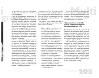 293
Propuesta Educativa
Multigrado 2005
des aprendidas o el desarrollo de éstas y, a su
vez,despierten y fortalezcan su curiosidad y el
gusto por aprender.
Uno de los propósitos fundamentales de
la asignatura en esta etapa consiste en que
los alumnos desarrollen la noción de espacio
geográﬁco, entendido éste como el resultado
de las relaciones entre los elementos natura-
les, económicos y sociales que caracterizan
determinado lugar. De esta manera, los niños
tendrán mayores posibilidades de conocer y
comprender el medio e interpretar sucesos
de carácter geográﬁco. La noción de espacio
comprende desde los lugares inmediatos al
niño, como la casa, la escuela y la localidad,
hasta territorios más amplios, como el país, el
continente o el planeta.
Por las características particulares de la
disciplina, se debe poner especial interés en
el desarrollo de habilidades cartográﬁcas
para leer, interpretar y elaborar mapas. El uso
frecuente de mapas, atlas y globo terráqueo
permitirá al niño familiarizarse con estas he-
rramientas, desarrollar en forma progresiva
su capacidad para localizar espacialmente ele-
mentos y procesos geográﬁcos, interpretar y
representar información, y llegar a conclusio-
nes en relación con problemas determinados.
Otros aspectos inherentes a estas habilidades
son aprender a orientarse, representar e in-
terpretar información en croquis, mapas, mo-
delos,esquemas y gráﬁcas,así como comparar,
clasiﬁcar y relacionar información.
La asignatura también plantea la necesidad
de fomentar valores y actitudes,principalmen-
te el cuidado y respeto de los ambientes natu-
rales y las diversas manifestaciones culturales
de la población (costumbres,tradiciones y len-
guas, entre otras).
De acuerdo con el enfoque, para que el
aprendizaje sea signiﬁcativo se deben conside-
rar los aspectos siguientes:
• Explorar lo que los niños saben del tema,
es decir, partir de sus ideas previas.
Los alumnos, en general, han adquirido
saberes en la convivencia diaria con
padres, familiares, otros niños y con el
uso de tecnología de la información y la
comunicación, aspectos que les permiten
formar una idea o interpretar los procesos
que ocurren en su entorno. Por ello, es
conveniente aprovechar los conocimientos
que poseen para adentrarlos en temas de
mayor complejidad. Cabe señalar que se
deben considerar aun aquellas ideas que se
supongan erróneas puesto que durante el
proceso de aprendizaje los alumnos pueden
ir modiﬁcando sus concepciones.
• Relacionar los contenidos con aspectos
cotidianos que viven los niños, quienes
encuentran signiﬁcado o motivos de interés
cuando los contenidos se relacionan
con su vida diaria y con lo que observan
del entorno inmediato; a su vez, esto
permite establecer semejanzas y diferencias
en el espacio geográﬁco.
Además de considerar los aspectos men-
cionados, los maestros deben establecer los
propósitos de aprendizaje, seleccionar las es-
trategias y recursos adecuados al contenido
de estudio, y tomar en cuenta las característi-
cas de los alumnos y sus intereses.
Organización de contenidos
para el contexto multigrado:
temas comunes por ciclo
Para diseñar la propuesta de organización de
contenidos de Geografía, se realizó un análisis
del plan y programas de estudio 1993 de edu-
cación primaria, con la ﬁnalidad de identiﬁcar
los contenidos que se especiﬁcan para cada
grado,identiﬁcando así el nivel de complejidad
que requiere cada uno de ellos.
Ante esta situación y considerando que los
contenidos de geografía presentan, en alguna
medida, continuidad en los diferentes gra-
dos, se organizaron por ciclos y con base en
un tema común. Esta forma de organización
permite al docente visualizar la secuencia y
gradualidad de los contenidos, logrando así
diseñar estrategias para abordarlos de mane-
ra conjunta, sin descuidar la especiﬁcidad que
requiere cada ciclo o grado.A continuación se
presenta un ejemplo de esta organización para
el tema Croquis, planos y mapas.
 
