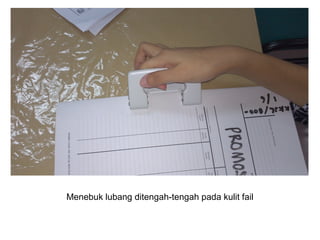 Menebuk lubang ditengah-tengah pada kulit fail
 