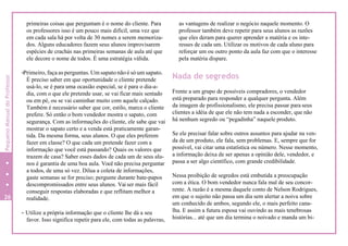 primeiras coisas que perguntam é o nome do cliente. Para
os professores isso é um pouco mais difícil, uma vez que
em cada sala há por volta de 30 nomes a serem memoriza-
dos. Alguns educadores fazem seus alunos improvisarem
espécies de crachás nas primeiras semanas de aula até que
ele decore o nome de todos. É uma estratégia válida.
-Primeiro, faça as perguntas. Um sapatonão é sóum sapato.
É preciso saber em que oportunidade o cliente pretende
usá-lo, se é para uma ocasião especial, se é para o dia-a-
dia, com o que ele pretende usar, se vai ficar mais sentado
ou em pé, ou se vai caminhar muito com aquele calçado.
Também é necessário saber que cor, estilo, marca o cliente
prefere. Só então o bom vendedor mostra o sapato, com
segurança. Com as informações do cliente, ele sabe que vai
mostrar o sapato certo e a venda está praticamente garan-
tida. Da mesma forma, seus alunos. O que eles preferem
fazer em classe? O que cada um pretende fazer com a
informação que você está passando? Quais os valores que
trazem de casa? Saber esses dados de cada um de seus alu-
nos é garantia de uma boa aula. Você não precisa perguntar
a todos, de uma só vez. Dilua a coleta de informações,
gaste semanas se for preciso; pergunte durante bate-papos
descompromissados entre seus alunos. Vai ser mais fácil
conseguir respostas elaboradas e que reflitam melhor a
realidade.
- Utilize a própria informação que o cliente lhe dá a seu
favor. Isso significa repetir para ele, com todas as palavras,
as vantagens de realizar o negócio naquele momento. O
professor também deve repetir para seus alunos as razões
que eles deram para querer aprender a matéria e os inte-
resses de cada um. Utilizar os motivos de cada aluno para
reforçar um ou outro ponto da aula faz com que o interesse
pela matéria dispare.
Nada de segredos
Frente a um grupo de possíveis compradores, o vendedor
está preparado para responder a qualquer pergunta. Além
da imagem de profissionalismo, ele precisa passar para seus
clientes a idéia de que ele não tem nada a esconder, que não
há nenhum segredo ou “pegadinha” naquele produto.
Se ele precisar falar sobre outros assuntos para ajudar na ven-
da de um produto, ele fala, sem problemas. E, sempre que for
possível, vai citar uma estatística ou número. Nesse momento,
a informação deixa de ser apenas a opinião dele, vendedor, e
passa a ser algo científico, com grande credibilidade.
Nessa proibição de segredos está embutida a preocupação
com a ética. O bom vendedor nunca fala mal de seu concor-
rente. A razão é a mesma daquele conto de Nelson Rodrigues,
em que o sujeito não passa um dia sem alertar a noiva sobre
um conhecido de ambos, segundo ele, o mais perfeito cana-
lha. E assim a futura esposa vai ouvindo as mais tenebrosas
histórias... até que um dia termina o noivado e manda um bi-
26
PequenoManualdoProfessor
 