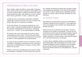 PREPARANDO-SE PARA O SUCESSO
Duas vizinhas, amigas de infância, mesma idade. Freqüenta-
ram a mesma escola, tiveram os primeiros namoradinhos mais
ou menos na mesma época, vestibular no mesmo ano, forma-
ram-se professoras juntas. Após alguns anos, uma é a preferi-
da dos alunos, ganha bem. A outra... é apenas mais uma.
A diferença entre as duas pode ser justamente a diferença.
Aquele algo a mais em suas aulas. Às vezes, é um jeito, uma
postura, algo que não se aprende na faculdade.
É uma aula diferente. É um pequeno espetáculo que se dá
para os alunos, tornando a disciplina ainda mais interessante.
Isso aumenta a participação em sala de aula e, no final das
contas, eleva – e muito – as suas oportunidades de trabalho.
No final das aulas, quem não gostaria de escutar os alunos
comentando uns com os outros: “Nossa! Essa aula foi nota
10, você não acha?” Conseguir essa reação envolve uma série
de fatores e muito planejamento de sua apresentação.
Ao entrar em sala sua postura tem de ser persuasiva, criativa,
motivadora e de liderança, características, essas, essenciais e
que devem ser trabalhadas para se alcançar o sucesso profis-
sional e de suas aulas.
Portanto, assim como um prédio precisa ter alicerces sólidos
para sustentar a construção, você deve desenvolver esses tra-
ços, tornando seu perfil diversificado para conseguir compor
a tão sonhada aula-espetáculo. E este material vem ajudá-lo
nessa tarefa. A seguir, identificamos as qualidades necessá-
rias para seu sucesso e damos diversas orientações de como
cultivá-las.
ATITUDE É TUDO!
Que elementos sua aula precisa ter para ser considerada um
verdadeiro espetáculo por seus alunos? E o mais importante,
como você, professor, deve conduzir suas explicações para
alcançar esse feito?
Além de reunir novos elementos em suas aulas, você deve
incorporar novas atitudes a sua profissão. O sucesso de suas
ações dentro da sala de aula está diretamente ligado à maneira
como você encara a profissão e seus alunos. Sem algumas
atitudes específicas, a meta de tornar-se um professor inesque-
cível, com aulas memoráveis, fica distante.
A maioria dessas qualidades podem ser encontradas em gran-
des comunicadores. Não seria fantástico levar toda a criati-
vidade que Serginho Groisman implantou em seu programa 4
para sua classe? Ou fazer um superplanejamento de aula,
assim como Marília Gabriela faz, antecipadamente, com suas
entrevistas?
PequenoManualdoProfessor
 