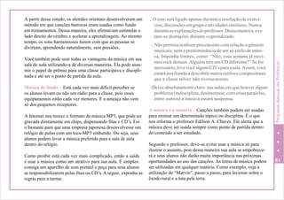 A partir desse estudo, os alemães orientais desenvolveram um
método em que canções barrocas eram usadas como fundo
em treinamentos. Dessa maneira, eles afirmavam estimular o
lado direito do cérebro e acelerar a aprendizagem. Ao mesmo
tempo, os sons harmoniosos fazem com que as pessoas se
divirtam, aprendendo naturalmente, sem pressões.
Você também pode usar todas as vantagens da música em sua
sala de aula utilizando-a de diversas maneiras. Ela pode assu-
mir o papel de prêmio para uma classe participava e discipli-
nada e até ser o ponto de partida da aula.
Música de fundo – Está cada vez mais difícil perceber se
os alunos levam ou não um rádio para a classe, pois esses
equipamentos estão cada vez menores. E a ameaça não vem
só dos pequenos receptores.
A Internet nos trouxe o formato de música MP3, que pode ser
gravada diretamente em chips, dispensando fitas e CD’s. Foi
o bastante para que uma empresa japonesa desenvolvesse um
relógio de pulso com um toca-MP3 embutido. Ou seja, seus
alunos podem levar a música preferida para a sala de aula
dentro do relógio.
Como proibir está cada vez mais complicado, então a saída
é usar a música como um atrativo para sua aula. É simples:
consiga um aparelho de som portátil e peça para seus alunos
se responsabilizarem pelas fitas ou CD’s. A seguir, exponha as
regras para a turma:
. O som será ligado apenas durante a resolução de exercí-
cios,discussõesemgrupoeatividadessimilares.Nunca
duranteasexplanaçõesdoprofessor.Dessamaneira,evi-
tam-se distrações durante oaprendizado.
.Não permita nenhum preconceito com relação a gêneros
musicais, nem a predominância de um só estilo de músi-
ca. Imponha limites, como: “Não, essa semana já ouvi-
mos rock demais.Alguém tem um CD diferente?” Se for
necessário,levevocêalgunsCD’sparaasala.Assim,você
estaráauxiliandoadescobriroutrosestilosecompositores
que a classe talvez não tivesseacesso.
. Deixe absolutamente claro: nas aulas em que houver algum
problema(indisciplina,desinteresse,conversasparalelas,
entre outros) a música estará suspensa.
A música é a matéria – Canções também podem ser usadas
para ensinar um determinado tópico ou disciplina. É o que
nos informa o professor Edilson A. Chaves. Ele alerta que a
música deve ser usada sempre como ponto de partida dentro
do conteúdo a ser estudado.
Segundo o professor, deve-se evitar usar a música só para
ilustrar o assunto, pois dessa maneira sua aula se empobrece-
rá e seus alunos não darão muita importância nas próximas
oportunidades ao uso das canções. As letras de música podem 81
ser utilizadas em qualquer matéria. Como exemplo, veja a
utilização de “Marvin”, passo a passo, para lecionar sobre o
êxodo rural e a luta pela terra.
PequenoManualdoProfessor
 