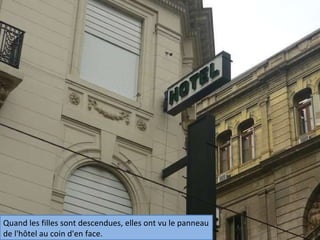 Quand les filles sont descendues, elles ont vu le panneau de l'hôtel au coin d'en face. 