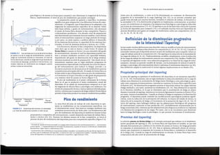 La relaci6n puesta en forma­fatigaes el concepto principal que subyace en la implemen-
tacion apropiada del tapering (5, 60). La forma ffsica del deportista es variable, ya que esta
afectada directamente por cambios en los niveles de puesta en forma y de fatiga generados
en respuesta al entrenamiento (6, 64, 65). Esta se optimiza utilizando planes de entrena-
miento que maximicen la respuesta de la puesta en forma fisica y minimicen el desarrollo
de la fatiga (54). Cuando la carga de entrenamiento es elevada, la forma ffsica baja como
consecuencia del alto nivel de acumulaci6n de fatiga.
Premisa del tapering
La meta del tapering es optimizar el rendimiento del deportista en un memento espedfico
(4, 19, 41, 59). Normalmente, esto se logra mediante la reducd6n sisternatica de la carga de
trabajo para disminuir la acumulaci6n de fatiga (tanto fisiologica como psicologica), gene-
rada como respuesta al entrenamiento, mientras se mantiene la forma ffsica especffica para
el deporte (41 ). Tal disminucion progresiva permite al deportista reducir las cargas internas
(fatiga residual) y, por tanto, aumentar su rendimiento (41, 61 ). Esta afirmacion se soporta
en la literatura cientifica, en la que se demuestra que la acumulaci6n de fatiga se reduce
durante el perfodo de tapering, mientras se incrementa ligeramente la puesta en forma (35) y,
por tanto, mejora el rendimiento. Cuando se elimina la fatiga en respuesta a la disminuci6n
progresiva, el deportista puede entender las modificaciones psicol6gicas positivas signifi-
cativas, como la reduccion de la percepcion del esfuerzo, la mejora del estado de animo, la
reducci6n de la sensaci6n de fatiga y el incremento de la sensaci6n de vigor (20, 41, 56). Al
inicio del tapering, estos hallazgos indican que las adaptaciones fisiol6gicas del programa
de entrenamiento realmente se han producido (41 ), probablemente enmascaradas por la
fatiga acumulada (60), mientras que las adaptaciones psicol6gicas se producen en respuesta
a la disminuci6n progresiva de las cargas. Por tanto, este es un mecanismo para disminuir
tanto la fatiga fisiol6gica como la psicol6gica, lo que permite incrementar el rendimiento.
Prop6sito principaldel tapering
Se han usado muchas definiciones para describir como se modifica el plan de entrenamiento
del deportista en los ultimos dias previos a la competici6n (4, 39, 41, 44, 59, 62). Cuando el
entrenador intenta que el deportista alcance un pico de rendimiento para competir, reduce su
carga detrabajo antes de la competici6n (41). Un tapering es la reduccion de la intensidad de
las cargas de trabajo (4, 41, 61). Tradicionalmente, se define, simplemente, como la reduccion
de las cargas de trabajo de entrenamiento antes de una competid6n (58). Mujika y Padilla (40)
lo expresan del siguiente modo: «una reduccion progresiva y no lineal de las cargas de entre-
namiento, durante un perfodo variable de tiempo, con la pretension de reducir el estres fi-
siol6gico y psicologico del entrenamiento diario y optimizar el rendimiento deportivo» (p. 80).
Esta definicion amplfa la tradicional al incluir algunas implicaciones en su disefio (41 ).
Definicion de la disminucion progresiva
de la intensidad (Tapering)
Dicho pico de rendimiento, o como se le ha denominado en ocasiones, de disminucion
progresiva de la intensidad de la carga (tapering] (64, 65), es un proceso complejo que
puede verse afectado por muches factores, incluidos el volumen de trabajo, la frecuencia y
la intensidad (19). Si la disminucion progresiva se implementa correctamente, se produce
un pico de rendimiento en respuesta a las adaptaciones fisiologicas y psicologicas inducidas
por el plan de entrenamiento ( 19, 41 ). El tapering es una de las fases mas cnticas de la puesta
en forma del deportista para competir (19), yes utilizado muchas veces por deportistas de
diversas disciplinas para ganar un margen de rendimiento sobre sus competidores (10, 21,
24, 26, 34, 35, 38, 50, 63).
229
Pico de rendimiento para la competici6n
' «El estado de "puesta en forma para rendir" se consigue sobre la base de un alto nivel de preparaci6n y ( ... ) su formaci6n
es muy rapida ( ... ). Independientemente de! estado de preparaci6n, la puesta en forma se ve afectada por considerables
fluctuaciones», segun Papoti y colaboradores (53b ).
2
«La forma fisica esta constituida por componentes estables e inestables. Los inestables son los que afectan al grado de for-
ma fisica para el rendimiento del deportista. La interacci6n entre los componentes estables e inestables determina la
forma de! deportista y la dinamica de su rendimiento competitive», segun Matveyev (32b ).
I I
FIGURA 9.3 otnamlcas del volumen, la intensidad
y el nivel de rendimiento durante un plan anual.
Preparatoria
Pico de
rendimiento
La meta final del plan de trabajo de todo deportista es opti-
mizar su rendimiento en las competiciones espedficas, con
el entrenamiento anual. Esta meta se consigue mediante una
cuidadosa secuenciacion de dicho plan. Los fundamentos del
pico de rendimiento del deportista se establecen durante la fase
preparatoria y competitiva del entrenamiento, cuando desarrolla sus bases de trabajo ffsico,
tactico y tecnico (64, 65). Durante los ultimas tramos de la fase competitiva, se inicia el
proceso de pico de rendimiento del deportista para una competicion espedfica (figura 9 .3).
Preparaci6n
general
t
Competitiva
Preparaci6n
especffica
t
Pico de rendimiento
.
.._ ~- ....,..,,:.::_ Disminuci6n
.~ ·-·-·-
• ••• • prc>gr~siva
! .. •····" ·· (taperin[J;..
~ '
Volumen
Rendimiento : •••'
····•••••·~·· I
lntensidad:!
~~·
·;..•
•:;..·_· ....,
se opone a la de la carga de entrenamiento: cuando la
carga se incrementa durante el macrociclo, el nivel de
forma disminuye;cuando la carga disminuyedurante los
microciclosde descarga, aumenta el nivel de forma. Los
niveles rnaxlmos de rendimiento se consiguen cuando
ambas curvas se encuentran.
Microciclo
de descarga
Microciclo
de carga
2 4
3
.
.
.··
.·
•'
.··
,.
··.-,
..
···"'·· ....." ..
Formaffsica
psicologicos y de puesta en forma para competir); esto disminuye la magnitud de la forma
ftsica e, implfcitamente, el nivel de pico de rendimiento que puede conseguir.
La preparacion puede ser general o espedfica. La primera
significa una gran adaptacion a las diferentes formas de entre-
namiento, y la segunda, que el deportista se ha adaptado a las
exigencias de entrenamiento espedfico de su deporte. Sobre
tales bases solidas, o grado de entrenamiento, este alcanzara
el estado de forma ffsica durante la fase competitiva. Papoti y
colaboradores escribieron: «Un elevado nivel de preparacion
esta determinado por bastantes factores estables, cuyos efectos
sobre el entrenamiento requieren un largo periodo de tiempo
y, por tanto, no estan sujetos a cambios subitos: el desarrollo
de las destrezas biomotoras, la capacidad de los sistemas fun-
cionales, el nivel de destrezas tecnicas y tacticas, etc.» (53b).
Con frecuencia, durante la fase competitiva, los deportistas
oyen decir que se esta en buena o mala forma. El estado de
formafisica (o puesta en forma 1)
es una extension del grado
Los cambios de la curva de la forma ffsica de entrenamiento, durante el cual los deportistas pueden rea-
lizar y alcanzar resultados cercanos a su capacidad maxima,
dependiendo del grado de disminucion de la fatiga residual,
mientras mantiene su nivel de preparacion". Este estado de en-
trenamiento supremo que se logra mediante programas de
entrenamiento especializado (incluyendo los ciclos de descar-
ga del entrenamiento para reducir la fatiga), precede y se
incorpora al proceso de alcanzar picos de rendimiento para las
competiciones principales del afio. El estado de forma ffsica es
la base sobre la que el deportista inicia su pico de rendimiento,
o el memento en el que coinciden un alto grado de preparacion
y su rnaximo nivel de puesta en forma (figura 9.2).
El pico de rendimiento es el punto culminante de la forma
ffsica en el que se producira el mejor rendimiento anual del
deportista. Es un estado de entrenamiento temporal en el que
las exigendas de eficacia fisica y psicologica son maximas y los
niveles de preparacion tecnica y tactica optimos (elevada prepa-
radon ), mientras que la ausencia de fatiga residual (forma fisica)
permite al deportista producir los mejores rendimientos posibles.
FIGURA 9.2
Periodizaci6n
228
 