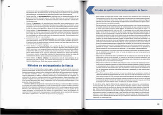 259
• Peso corporal: El propio peso corporal puede utilizarse como resistencia para incrementar la
fuerza debido a la acci6n de la fuerza de gravedad. Los ejercicios con el peso corporal incluyen
una amplia variedad en la que todos utilizan el cuerpo como carga de resistencia. Algunos
ejemplos son los fondos, las dominadas con agarre prono, las dominadas con agarre supino,
los hundimientos y los saltos de escal6n.
• Bandas elasticas: Cuando se estiran, las bandas elasticas pueden crear fuerzas de resistencia.
Un posible problema de estos elementos de entrenamiento es que, cuando se incrementa
la fuerza que se ejerce contra la banda elastica, la resistencia se hace cada vez mayor y el
movimiento progresivamente mas lento (83). En actividades como el salto, estos elernentos
exigen menos fuerza en la iniciaci6n del salto y mas cuando el deportista ha abandonado el
terreno, lo cual no corresponde a la pauta del sistema de cargas que tfpicamente se sigue en
este deporte. lgualrnente, dado que la resistencia de las bandas se incrementa a medida que
el deportista las estira, tambien se impide la aceleraci6n, que es esencial en el deporte. Por el
contrario, al utilizar chalecos lastrados, o saltar con pesos libres, la fuerza es consistente a lo
largo de todo el movimiento, lo cual se traduce en mejor en rendimiento deportivo, siendo una
practice de entrenamiento mas efectiva (83). Las unicas aplicaciones de las bandas elasticas
en el entrenamiento deportivo son en los deportes acuaticos, ya que imitan el incremento de
la resistencia que encuentra el brazo del nadador o el remodel remero cuando entra profun-
damente en el agua, o como herramienta para acomodar la resistencia en los ejercicios de
fuerza utilizados en el entrenamiento de potencia, si nose emplean rnetodos balfsticos.
• /mplementos pesados: Entre estos se incluyen los balones medicinales, los balones de poten-
cia, las kettlebells y los sacos de arena. La fuerza de resistencia se crea fundamentalmente
por la fuerza de gravedad.
• Maquinas con columnas de peso: La resistencia de las rnaquinas con columnas de peso la
proporciona la acci6n de la gravedad. La direcci6n de la fuerza se controla mediante el uso
de poleas, cables, levas y engranajes. Se ha sugerido que tales rnaquinas nose ajustan a los
esquemas de la curva de fuerza humana (83).
• Maquinas de resistencia neumetic«: Estas maquinas crean una fuerza de resistencia movien-
do el cuerpo o el aparato a traves de un fluido, haciendo que este traspase un objeto, moviendo
el fluido alrededor de un objeto o haciendo que se mueva a traves de un orificio (83). El fluido
utilizado puede ser tanto lfquido como gas. Un problema de estos aparatos de resistencia es
que no proporcionan acciones musculares excentricas ni aceleraci6n, lo cual limita su efec-
tividad (20, 83)
• Pesos libres: Los pesos libres, como las mancuernas y las barras, se consideran el modelo de
referencia estandar del entrenamiento de fuerza. Son los que mas se emparejan con la curva
de la fuerza humana (83, 174), utilizando la gravedad para generar las fuerzas de resistencia.
• /sometr{a: Los rnetodos isornetricos aplican fuerzas de resistencia de tal forma que la fuerza
de contracci6n lguala a la fuerza de resistencia. Un ejemplo de una acci6n muscular lsornetrica
es empujar con fuerza maxima contra un objeto que no puede moverse.
En los ultimas anos, algunos fabricantes de equipamiento para entrenar han cornerclalizado
muchos aparatos que forman parte del entrenamiento deportivo efectivo: desde implementos
para el entrenamiento del equilibrio (por ejemplo, las esferas BOSU) hasta aparatos y rnaquinas
que utilizan bandas elasticas de resistencia. Bajo el reclamo del entrenamiento moderno, se
han promocionado ampliamente en el mercado algunos aparatos que inducen a error a muchos
entrenadores novatos. La exageraci6n llega a tales extremos como para sugerir que incluso para
calentar, o hacer algunos ejercicios de flexibilidad (por ejemplo, vallas), jel deportista necesita
comprar un nuevo aparato! Muchos de ellos son muy ineficaces y deterioran el presupuesto de la
mayorfa de los clubs deportivos.
Metodos de apllcaclon del entrenamlento de fuerza
Entrenar la fuerza implica utilizar varias cargas y metodos para desarrollar la fuerza y la
potencia musculares. En funci6n de las metas del programa, pueden utilizarse diferentes
metodos para aplicar resistencia (ver «Metodos de aplicaci6n del entrenamiento de fuerza»).
Los metodos preferibles son los que combinan el uso de pesos libres con otros metodos,
como la pliometrfa, el trabajo con bal6n medicinal y el entrenamiento de la agilidad. La
utilizaci6n de ejercicios multiarticulares, que impliquen grandes masas musculares (por
ejemplo, cargadas, tracciones de brazos, sentadillas ), proporcionara una gran transferencia
a los eventos deportivos del atleta, comparados con los ejercicios monoarticulares y con
pequefias masas musculares.
Cuando sedisefiaun programa de entrenamiento de fuerza, el entrenador debe considerar
el concepto de la sobrecargaprogresiva. En ella, la estructura de la cargase modifica cuando el
rmisculo seha adaptado al estfmulo del entrenamiento (49). La sobrecarga progresiva puede
llevarse a cabo manipulando muchas variables del entrenamiento, como el cambio de las
cargas utilizadas, la modificaci6n del mimero de repeticiones o series del programa, la
variaci6n de la frecuencia del entrenamiento, la modificaci6n de los intervalos de descanso
entre series y repeticiones y el cambio de ejercicios en el programa.
Metodos de entrenamiento de fuerza
rendimiento. Los entrenadores deben centrarse en ella en la fasepreparatoria o durante
los primeros afios de entrenamiento de un deportista principiante. Si no se desarrolla
adecuadamente, los progresos del deportista pueden verse interrumpidos.
• Fuerza especifica: La fuerzaespecifica se relaciona con los esquemas motores de los
grupos musculares esenciales para la actividad deportiva, asf como tambien con su
ergogenesis. Por lo general, los deportistas trabajan la fuerza especffica al final de la
fase preparatoria.
• Potencia: La potenda es la capacidad para desarrollar fuerza rapidamente y a gran
velocidad. Es esencial en la mayorfa de los deportes, en especial en el atletismo, en los
de equipo yen los de raqueta. Estetipo de fuerza sedesarrolla preferentemente durante
la fase de preparaci6n especfficay dentro de la fase competitiva del entrenamiento.
• Fuerza maxima: La fuerzamaximaes la mayor tension que el sistema neuromuscular
puede generar durante una contracci6n voluntaria maxima. Esta fuerza se demuestra
en la carga que un deportista puede levantar en una sola vez. La fuerza maxima se
ha relacionado con factores tales como la resistencia muscular, el rendimiento en el
levantamiento de peso y la velocidad.
• Resistencia muscular: La resistenda musculares la capacidad del sistema neuromus-
cular para producir fuerza de forma repetitiva durante amplios perfodos de tiempo.
El mimero total de repeticiones que se puede levantar con una carga especffica es un
marcador de la resistencia muscular.
• Fuerza absoluta: La fuerza absoluta es la cantidad de fuerza que puede generarse
independientemente del peso corporal. En algunos deportes (lanzamiento de peso,
futbol americano, o la categorfa de peso super-aha en los luchadores o halter6filos),
el deportista debe conseguir niveles muy elevados de fuerza muscular. Esta capaci-
dad se puede medir con el test de la repetici6n maxima (una repetici6n maxima).
Es necesario conocer la capacidad maxima del deportista para calcular las cargas de
entrenamiento dentro de un sistema de periodizaci6n del entrenamiento.
• Fuerza relativa: La fuerza relativaes la proporci6n entre la fuerza maxima de un
deportista y su peso corporal. Para evaluar esta proporci6n, se calcula la fuerza abso-
luta del deportista y se divide por su peso corporal (178).
Periodizaci6n
258
 