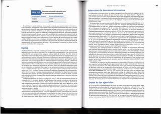Orden de los ejercicios
En un programa de entrenamiento de fuerza, el orden de los ejerdcios puede influir signi-
ficativamente en la efectividad de la sesi6n de trabajo. Losejercicios multiarticulares, y que
emplean grandes masas musculares. deben situarse al comienzo de la sesi6n (8, 169), ya
que son fundamentales para el desarrollo de la fuerzay han de entrenarse cuando el deportista
mantiene una minima cantidad de fatiga. Tras completar los ejercicios multiarticulares y de
grandes masas musculares, debe pasar a ejercicios monoarticulares y que impliquen grupos
de rmisculos mas pequefios (8). Por otro lado, se ha sugerido que, para fadlitar la recupe-
rad6n, se tienen que altemar los ejercicios del tren superior con los del tren inferior {197).
Los intervalos de descanso entre las series se programan en funci6n de la carga que se uti-
liza, la meta del plan de trabajo, el tipo de fuerza que se esta desarrollando y el grado de
explosividad de los ejercicios (20). El intervalo de descanso debe ser lo suficientemente largo
como para permitir la recuperad6n del adenosfn trifosfato (ATP) y la fosfocreatina (PCr), la
eliminaci6n de los sustratos inducidos por la fatiga y la recuperaci6n de la capacidad para
generar fuerza (199). . . . . .
El tiempo prescrito para los intervalos de descanso mtersenes juega un papel distinto en la
reposici6n de los sustratos utilizados durante la serie. Despues de 30 segundos de descanso,
seha restablecido el 70 % deATP, aunque su resfntesiscompleta nose produce hasta pasados
de 3 a 5 minutos de descanso (97). Se necesitan dos minutos de descanso para recuperar
aproximadamente el 84 % de la PCr, 4 minutos para reponer el 89 % de sus dep6si_tosY
8 minutos para completarsu recuperaci6n (85, 97, 98). Portanto, durante el entrenamiento
de elevado volumen, los intervalos de descanso de menos de un minuto puede que no sean
suficientemente largos para permitir la recuperaci6n de los sustratos, dando como resultado
una recuperaci6n inadecuada ( 199). Seha demostrado que la capacidad para generar fuerza
y potencia se restablece, casi por completo, tras 2 a 5 minutos de recuperaci6n entre_series
(4, 18, 155). Por el contrario, cuando la recuperaci6n entre seriesesde menos de un mmuto,
puede disminuir la capacidad de generar fuerza y potencia entre un 12 y un 44 % (4, 145,
181). Estos datos indican que, cuando el deportista pretende maximizar su capacidad p~ra
generar fuerza y potencia, deben evitarse los perfodos de recuperaci6n cortos (<1 mm)
establedendo perfodos de recuperaci6n mas largos {2 a 5 min).
Claramente, los intervalos cortos de descanso no permiten la recuperaci6n suficiente
para mantener intensidades de trabajo durante muchas series,y no son una ventaja para el
deportista que intenta maximizar su fuerza muscular y potencia (199). Sin embargo, cuando
el programa de entrenamiento de fuerza se disefia para enfatizar la resistencia muscular, los
intervalos de descanso cortos pueden ser ventajosos. Es posible que cuando estos interva-
los de descanso cortos se unan a vohimenes de entrenamiento elevados, las adaptadones
fisiol6gicas que se producen faciliten el rendimiento de la resistencia. Estas adaptaciones
pueden incluir los incrementos en la densidad capilar, la densidad mitocondrial y la capa-
cidad tamp6n {199).
Tambien se ha sugerido que los programas con intervalos de descanso cortos provocan
una respuesta hormonal significativa que proporciona un mayor estfrnulo para mejorar la
composici6n corporal {64, 129, 199). Enparticular, parece que, cuando seincluyen intervalos
de descanso cortos en un programa de entrenamiento de fuerza con muchas repeticiones
(aproximadamente, 10 repeticiones) y cargas moderadas, se libera mayor cantidad_de hor­
mona del credmiento {64, 118, 129). Los intervalos de descanso cortos no perrruten una
recuperaci6n completa, por lo que disminuyen la carga de trabajo total que el deportista
puede desarrollar.Frobosey colaboradores (52) sugirieron que eltrabajo realizado (esdecir,el
tonelaje o el volumen de carga)esel estfmulo principal para la hipertrofia muscular. Por tanto,
dependiendo de la habilidad del deportista para recuperarse, pueden utilizarse intervalos de
descanso de diferente duraci6n cuando el objetivo del deportista sea la hipertrofia muscular.
lntervalosde descanso interseries
269
Desarrollo de la fuerza y la potencia
Tradicionalmente, una serie consiste en varias repeticiones realizadas sin interrupci6n,
seguidas de un intervalo de descanso. Un programa de entrenamiento con una sola serie
es insuficiente para proporcionar cualquier mejora visible de la fuerza. Por ello, tanto en
deportistas como en no deportistas, para mejorar significativamente sus adaptaciones y, con-
secuentemente, mejorar su fuerza, es necesario un protocolo de series multiples (144, 151).
Peterson y colaboradores (144) aportaron varios datos dosis-respuesta,que sugerfan que los
protocolos con una sola serie ofrecfan estimulos mfnimos para ganar fuerza, y afirmaron
que eran necesarias entre 4 y 8 seriespara optimizar las ganancias de fuerza inducidas por el
entrenamiento. Rhea y colaboradores (151) tambien sefialaron que era preciso un mfnimo
de tres series para maximizar las ganancias de fuerza, tanto en individuos entrenados como
en no entrenados. La literatura indica que los no entrenados obtienen un mayor beneficio
con 3 o 4 series, mientras que los entrenados ganan sus mayores adaptaciones entre 4 y 8
series (144, 151). Por tanto, cuando los tecnicos elaboran un programa de entrenamiento,
deben tener en cuenta el estatus de entrenamiento del individuo; los deportistas altamente
entrenados son capaces de resistir, y beneficiarse de, un mayor mirnero de series. Cuantas
mas series pueda tolerar, mayor sera el estfmulo para sus adaptaciones y mayores seran sus
ganancias de fuerza.
Independientemente de c6mo se configura la serie, la fase de entrenamiento dictara su
composici6n. Por ejemplo, durante la fase preparatoria, cuando se realizan mas ejercicios
y un mayor mimero de repeticiones, deben hacerse menos series. Cuando se aproxima la
fase competitiva, disminuira el mimero de ejercicios mientras que, por lo general, el de las
series aumenta. Durante la fase competitiva disminuiran tanto el mirnero de repeticiones
como el de series, dado que el deportista tiene que recuperarse y poder centrarse en el entre-
namiento tactico y tecnico,
Una cuesti6n especial la presentan los deportes multiplanos (es decir, que se ejercen con
movimientos en multiples pianos), como los deportes de equipo, los deportes de contacto
y las artes marciales. En estos deportes se ha de emplear un mayor mimero de ejercicios con
un menor mimero de series por ejercicio para afrontar, por ejemplo, las grandes exigencias
de fuerza tanto en el plano sagital como en los planos frontal y transversal.
Series
El aceler6metro puede utilizarse como una herramienta para monitorizar el entrenamien-
to de la potencia, permitiendo al deportista reducir las repetidones dentro de la serie, y la serie
de un ejercicio dentro de una sesi6n, siempre que se haga evidente una cafda marcada en la
producci6n de potencia. Tambien puede utilizarse como test, tanto de la potencia absoluta
(pico develocidad para ejerciciosbalfsticosy levantamientos olfmpicos,velocidad promedio
en los levantamientos de fuerza), como de la estabilidad en la producci6n de potencia, de la
resistencia a la potencia y de los objetivos marcados de resistencia muscular. El aceler6metro
tambien puede utilizarse como cargaintema, o como aparato de monitorizad6n de la fatiga
residual del sistema nervioso central; por ejemplo, puede utilizarse en el test del salto antes
de la sesi6n de entrenamiento, o monitorizar la producci6n de potencia durante las seriesde
calentamiento del entrenamiento de fuerza y, a continuaci6n, comparar los datos con los
mejores resultados de la temporada.
1,8-2,0
2,4-2,8
Cargada
Arrancada
Pico de velocidad (m/s)
Levantamiento olimpico
Picos de velocidad indicados para
los levantamientos olfmpicos
TABLA 10.7
Period izaci6n
268
 
