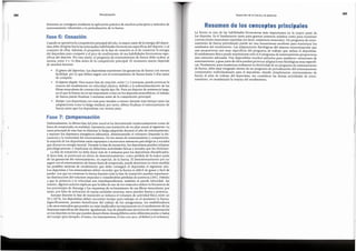 I
•:
La fuerza es una de las habilidades biomotoras mas importantes en la mayor parte de
las deportes. Es el fundamento tanto para generar potencia maxima coma para mantener
contracciones musculares repetidas (es decir, resistencia muscular). Un programa de entre-
namiento de fuerza periodizado puede ser una herramienta excelente para maximizar las
resultados del rendimiento. Las adaptaciones fisiol6gicas del sistema neuromuscular que
este proporciona son muy especfficas del programa de trabajo que utiliza el deportista.
El rendimiento ffsicopuede maximizarse solo si el programa de entrenamiento proporciona
una variaci6n adecuada. Hay disponibles muchos metodos para establecer variaciones de
entrenarniento, y gran parte de ellos pueden provocar adaptaciones fisiol6gicasmuy especffi-
cas.Finalmente, para maximizar realmente la efectividad de un programa de entrenamiento
de fuerza, debe estar integrado dentro de un programa de periodizaci6n del entrenamiento
comprensivo individualizado para el deportista. Afiadir, simplemente, entrenamiento de
fuerza al plan de trabajo del deportista, sin considerar las demas actividades de entre-
namiento, no maximizara la mejora del rendimiento.
Resumen de los conceptos principales
285
Desarrollo de la fuerza y la potencia
Fase 7: Compensacion
Habitualmente, la ultima fase del plan anual se ha denominado inadecuadamente coma de
fuera de temporada; en realidad, representa una transici6n de un plan anual al siguiente. La
meta principal de esta fase es eliminar la fatiga adquirida durante el afio de entrenamiento,
y reponer las dep6sitos energeticos exhaustos, disminuyendo el volumen (bajando la fre-
cuencia) y la intensidad del entrenamiento. En las meses de entrenamiento y competici6n,
la mayoria de las deportistas estan expuestos a numerosos estresores psicol6gicos y sociales
que drenan su energfa mental. Durante la fase de transici6n, las deportistas pueden relajarse
psicol6gicamente, e implicarse en diferentes actividades ffsicasy sociales que les diviertan.
La fase de transici6n no debe durar mas de 4 semanas para las deportistas disciplinados.
Si dura mas, se provocara un efecto de desentrenamiento, coma perdida de la mayor parte
de las ganancias del entrenamiento, en especial, de la fuerza. El desentrenamiento par no
seguir con el entrenamiento de fuerza fuera de temporada, puede deteriorar en cierta medida
las posibles mejoras de rendimiento que debe conseguir el deportista el siguiente afio.
Los deportista y las entrenadores deben recordar que la fuerza es diffcil de ganar y facil de
perder. Losque no entrenan la fuerza durante toda la fase de transici6n pueden experimen-
tar disminuci6n del volumen muscular y considerables perdidas de potencia (201). Debido
a que la potencia y la velocidad son interdependientes, tambien se pierde velocidad. Asf
mismo, algunos autores explican que la falta de uso de las rmisculos reduce la frecuencia de
las porcentajes de descarga y las esquemas de reclutamiento de sus fibras musculares; par
tanto, par falta de activaci6n de tantas unidades motoras, estos pierden fuerza y potencia.
Aunque durante la fase de transici6n se reduzca el volumen de actividad ffsica entre un
50 y 60 %, las deportistas deben encontrar tiempo para trabajar en el mantener la fuerza.
Especfficamente, pueden beneficiarse del trabajo de las antagonistas, las estabilizadores
y de otros rmisculos que pueden no estar implicados necesariamente en el rendimiento de las
destrezas especfficasdel deporte. Igualmente, han de planificarse ejerciciosde compensaci6n
en las deportes en las que pueden desarrollarse desequilibrios entre diferentes partes o lados
del cuerpo (par ejemplo, el bateo, las lanzamientos, el tiro con area, el futbol y el ciclismo).
Cuando se aproxima la competici6n principal del afio, la mayor parte de la energfadel depor-
tista debe dirigirse hacia las principales habilidades biomotoras especfficasdel deporte, o al
conjunto de ellas. Ademas, el prop6sito de la fase de cesaci6n es el de conservar la energia
del deportista para competir y el pico de rendimiento de sus habilidades biomotoras espe-
cfficasdel deporte. Par esta raz6n, el programa de entrenamiento de fuerza debe acabar, al
menos, entre 3 y 14 dfas antes de la competici6n principal. El momenta exacto depende
de muchos factores:
• El genera del depottista: Las deportistas mantienen las ganancias de fuerza con menos
facilidad, par lo que deben seguir con el entrenamiento de fuerza hasta 3 dfas antes
de competir.
• El deporte elegido: Una mayor fase de cesaci6n, entre 1 y 2 sernanas, puede provocar la
mejora del rendimiento en velocidad alactica. debido a la sobreestimulaci6n de las
fibras musculares de contracci6n rapida tipo Ilx. Para un deporte de resistencia larga,
en el que la fuerza no es tan importante coma en las deportes anaerobicos, el trabajo
de fuerza puede finalizar 2 semanas antes de la competici6n principal.
• Biotipo: Los deportistas con mas peso tienden a retener durante mas tiempo tanto las
adaptaciones coma la fatiga residual, par tanto, deben finalizar el entrenamiento de
fuerza antes que las deportistas con menos peso.
Fase 6: Cesacion
dimiento se consiguen mediante la aplicaci6n practica de muchos principios y metodos de
entrenamiento inherentes a la periodizaci6n de la fuerza.
Periodizaci6n
284
 