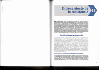 287
Las actividades en las que predomina el aporte energetico aer6bico tienden a mostrar meno-
res picos de potencia y, por tanto, pueden clasificarse como elementos de baja intensidad
(29, 148). Estas actividades requieren que el deportista se ejercite de modo continuado,
a baja intensidad y con una duraci6n significativa. Por tanto, este tipo de resistencia se
denomina habitualmente como ERBI (148) o resistencia aer6bica. En muchas actividades
Resistencia por ejerciciode baja intensidad
El concepto de resistencia difiere claramente entre las diferentes actividades deportivas,
y puede definirse de varios modos. Por ejernplo, el tipo de resistencia que necesita un
corredor de marat6n de elite es la que le proporciona la capacidad de producir, de forma
continuada y durante mucho tiempo, una potencia especfficao una velocidad determinada.
Por el contrario, un jugador de hockey sobre hielo de elite necesita realizar repetidamente
perfodos de movimientos de alta velocidad, de 30 a 80 segundos, intercalados con perfodos
de recuperacion de entre 4 y 5 minutos (106). Aunque en ambos deportistas hay implicado
algun tipo de resistencia en sus rendimientos, evidentemente el desarrollo de esta en cada
uno de ellos sera diferente. Si utiliza un tipo de entrenamiento de resistencia equivocado,
el deportista puede desarrollar caracterfsticas que no se ajusten a las necesidades de su
deporte y, por tanto, reducirse su capacidad de rendimiento (45, 147). Para comprender
la aplicaci6n correcta del entrenamiento de resistencia, el entrenador y el deportista deben
diferenciar enrre los dos tipos principales de resistencia que establece la literatura contem-
poranea: la resistencia por ejercicio de baja intensidad (ERBI) y la resistencia por ejercicio
de alta intensidad (ERAI) ( 147).
Clasificaclon de la resistencia
La resistencia puede dasificarse de varios modos. Por ejemplo, la resistencia
aer6bica, denominada en ocasiones resistencia de ejercicio de baja intensidad, permite a la
persona realizar de forma continuada actividades de larga duraci6n, mientras que la resis-
tencia anaerobica. o resistencia de ejercicio de alta intensidad, le proporciona la capacidad
de ejercerrepetidamente episodios de ejerciciosde alta intensidad. Aunque la mayorfa de los
deportes dependen de algun tipo de resistencia, el que se desarrolle (alta o baja intensidad)
puede afectar significativamente al rendimiento. Por tanto, el entrenador y el deportista
deben considerar que tipo de resistencia necesita este para su deporte y c6mo establecer la
adecuada como objetivo del plan de entrenamiento, Asf mismo, ambos deben considerar las
respuestas fisiol6gicas del deportista ante los metodos para desarrollar resistencia. Una vez
cornprendidos el tipo de resistenciay de respuesta fisiol6gica, el entrenador puede desarrollar
un plan de entrenamiento para mejorar la resistencia especfficadel deporte.
Entrenamiento de
la resistencia
,1
I
 