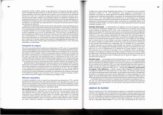 Estabien aceptado que el V02 max desernpefia un papel en la capacidad de rendim~ento de
resistencia. Sin embargo, entre los deportistas de elite existe un estrecho rango de V02 max
( 18, 27), lo que sugiereque este pararnetro no esel que diferencia sus distintos rendimientos
(14, 18). Por ejemplo, si compiten dos deportistas de elite con diferentes valores de V02 max,
el que lo posea mas bajo puede ser capaz de compensarlo trabajando a un mayor porcen-
taje de su capacidad maxima (figura 11.5) (18, 33, 140). El porcentaje de V02 max en el
Umbral de lactato
las fibras tipo I poseen mayor densidad mitocondrial (127) y dependencia de la actividad
enzimatica aer6bica (51, 70, 156). Finalmente, coma respuesta al entrenamiento de
resistencia, se produce un cambio global del contenido de fibras de tipo II al tipo I, un
incremento del contenido mitocondrial y un aumento de la dependencia del metabolismo
aer6bico (127, 154). Estas adaptaciones inducidas por el entrenamiento de resistencia
parecen relacionarse con la edad de entrenamiento del deportista. Losdeportistas con larga
experiencia de entrenamiento muestran mayor incremento en la densidad capilar, en el
contenido de fibras de tipo I, asf como tambien una mayor dependencia sobre la actividad
enzimatica aer6bica {127).
Densidad mitocondrial. La mitocondria es el organulo en el que el musculo consume
el O durante el metabolismo oxidativo (9). El incremento de su contenido mitocondrial
2 •
puede contribuir al aumento del V02 max, como consecuencia de un aporte mayor del
oxigeno de la sangre (69). El ejercicioparece que es un estimulante potente de la biogenesis
mitocondrial (69, 161) y del incremento inducido por el ejercicio de la densidad de mito-
condrias, lo cual puede explicar parcialmente las mejoras del V02 max que produce el
entrenamiento de resistencia (69). Te6ricamente, si aumenta la densidad mitocondrial, se
produce un incremento proporcional de la extracci6n de 02 de la sangre (9). Sin embargo,
este no parece que ser el caso, debido a que solo se produce un aumento discreto del
V02 max en respuesta al entrenamiento (20 al 40 %), induso pensando que el incremento
de las enzimas mitocondriales sea considerable {69). Es probable que el entrenamien-
to induzca aumentos en las enzimas mitocondriales que mejoran el rendimiento de la
resistencia (9). Estas adaptaciones enzimaticas pueden mejorar el rendimiento de la resis-
tencia por la vfa de la disminuci6n de la producci6n de lactato durante el ejercicio y
del incremento de la oxidaci6n de las grasas, con el consiguiente ahorro de gluc6geno
muscular y de la glucosa en sangre (69). Aunque, durante el ejercicio con todo el cuerpo,
las adaptaciones enzimaticas mitocondriales al entrenamiento aumenten en resistencia de!
V02 max, parece que se afecta mas el rendimiento por el aporte de oxigeno y no por la
densidad mitocondrial (9).
Densldad capilar. Lasinvestigaciones han demostrado que cuanto mayor sea la densidad
capilar, o mimero decapilares, mas elevado sera elV02 max(9, 26, 35, 132). Sehaespeculado
que este depende de la densidad capilar, o del mimero de capilares por unidad de area de
secci6n transversal del rmisculo (100). Una mayor densidad capilar permitira mantener o
alargar el tiempo de transito de los gl6bulos rojos a traves de! lecho vascular (130), lo cual
puede incrementar la extracci6n tisular de 02 -denominada diferenda arteriovenosa
de oxigeno (a­v02 difference)­, incluso cuando el flujo sangufneo es elevado (9). Los
investigadores tarnbien han demostrado que los deportistas con densidad capilar elevada
son capaces de ejercitarse durante mas tiempo, ya que pueden tolerar mejor el metabolismo
anaer6bico y la formaci6n de lactato que los deportistas con menor densidad (76). Esto
sugiere que la densidad capilar tiene un papel importante en el aporte de oxigeno para el
tejido que trabaja yen la eliminaci6n de losproductos de desecho producidos porel rmisculo.
La densidad capilar se incrementa en respuesta del entrenamiento de resistencia (36, 71,
130, 136, 151). Esteaumento parece estar estrechamente unido a la edad de entrenamiento
del deportista, por lo que aquellos con mas edad de entrenamiento poseeran mayor den-
sidad capilar (127).
293
Entrenamiento de la resistencia
Musculo esqueletlco
El musculo esqueletico tiene un papel muy importante para determinar el V02 max del
deportista (9). Parece que el VO2
max esta relacionado con la velocidad con la que el O2
se
aporta a la mitocondria {100). Variosfactores asociados con el rmisculo esqueletico pueden
afectar a la capacidad para utilizar el 02, incluidos el tipo de fibra muscular esqueletica (tipo
Io tipo II), la densidad mitocondrial y la densidad capilar.
Tipo de flbra muscular. Parece que, en los deportistas de elite, el tipo de fibra muscular
esta significativamente relacionado con su V02 max {98). Los que poseen valores mas
altos muestran tener un mayor contenido de fibras de tipo I. Este fen6meno puede estar
relacionado con la diferente densidad capilar, el contenido mitocondrial y la capacidad
enzimatica aer6bica propias de las fibras tipo I y tipo II. Las fibras tipo I, que son las de
mayor capacidad oxidativa, tienen una mayor proporci6n fibra-capilar por estar rodeadas
por mayor cantidad de capilares, en comparaci6n con las fibras tipo II (165). Tambien,
Transporte de oxigeno
Otro factor que puede adarar las diferencias individuales en el V02 max, es la capacidad del
sistema cardiorrespiratorio en el transporte de oxigeno (9). Lasmodificaciones de la concen-
traci6n de hemoglobina (Hb) poseen un efecto profundo en el transporte del 02 al rmisculo
que trabaja (15). Por ejemplo, cuando los deportistas utilizan transfusiones de sangre para
incrementar artificialmente su concentraci6n de Hb, se aprecia un incremento parejo en el
VO2
max y el Qmax (44). Esta interrelaci6n entre la concentraci6n de Hb, el VO2
max y
el Qmax explica parcialmente la efectividad del dopaje sangufneo (15). Aunque parece que
este ejerce un efecto profundo sobre la capacidad del organismo para transportar oxigerio
( 15), tambien parece que el entrenamiento aer6bico puede modificar esta capacidad (134).
Aparentemente, el entrenamiento de resistencia reduce la concentraci6n de Hb, el hema-
tocrito (Hct) y el recuento de gl6bulos rojos; sin embargo, ello es resultado de la expansion
del volumen plasmatico que puede iniciarse tras varios dfas de entrenamiento prolongado
(135). Aunque haya una disminuci6n de las concentraciones de Hct y Hb en respuesta
al entrenamiento de resistencia, hay un incremento absoluto en la masa de Hb {133). El
incremento del volumen plasmatico secundario al entrenamiento de resistencia disminuye
la viscosidad de la sangre, lo que incrementa el V02 max por el aumento del gasto cardfaco
que mejora el aporte de oxigeno a los rmisculos que trabajan (134).
incremento, siendo el latido cardfaco el que determina el incremento del gasto cardiaco
(164). Se piensa que dicha meseta es en funci6n directa de la disminuci6n del tiempo de
llenado diast6lico ventricular izquierdo que se aprecia con el incremento de la intensidad
del ejercicio {128). Por el contrario, los deportistas de elite de resistencia muestran incre-
mentos tanto del latido cardfaco como del gasto cardfaco en respuesta al aumento de la
intensidad del ejercicio (59, 164). Aun esta por determinar la raz6n de esta discrepancia en
la respuesta del volumen sist6lico entre los deportistas de resistencia de elite y los individuos
entrenados o no entrenados, pero generalmente se acepta que los primeros poseen valores
mas elevados de Qmax (9).
Dado que los deportistas de elite poseen Qrnax mas elevados, puede especularse que la
diferenciaentre estos,los deportistas entrenados y los individuos no entrenados, sehalla tanto
en su capacidad para mejorar los porcentajes de latido maximo como en la de incrementar
el volumen sist6lico (9, 92). El latido maximo es ligeramente mas bajo en los deportistas
de elite, comparado con el de los no deportistas (92, 164); por tanto, es probable que el
factor principal que diferencia los Qrnax entre ambos, sean las modificaciones inducidas
por el entrenamiento en el volumen sist6lico (92). Dicho incremento de los deportistas
parece estar relacionado con el incremento del volumen del final de la diastole, producido
por la mejora de la camara cardfaca al incrementar la distensibilidad del pericardia (92).
Estos datos indican que el Qmax explica parcialmente las diferencias en el V02 max entre
deportistas y no deportistas.
Periodizaci6n
292
 