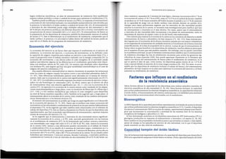 Uno de los factoresmas importantes que afectana la capaddad del deportista para desarrollarla
ERAI es la capaddad de tamponarel acido lacticoen lactato. Dicha capacidadtampon del acido
Capacidad tampon del acldo lactlco
Bloenergetlca
LaERAI depende de la capacidad para realizar repetidamente actividades de potencia elevada
que activanpreferentemente los sistemas energeticosanaerobicos ( 113).Cuando el deportista
incorpora el entrenamiento ERAI en su plan de trabajo, experimentara adaptaciones fisiolo-
gicas que incrementen la concentracion o actividad de las enzimas clave de los sistemas
energeticos del fosfageno y glucolftico (3, 50).
Se han demostrado aumentos en los depositos musculares de ATP, fosfocreatina (PCr) y
glucogeno producidos en respuesta al entrenamiento a intervalos o al esprint (3, 50, 84).
Estoscambios en las propiedades enzimaticas parece que permiten un mayor, y mas rapido,
aporte de energfa en los episodios de ejercicio de alta intensidad, con lo que el deportista
puede mantener un alto nivel de rendimiento.
Varios factores afectan la capacidad de los deportistas para realizar episodios repetidos de
ejercicios anaerobicos de alta intensidad (3, 50, 84). Estos factores incluyen: la capacidad
para activarpreferentemente los sistemas energeticos anaerobicos, la capacidad de tamponar
el acido lactico, el funcionamiento del sistema cardiovascular y la habilidad para mantener
las caracteristicas neuromusculares relacionadas con el rendimiento.
Factores que influyen en el rendimiento
de la resistencia anaereblea
dfaco maximo ), separados de 3 minutos de trote ligero, obtenfan incrementos del 6,7 % en
la econorrua de carrera, el 10,7 % en elV02 maxy el 15,9 % en el umbral de lactato; tambien
mostraban un 24 % de mayor posesion del balon durante el partido y un 3,5 % de aumento
de la capacidad de juego con un latido cardfaco mas elevado durante un partido (62).
Aunque estos datos preliminares sugieren que los intervalos de alta intensidad pueden
mejorar la economfa de la carrera, se necesitan mas investigaciones para clarificar que tipo
de entrenamiento a intervalos es el mas efectivo. Por tanto, parece que el entrenamiento
a intervalos de alta intensidad debe incorporarse a los planes de entrenamiento, tanto en
deportistas de deportes de equipo como en los de fondo mas tradicionales.
Otro metodo para mejorar la econornfa de la carreraen los corredoresde distancia es afiadir
entrenarniento de fuerza o pliometrico de bajo impacto (73, 110, 155). Estas mejoras pue-
den lograrse por el incremento de la eficaciamecanica causada por una mayor competencia
en los esquemas de redutamiento de unidades motoras y el incremento de la fuerza muscular
(especfficamente, de la fase de propulsion de la carrera). Apesar de que el entrenamiento de
fuerza ofreceun gran beneficio a los deportistas de resistencia, muchos atletas sepreocupan
por el aumento de peso que este pudiera causarles. Sin embargo, esto no puede convertirse
en el problema principal, ya que la literatura contemporanea establece que el entrenamiento
de resistencia amortigua las vfas de sefializacion necesarias para activar las ganancias sig-
nificativas de masa muscular (108). Esto puede apreciarse claramente en la literatura que
explora los efectos del entrenamiento de fuerza sobre el rendimiento de resistencia, en la
que se aporta el dato de que, como norma, los deportistas ganan menos de un 1,0 % de
masa corporal debido al aumento de la masa magra sornatica (68, 110). Portanto, es aeon-
sejable que los deportistas de resistencia incluyan el trabajo de fuerza y del entrenamiento
pliometrico de bajo impacto en su plan para optimizar la economfa del ejercicio y, al final,
aumentar su rendimiento de resistencia.
297
Entrenamiento de la resistencia
La economia del ejercicio es un factor clave que impone el rendimiento en el ejercicio de
resistencia. La economfa del ejercido, o economfa del movimiento, se ha definido como
la captacion de oxigeno requerida para realizar un ejercicio a una intensidad dada (75), o
como la proporcion entre el trabajo mecanico realizado con la energfa consumida (9). La
economfa del movimiento, y sus efectos sobre el coste energetico de la actividad, puede
explicar parcialmente algunas de las diferencias en el rendimiento apreciadas entre depor-
tistas con simi_lares valores de V02 max (10). Un examen mas detallado sobre deportistas
con similares VO2
max sugiere que hay una gran variabilidad interindividual en el coste de
oxigeno del ejercicio submaximo (75).
Esta amplia diferencia interindividual se observa claramente al examinar las variaciones
entre los costes de oxigeno cuando los sujetos corren a una velocidad submaxima dada (9,
19, 107). Tales diferencias individuales parecen verse afectadas por el estatus de entrena-
miento, dado que la economfa de la carrera esta significativamente relacionada con el (75,
97, 103, 107). Losindividuos entrenados expresan una mayor economfa de ejercicio compa-
rados con sus homologos no entrenados (107). En efecto, parece que el mimero de afios
de entrenamiento tiene una relacion significativa [p-c ,05, r = ,62) con la economfa de la
carrera (97). Se especula si la economfa de la carrera mejora como resultado de las adapta-
ciones musculoesqueleticas a largo plazo, como la transicion de fibras tipo II a fibras tipo I
(117, 154), ya los cambios metabolicos que reducen el coste energetico para desarrollar
un nivel de fuerza repetitivo espedfico (103). Tambien se ha sugerido que, a largo plazo, el
entrenamiento afecta la economfa de la carrera como resultado de los cambios antropome-
tricos, biomecanicos ya los factores tecnicos (5).
El estfrnulo del entrenamiento es posible que tenga un papel significativo en el desarrollo
de la economfa del ejercicio (9, 75, 103). Parece que se produce una mayor economia del
rnovimiento en lasvelocidades o rendirnientos de potencia en los que entrena habitualmente
el deportista (75). Se ha sugerido que tales cambios estan relacionados con el volumen de
trabajo <lei deportista (75). Estoseobserva claramente en el hecho de que los deportistas mas
experimentados, que han acumulado mas kilometres de entrenamiento. expresan mayores
niveles de economfa del ejerdcio (74, 75).
Se ha sugerido que el entrenarniento a intervalos de alta intensidad mejora significati-
vamente la economfa de la carrera, y el V02 max, asociado generalmente con las mejoras
en el rendimiento de resistencia (87). Se ha demostrado que realizar carreras a intervalos,
con intensidades cuyo rango este entre el 93 y el 106 % de V02 max, mejora la economfa
de la carrera (103). Apoyos a esta afirmacion pueden encontrarse en el trabajo de Franch
y colaboradores (53); en su estudio de 6 semanas de intervalos largos, consistentes en 4 a
6 seriesde intervalos de 4 min (4,6 m/s), separados de 2 minutos de descanso, provocaba un
incremento del 6 % en el VO2
max y del 3 % la economfa de la carrera. En un estudio sobre
futbolistas que entrenaron 2 veces por semana, durante 8 sernanas, a intervalos aerobicos,
consistentes en 4 series de 4 min de intervalos de alta intensidad (90 al 95 % del latido car-
I I
Economia del ejercicio
Segun evidendas anecdoticas, un plan de entrenamiento de resistencia bien equilibrado
requiere trabajo periodico a ritmo o umbra} de lactato para optimizar el rendimiento (75).
Tambien puede modificarse el umbral de lactato y la OBI.A, en respuesta al entrenamiento
a intervalos de alta intensidad realizado con intensidades sustancialmente mas elevadas que
la potenda, la velocidad y el latido cardfaco a umbra} de lactato (40, 65). El entrenamiento
a intervalos de alta intensidad puede exigir multiples esfuerzos de alta intensidad (> del
80 % del pico de potencia aerobica) y de diferente duracion (30 s a 8 min), intercalados con
recuperaciones de menor intensidad (60 s a 4,5 min) (87). El entrenamiento de fuerza en
la preparacion de los deportistas de resistencia tarnbien ha demostrado mejorar el umbral
de lactato (77). Este es determinante en el rendimiento de resistencia; comprender que el
latido cardfaco, la potencia o la velocidad se hallan dentro del umbra} de lactato puede ser
muy iitil en el disefio de los programas de entrenamiento de resistencia.
Periodizaci6n
296
 