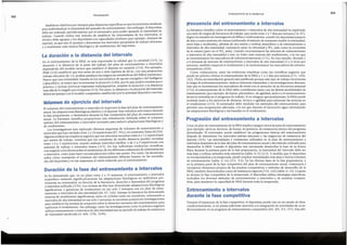 Durante el transcurso de la fase competitiva, el deportista puede caer en un estado de desa-
condicionamiento, si no presta suficiente atenci6n a la integraci6n de actividades de aeon-
dicionamiento en su programa de entrenamiento competitivo (84, 105, 113, 137). Esta afir-
Entrenamiento a intervalos
durante la fase competitiva
Crearun plan de entrenamiento de la ERAI implica integrar varies factores de entrenamiento
(por ejemplo, tacticos, tecnicos, de fuerza, de potencia, de resistencia) dentro del programa
periodizado. El entrenador puede establecer las progresiones basicas del entrenamiento
despues de determinar los intervalos trabajo-descanso y las exigencias de resistencia del
deporte (114). Las intensidades y vohimenes utilizados en el plan de entrenamiento a
intervalos dependen de la fase del plan de entrenamiento anual y del metodo utilizado para
desarrollar la ERAI. Cuando el deportista esta intentando desarrollar la base de su forma
fisica durante la primera parte de la fase preparatoria, la intensidad del intervalo debe ser
mas baja y utilizar metodos mas extensivos (tabla 11.9) (113). A medida que el deportista
va incorporandose a la temporada, puede emplear intensidades mas altas y menos volumen
de entrenamiento (tabla 11.14) (113, 114). En las ultimas fases de la fase preparatoria, y
en la primera parte de la fase competitiva del plan de entrenamiento anual, comenzara a
incorporar elementos propios de las pruebas competitivas y metodos de desarrollo de la
ERAI, tambien denominados como de resistencia especial (114, 116) (tabla 11.15). Cuando
se alcanza la fase competitiva de la temporada, el deportista utiliza estrategias especfficas,
incluidos los diversos metodos de entrenamiento a intervalos y de pruebas competi-
tivas, para mantener la capacidad de ERAI durante toda la temporada.
Progreslon del entrenamiento a intervalos
La literatura cientifica sabre el entrenamiento a intervalos de alta intensidad ha explorado
una serie de rangos de frecuencia de trabajo, que oscila entre 2 y 7 dias por semana (16, 87).
Segunlos estudios de investigaci6n de Billat y colaboradores, cuando los deportistas pasaron
de seis a cuatro sesiones de carrera (utilizando el metodo de mantener estable la intensidad,
entre baja a moderada), adernas de una sesion a umbra} anaer6bico y de entrenamiento a
intervalos de alta intensidad, mejoraron tanto la velocidad a V02 max como la economia
de la carrera (pero no el V02 max). Cuando incrementaron las sesiones de entrenamiento
a intervalos de alta intensidad a tres, no hubo mas mejoras del rendimiento, a la vez que
se incrementaron los marcadores de sobreentrenamiento (17c). En otro estudio, durante 2
a 8 semanas de sesiones de entrenamiento a intervalos de alta intensidad (3 a 4 veces par
semana), tambien empeor6 el rendimiento y se incrementaron los marcadores de sobreen-
trenamiento (61b).
Como consecuencia, tanto las evidencias empfricas como las cientfficas sugieren que
puede ser practice limitar el entrenamiento de la ERAI a 1 o 2 dfas por semana (17c, 141b,
142). Dicha recomendaci6n general esta justificada porque este tipo de trabajo incrementa
el riesgode sobreentrenamiento, dada su inherente intensidad, y las investigaciones demues-
tran que se incrementan los marcadores de estres con el aumento de su frecuencia semanal
(17c); el entrenamiento de la ERAI debe considerarse junto con las demas modalidades de
entrenamiento (por ejemplo, de fuerza, pliometrico, de agilidad, tactico y el entrenamiento
tecnico) incluidas en el programa de trabajo. Si se integran apropiadamente, la ERAI puede
incluirse junto a los ejercicios de destreza, tecnica o agilidad para estimular las mejoras en
el rendimiento (113). El entrenador debe modular los estimulos del entrenamiento para
permitir una recuperaci6n adecuada, a la vez que durante el microciclo sigue estimulando
las adaptaciones fisiol6gicas y las basadas en el rendimiento.
Frecuencia del entrenamiento a intervalos
313
Entrenamiento de la resistencia
Duracion de la fase del entrenamientoa intervalos
Se ha demostrado que, en un plazo entre 2 y 15 semanas, el entrenamiento a intervalos
anaer6bico estimula significativamente las adaptaciones fisiol6gicas en individuos pre-
viamente no entrenados, en funci6n de la frecuencia, duraci6n e intensidad del programa
a intervalos utilizado (37b). Loscidistas de elite han demostrado adaptaciones fisiol6gicas
significativas, y ganancias de rendimiento en tan solo 2 semana~ con un plan de entre-
namiento a intervalos de alta intensidad (86, 87, 144). Aunque la hteratura ha demostrado
mejoras de rendimiento significativas,tanto en ciclistas como en corr~dore~,entr~nar:ido a
intervalos de alta intensidad en tan solo 2 semanas, se necesitan postenores mvesugaciones
para establecer las normas de actuaci6n sobre la duraci6n necesaria del entrenamiento para
optimizar el rendimiento. Sin embargo, tanto las investigaciones coma la p~acticas~giere_n
utilizar entrenamiento a intervalos de alta intensidad tras un periodo de trabajo de resistencia
de intensidad moderada (4, 46b, 135b, 162b).
Volumen de ejerciciodel intervalo
El volumen del entrenamiento a intervalos lo imponen la fase del plan de entrenamiento
anual, las adaptaciones fisiol6gicas objetivo y el deporte. Estevolumen sera mayor du~ante
la fase preparatoria, y disminuira durante la fase competitiva del plan de entrenarmento
anual. La literatura cientffica proporciona una informaci6n limitada sabre el volumen
optimo del entrenamiento a intervalos necesario para inducir adaptaciones fisiol6gicas Y
de rendimiento.
Los investigadores han explorado diversos esquemas de volumen de entrenamiento a
intervalos que han oscilado entre 2 y 24 repeticiones (87, 94) y, en ocasiones, hasta 4? _(94) ·
Algunas evidencias empfricas sugieren que los velocistas nece.sita1:1 entr~ 6 y 12 repet1oo~es
por sesi6n de trabajo, mientras que los corredores de media distancia pued~n. necesrtar
entre 1,5 y 2 repeticiones, cuando realizan intervalos rapido~, y de 2 ~ 3 rel?etic~one_scon
sesiones de trabajo a intervalos lentos ( 113). No hay suficientes evidencias oent1~cas,
con respecto a los efectossabre el rendimiento de los diferentes vohimenes de entren~.1ento
a intervalos, como para hacer recomendaciones sabre este punto. Por tanto, las deos1~nes
sabre c6mo manipular el volumen del entrenamiento deberan basarse en las necesida-
des del deportista y en las respuestas al estres inducido por el entrenamiento.
La duraclon o la distancia del intervalo
En el entrenamiento de la ERAI, es mas importante la calidad que la cantidad (113). La
duraci6n y la distancia de la parte del trabajo del plan de entrenamiento a in~ervalos
dependeran del modelo tactico que establece el deporte en cuesti6n (114). Por eiem~l_o,
Plisk (114) estableci6 que tres series de seis o siete esprints de 40 m, con una prop~roon
trabajo-descanso de 1 :6, podian satisfacer las exigencias metab6licas delf~tbol amen_cano.
Parece que esta intensidad, basada en los mecanismos de aporte energetic? del fosfageno
y glucolitico, es mejor que incrementar la duraci6n (148), par lo que po~~ia result~r po~o
practice, e incluso provocar respuestas maladaptativas, ~mpli~r la durao~1: o la 11stanoa
mas alla de lo exigido por el deporte (113). Portanto, la distancia o la duracion del mtervalo
deben serparejas con el modelo competitivo establecido par la actividad deportiva concreta.
Establecer objetivos por tiempos para distandas especfficas es una herramienta excele.nte
para individualizar la intensidad del episodio de entrenamiento. Si~ embargo: el de~ortista
debe ser evaluado periodicamente por el entrenador para poder ajustarle la intensidad de
trabajo. Cuando utiliza este metodo de establecer las intensidades de los int~rvalos, el
tecnico debe agrupar a los deportistas con capacidades similares (por ejemplo, nempos de
esprint), ya que esto le ayudara a determinar los intervalos apropia~os de trabajo-descanso
ya maximizar cada mejora fisiol6gica y de rendimientodel deportista.
Periodizaci6n
312
 