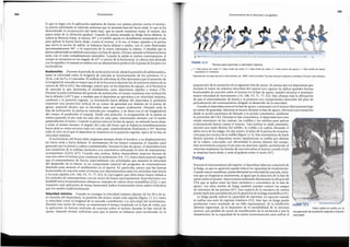 Fatlga
Durante el entrenamiento del esprint, el deportista debe ser consciente de
la fatiga, ya que su aparicion puede reducir su capacidad de rendimiento.
Cuando estasemanifiesta,puede disminuir suveloddad de zancada, mien-
tras que su longitud se incrementa, al igual que la duracion de la fase de
apoyo sobre el terreno. Estoseventos realmente disminuyen la eficada del
CEA que se aplica entre las fases excentrica y concentrica de la fase de
apoyo. Los altos niveles de fatiga tambien pueden reducir los rangos
de extension de las piemas (87). Esta ruptura de la rnecanica de carrera
puede explicarsepardalmente por la aparicion de la fatigametabolica (91).
La fatiga puede reducir la capacidad de esprintar, en especial cuando
se realiza una serie de esprints maximos (92). Este tipo de fatiga puede
producirse como resultado de un fallo supraespinal, de la inhibicion
aferente segmental, de la depresion de la excitabilidad de la neurona
motora, por perdida de zonas de reunificacion de la excitacion y por la
disminucion de la capaddad de la union neuromuscular para activar el
FIGURA 12.3 Talon sobre la rodilla en la
recuperaci6nde la posici6nerguidaa maxima
velocidad.
preparacion de la transicion de la siguiente fase de apoyo. Se piensa que los deportistas que
durante el tramo de maxima velocidad del esprint son capaces de aplicar grandes fuerzas
horizontales de reaccion sobre el terreno en la fase de apoyo, pueden alcanzar y mantener
mayor velocidad de movimiento (18, 18b, 53, 71, 77, 82). Esto afianza mas la afirmacion
de que el entrenamiento de fuerza y la potencia son componentes esenciales del plan de
periodizacion del entrenamiento dirigido al desarrollo de la velocidad.
Cuando el deportista entra en la fasede apoyo, contactara con el terreno directamente bajo
su centro de gravedad. Mientras se mueve durante la fase de apoyo, efectuara una transicion
desde la accion excentrica de frenado a la accion concentrica, mediante
la activacion del CEA. Durante la fase concentrica, el deportista hace una
«triple extension» de las caderas, las rodillas y los tobillos para aplicar
correctamente fuerza contra el terreno. Tras realizar la triple extension,
iniciara una triple flexion del tobillo, la rodilla y la cadera, llevando el
talon cerca de las nalgas. En este punto, el talon de la piema de recupera-
don pasa por endma de la rodilla (figura 12.3). Estemovimiento de triple
flexion permite al deportista mover rapidamente la rodilla por delante
de la cadera, colocando con efectividad la piema delante del cuerpo.
Estemovimiento prepara el pie para un descenso rapido, perrnitiendo al
velocista maximizar las fuerzas de reaccion sobre el terreno cuando el pie
se desplaza hacia abajo y arras al golpear sobre el suelo (87).
FIGURA12.2 Tecnlca para esprintar a velocidad maxima.
i = fase precoz de vuelo; ii = fase media de vuelo; iii = fase tardfa de vuelo; iv = fase precoz de apoyo; v = fase tardfa de apoyo;
I =Jzquierda; D = Derecha.
Reproducido con permiso de G. Schmolinsky, ed., 1993, Track and field: The East German textbook of athletics {Toronto: Sport Books).
lv
D iii---------------
335
Entrenamientode la velocidady la agllldad
lo que se logra con la aplicacion explosiva de fuerza con ambas piemas contra el terreno.
La piema adelantada se extiende mientras que la atrasada bascula hacia arras, lo que se ha
denominado la recuperacion del talon bajo, que se puede mantener hasta, al menos, dos
pasos antes de la elevacion gradual. Cuando la piema atrasada se dirige hacia delante, la
cadera se flexiona hasta, al menos, 90° y el tobillo queda en dorsiflexion preparando el pie
para aplicar la fuerza hacia abajo, contra el terreno. A la vez, el brazo opuesto a la piema
que inicia la accion de salida, se balancea hacia delante y arriba, con el codo flexionado
aproximadamente 90°, y la trayectoria de la mano sobrepasa la cabeza. A medida que la
piema adelantada seextiende para pasar a la fasede apoyo, el brazo opuesto sebalancea hacia
atras, con el codo completamente extendido. Cuando la salida se realiza correctamente, el
cuerpo se encuentra en un angulo de 45° o menos de la horizontal, la cabeza esta alineada
con la espalda y el empuje se realiza con un alineamiento perfecto de la punta de los pies con
los hombros.
Aceleracion. Durante el perfodo de aceleracion inicial, desde la posicion de salida estatica,
tanto la velocidad como la longitud de zancada se incrementaran de los primeros 15 a
20 m, ode las 9 a 12zancadas. El analisis develocistas de elite demuestra que el aumento de
la longitud de zancada es mayor que el de la frecuencia durante los 20 primeros metros de la
carrera de 100 m (65). Sin embargo, parece que, en los deportes de equipo, es la frecuencia
de zancada la que determina el rendimiento entre deportistas rapidos y lentos (78).
Durante la parte preliminar del periodo de aceleracion, el cuerpo mantiene una inclinacion
hacia delante (~45°) que, a medida que el deportista se aproxima a su velocidad maxima,
cambiara a la posicion erguida. La inclinacion hacia delante del deportista le permitira
mantener una proyeccion vertical de su centro de gravedad por delante de la piema de
apoyo, posicion tecnica que es favorable para una mayor aceleracion, Durante toda la
fase de aceleracion, la piema se extiende por completo, y en linea con el eje longitudinal
del cuerpo al producirse el empuje. Desde esta posicion, la recuperacion de la piema se
realiza pasando el pie cada vez mas alto en cada paso, terminando siempre con el muslo
perpendicular al tronco. Cuando la piema entra en la fase de apoyo, se extiende hacia abajo
y arras: al mismo tiempo, el angulo del codo del brazo que se balancea simultaneamente
hacia atras se cierra un poco mas con cada paso, manteniendose finalmente a 90° durante
todo el ciclo en el que el deportista se mantiene en la posicion erguida, tfpica de la fase de
velocidad maxima.
El movimiento del brazo debe originarse siempre desde el hombro, y su desplazamiento
ser hacia arras y hacia delante. El movimiento de los brazos compensa el impulso axial
generado por la piema y cadera contralaterales. Durante la fase de apoyo, el deportista hara
una transicion de la subfase excentrica a la concentrica utilizando el ciclo de estiramiento
acortamiento (CEA) (87). Cuando este acelera, deben desarrollarse mayores fuerzas de
reaccion sobre el terreno para continuar la aceleracion (54, 77). Estos datos parecen sugerir
que el entrenamiento de fuerza, especialmente con actividades que mejoren la velocidad
del desarrollo de la fuerza, es un componente esencial del programa de entrenamiento
disefiado para mejorar el rendimiento en el esprint. En particular, parece que las fuerzas
horizontales de reaccion sobre el terreno son discriminativas entre los velocistas mas lentos
y los mas rapidos (18, 18b, 53, 71, 77, 82), lo cual sugiere que debe darse mayor enfasis a
los metodos de entrenamiento con un vector de fuerza anteroposterior (basculaciones con
kettlebell versus levantamientos olimpicos, empujes de cadera versus sentadillas (22)), o que
requieren mas aplicacion de fuerza horizontal (saltos horizontales versus saltos verticales)
que los usados tradicionalmente.
Velocidad maxima. Cuando se consigue la velocidad maxima (dentro de los 30 a 60 m,
en funcion del deportista), la posicion del tronco estara mas erguida (figura 12.2) y tanto
la velocidad como la longitud de la zancada contribuiran a la velocidad del movimiento.
Durante este tramo de carrera, se maximizara el tiempo empleado en la fase de vuelo, por
la aplicacion de fuerzas verticales de reaccion sobre el terreno durante la fase inicial de
apoyo, dejando tiempo suficiente para que la piema se balancee para recolocarse en la
Periodizaci6n
334
 