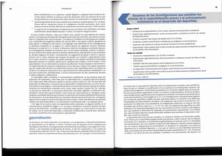 de fondo tiene la capacidad de estimular tanto las adaptaciones centrales como perifericas,
entre las que se incluyen la modificaci6n de los esquernas de reclutamiento nervioso, lo_s
cambios bioenergeticos ode los factores metab6licos y el estfrnulo significativo de las modi-
ficaciones musculares esqueleticas (2,48). A la inversa, el entrenamiento de fuerza produce
unas modificaciones significativasen la maquinaria contractil, en el sistema neuromusculary
en lasvfasmetab6licas ybioenergeticas (1,21). Lasinvestigaciones contemporaneas sugieren
que el musculo csqueletico exhibe una gran capaci?ad p~asticaen respuesta a ~as ~i!erentes
modalidades del entrenarniento de fuerza o de resistencia: esto provoca la actrvacion o de-
sactivaci6n de diferentes vfas metab6licas de sefializaci6n molecular en funci6n del tipo
de trabajo que se lleva a cabo (4, 6, 7, 21, 67, 68, 100). Las adaptaciones especfficasno estan
limitadas a las respuestas fisiol6gicas por las caracteristicas tecnicas. tacticas y psicol6gicas,
sino que tambien se desarrollan en respuesta al entrenamiento es~ecializado. E~ probable
que cada actividad deportiva pueda desarrollar atributos que perrmten al deportista conse-
guir altos niveles de maestria. .
La especializaci6n esun proceso complejo, no unilateral, basado en el desarrollo multila-
teral. Desde que un deportista progresa desde principiante a atleta maduro que ~a log~ado
la maestria en su deporte, se incrementa progresivamente el volumen total y la mten~1dad
del entrenamiento, asfcomo tambien su grado de especializaci6n. Muchos autores sugieren
que las mejores adaptaciones al entrenamiento se pro~u~en en respues~.a los ~jercicios
especfficos de la actividad deportiva, y a los que su objetivo es una habilidad biomotora
dada, solo despues de que sehayan desarrollado lasbases multilateral es (22, 78). El primero
se refiere a los ejercicios que son paralelos o similares a los movimientos del deporte; los
Grupocontrol
• Comienzo de la especializaci6n a los 11 afios, cesando el entrenamiento multilateral.
• Experimenta significativamente menos entrenamiento multilateral durante las edades
de desarrollo precoz.
• El tenis lo practica mas el grupo de edades entre 13 y 15 afios,
• Tendencia a perder autoconfianza a medida que se progresa en el entrenamiento.
• oesarrollo mas rapldo que el grupo de estudio durante la primera adolescencia.
• Experimentan mayor presi6n para el exito durante las fases precoces de desarrollo por parte
de los padres y los entrenadores.
Grupode estudlo
• Comienzan a especializarse a los 14 afios o mayores.
• Experimentan significativamente mas entrenamiento multilateral durante las fases de desa-
rrollo precoz.
• Practican mas ten is que el grupo control despues de los 15 afios.
• Tienden a ganar autoconfianza y progresan en el entrenamiento.
• Se desarrollan mas lentamente que el grupo control durante la primera adolescencia.
• Experimentan menos presi6n para el exito durante las fases precoces de desarrollo por parte
de los padres y los entrenadores.
Adaptado por Carlson, 1988 (18).
Resumende las investigacione que estudian lo
efectos de la especializacion precoz y el entrenamiento
multilateral en el desarrollo del deportista
45
Principios del entrenamiento
Ya entrene en un campo deportivo, en la piscina o en un gimnasio, el deportista finalmente
se especializara en un deporte o evento. Entrenar para un deporte provoca adaptaciones
fisiol6gicas especfficasa los esquemas de movimiento de la actividad, a sus exigencias meta-
b6licas, a sus esquemas de generaci6n de fuerza, al tipo de contracci6n y a las pautas de
reclutamiento muscular (28, 82, 89). El tipo de entrenamiento utilizado tiene un efecto muy
especffico sabre las caracteristicas ffsicasdel deportista (21). Por ejemplo, el entrenarniento
Especializacion
Estos rendimientos no se repitieron cuando llegaron a categoria senior (mas de die-
ciocho afios). Muchos se retiraron antes de alcanzarla. Solo una minoria de los que
se especializaron a una edad joven logr6 mejorar su rendimiento en categoria senior.
• Muchos deportistas de alto nivelcomenzaron a entrenar a nivelde junior (14 a 18 afios).
Nunca fueron campeones junior ni consiguieron records nacionales, pero como
seniores muchos de ellos obtuvieron rendimientos de nivel nacional o internacional.
• La mayoria de los deportistas consideraron que sus exitos eran atribuibles a las bases
multilaterales desarrolladas durante la nifiez y la edad de categoria junior.
El tercer estudio, llevado a cabo por Carlson (18), analiz6 los antecedentes de entrena-
miento y los esquemas de desarrollo de jugadores de tenis suecos de elite, que tuvieron mucho
exito en competiciones internacionales. Lossujetos se dividieron en dos grupos de estudio,
uno constituido por jugadores adultos de tenis de elite y otro grupo control, igualados en
edad, genera y ranking de nivel junior. Loshallazgos mas relevantes de las investigaciones
se muestran resumidos en la pagina 45. Ambos grupos de jugadores tuvieron similares
destrezas a la edad de 12 a 14 afios: la diferencia entre los dos grupos se produjo despues.
Los investigadores tambien encontraron que, en los sujetos del grupo control, el desarro-
llo de la destreza fue rapida durante la primera adolescencia, participando en una atm6sfera
de elevada exigencia de exitos. Curiosamente, los jugadores del grupo control se especia-
lizaron a los 11 afios, mientras que el grupo de estudio no comenz6 a especializarse hasta
los 14 afios, De hecho, el grupo de estudio particip6 en una amplia variedad de actividades
deportivas durante su primera adolescencia, mientras que el grupo control rindi6 a nivel
especializado con un entrenamiento similar al profesional. Aunque el grupo control demos-
tr6 significativamente mayores rendimientos como juniores, el grupo de estudio demostr6
que sus niveles mas elevados de rendimiento fueron como deportistas senior. El trabajo de
Carlson (18) apoya la importancia de la aproximaci6n de entrenamiento multilateral, con
marcada implicaci6n multideportiva y menos entrenamiento de tipo profesional durante
la nifiez temprana y adolescencia.
El entrenador debe considerar el entrenamiento multilateral, en las primeras fases del
desarrollo del deportista, coma base para su especializaci6n y maestria deportiva futuras
(58). Sabre todo, debe utilizarse cuando seentrena a nifios y junior (9, 58). En estas fasesdel
desarrollo del deportista, es esencial que se desarrollen consistentemente una serie de atri-
butos fisicosy psicol6gicos.Ciertasdestrezasffsicasson esencialesdurante esta fasede trabajo,
incluidos los movimientos naturales como correr, saltar, escalary lanzar (58,78). Ademas,
en esta fase de desarrollo, es importante desarrollar velocidad, agilidad, coordinaci6n, fle-
xibilidad y forma fisica general global. Estas metas de entrenamiento se consiguen mejor
mediante actividades diversasque permitan el desarrollo de muchas habilidades biomotoras.
En este proceso, al joven deportista sele ensefiaran diversas tecnicas de ejercicio, incluyendo
algunos de los aspectos tecnicos del deporte seleccionado. Todas estas destrezas las utilizara
cuando este mas desarrollado y el entrenamiento multilateral pase a un segundo plano.
A lo largo de su carrera, todos los deportistas deben participar, en alguna medida, en el
entrenamiento multilateral (figura 2.2). La mayor cantidad se concentra durante las fases
precoces del desarrollo; a medida que el deportista progresa, se centra menos en este tipo
de trabajo. En la carrera del deportista, el desarrollo multilateral es esencial para optimizar
los efectos posteriores delentrenamiento especializado.
Periodizaci6n
44
 