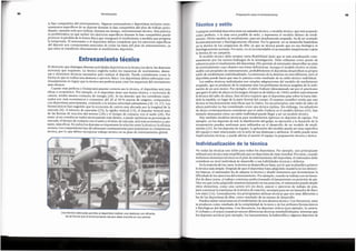 No todas las tecnicas son utiles para todos los deportistas. Por ejemplo, uno principiante
utilizara una tecnica mas simplificada que un deportista de clasemundial. Por tanto, cuando
incluimos elementos tecnicos en el plan de entrenamiento del deportista,el entrenador debe
considerar su nivel individual de desarrollo y sus habilidades tecnicas y defectos.
En la mayorfa de los casos, la tecnica se desarrolla en fases, por lo que se planifica primero
la tecnica mas simple. Despues de que el deportista haya adquirido maestrfa en los elernen-
tos basicos, el entrenadorha de adaptar la tecnica y afiadir elementos que incrementan la
dificultad de los ejercicios del entrenamiento. Por ejemplo, cuando se trabaja con un lanza-
dor de disco joven, el trabajo comienza perfeccionando el lanzamiento en posici6n de pie.
Una vez que ya ha adquirido maestria lanzando en esa posici6n, el entrenador puede afiadir
otros elementos, coma una carrera 4/4 (es decir, pasos) o ejercicios de trabajo de pies,
para comenzar la ensefianza de la tecnica de rotaci6n, necesaria para serun lanzador de disco
con exito (16). Generalmente, los principiantes utilizan tecnicas que son muy diferentes a
las de los deportistas de elite, coma resultado de su estatus de desarrollo.
Pueden existirvariaciones en el rendimiento de una destreza tecnica. Con frecuencia,estas
se producen coma resultado de la complejidad de la tarea o de los atributos biomecanicos
y fisiol6gicos del deportista. Con frecuencia, los deportes ciclicos (por ejemplo, la carrera,
el ciclismo y el remo) muestran menos diferencias tecnicas interindividuales, mientras que
los deportes aciclicos (por ejemplo, los lanzamientos, la halterofilia y algunos deportes de
lndividualizacion de la tecnica
cualquier actividad deportiva tiene un estandar tecnico, o modelo tecnico, que esta aceptado
como perfecta, o lo mas cerca posible de serlo, y representa el modelo id6neo de rendi-
miento. Dicho modelo de rendimiento, para ser ampliamente aceptado, ha de ser acertado
biomecanicamente y fisiol6gicamente eficiente. Por lo general, no se desarrolla basandose
en la tecnica de los campeones de elite, ya que su tecnica puede que no sea biol6gica ni
fisiol6gicamente acertada. Por tanto, no esrecomendable ni aconsejable simplemente copiar
la tecnica de un campe6n.
El modelo tecnico debe mostrar cierta flexibilidad dado que se esta actualizando cons-
tantemente por los nuevos hallazgos de la investigaci6n. Debe utilizarse coma punto de
referenda para el rendimiento del deportista. Ellopermite al entrenador desarrollar un plan
de entrenamiento cuyo objetivo sea evitar deficiencias. Aunque el modelo tecnico es inesti-
mable con prop6sito de entrenamiento, probablemente el deportista desarrollara su propio
estilo de rendimiento individualizado. La estructura de la destreza no sera diferente, pero el
deportista puede hacer que esta lo parezca coma resultado de su estilo tecnico individual.
Los estilos tecnicos individuales son simples adaptaciones del modelo de rendimiento
aceptado, que es producto de la respuesta ante los problemas tecnicos surgidos de la reali-
zaci6n de un acto motor. Por ejemplo, el estilo Fosbury (denominado asf por el americano
que gan6 el salto de altura en los juegos olimpicos de Mexicode 1968) cambi6 radicalmente
la tecnica del salto de altura. Estatecnica requiere que el deportista pase sabre la barra dan-
dole la espalda, en lugar de la parte frontal del cuerpo. El examen cientffico revela que esta
tecnica es mecanicamente mas eficaz que la clasica. En sus principios, este estilo de salto de
altura particular no fue considerado coma una tecnica optima. Sin embargo, los saltadores
de altura contemporaneos consideran que el estilo Fosbury es el modelo id6neo (43). Este
ejemplo demuestra c6mo un estilo individual puede llegar a ser un modelo tecnico.
Hay tarnbien modelos tecnicos para rendimientos optirnos en deportes de equipo. Por
ejemplo, en los deportes de red, la distribuci6n del golpe, su ejecuci6n y la duraci6n de la
recuperaci6n pueden analizarse para utilizarlos en el desarrollo de un modelo de rendi-
miento (22). En los deportes de equipo, la aplicaci6n del modelo puede ser muy especifica
del equipo y estar relacionada con la serie de sus destrezas o atributos. El estilo puede tener
implicaciones tacticas, y puede afectar al asumir el equipo la preparaci6n tecnica y tactica.
Tecnica y estilo
69
Preparaci6n para el entrenamiento
Unatecnlca adecuada permite al deportista realizar una destreza con eficacia,
de tal forma que el entrenamiento tecnlco debe incluirla en sus planes.
El elemento que distingue diversas actividades deportivas es la tecnica (es decir, las destrezas
motoras) que requieren. La tecnica engloba todos los esquemas de movimiento, destre-
zas y elementos tecnicos necesarios para realizar el deporte. Puede considerarse coma la
forma en que se realiza una destreza o ejercicio fisico. Losdeportistas deben esforzarse con-
tinuadamente en lograr que la tecnica sea perfecta para crear los esquemas del movimiento
mas eficaces.
Cuanto mas perfecta o biomecanicamente correcta sea la tecnica, el deportista sera mas
eficaz o econ6mico. Por ejemplo, si el deportista tiene una buena tecnica, o economia de
carrera, tendra menos consumo de energia (28). Se ha descrito que los corredores entre-
nados son mas econ6micos y consumen del 20 al 30 % menos de oxigeno, comparados
con deportistas principiantes, corriendo a la misma velocidad submaxima (10, 14, 27). Los
biomecanicos han sugerido que la economfa de carrera esta afectada por la longitud de la
zancada (8), el mimero de zancadas (23), la rigidez vertical (13), el impulso vertical neto
de las fuerzas de reacci6n del terreno (20) y el tiempo de contacto con el suelo (28). Por
tanto, si un corredor sevuelve tecnicarnente mas diestro, y puede optimizar su porcentaje de
zancada, el tiempo de contacto con el suelo y el ritmo de zancada, sera mas econ6mico y, por
tanto. mas eficaz.Entodos los deportes es importante la relaci6n entre la tecnica y la eficacia
motora. Loscompetidores han de esforzarsecontinuamente para maximizar su competencia
tecnica, por lo que deben incorporar trabajo tecnico en su plan de entrenamiento global.
Entrenamiento tecnico
la fase competitiva del entrenamiento. Algunos entrenadores y deportistas excluyen entre-
namientos especificos de su deporte durante la fase competitiva del plan de trabajo perio-
dizado, optando solo por realizar, durante ese tiempo, entrenamiento tecnico, Estapractica
es problematica ya que excluir los ejercicios especificos durante la fase competitiva puede
provocar la perdida de la forma fisica que menguara el rendimiento a medida que progresa
la temporada. El entrenador y el deportista deben considerar que los ejercicios especfficos
del deporte son componentes esenciales de todas las fases del plan de entrenamiento, ya
que estos se transfieren directamente al rendimiento deportivo.
Periodizaci6n
68
 