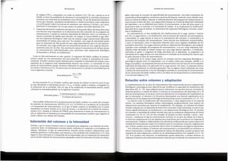 La implementaci6n de un plan de entrenamiento bien estructurado provoca adaptaciones
fisiol6gicas y psicol6gicas muy especfficasque modifican la capacidad de rendimiento del
deportista (60, 67, 74). Estas adaptaciones se relacionan con muchos factores, incluidos la
dotaci6n genetica, el estado de salud y la historia de entrenamiento del deportista (67). El
plan de entrenamiento es un factor clavepara determinar los resultados del rendimiento ya
que la intensidad, el volumen y la frecuencia desempefian una funci6n significativa en la
modulaci6n de las adaptaciones fisiol6gicasfundamentales para el rendimiento (17, 67, 75).
La relaci6n entre la dosificaci6n del entrenamiento y estas adaptaciones es de especial
interes. Los sistemas fisiol6gicos deben sobrecargarse progresivamente para inducir las
adaptaciones necesarias que mejoren el rendimiento. Por ejemplo, un volumen de trabajo
elevadorealizado por un deportista de fondo bien entrenado a baja intensidad, no parece que
mejore significativamente su rendimiento o sus adaptaciones fisiol6gicas (42). Se necesita
un volumen o intensidad de trabajo elevado para que se produzcan adaptaciones de forma
continuada (14, 34, 42, 59). En otro ejemplo, el tonelaje (es decir, tonelaje = series x repe-
ticiones x resistencia en kg) de entrenamiento incluido en un plan de trabajo de la fuerza,
se relaciona ampliamente con las adaptaciones musculares que se producen en respuesta al
entrenamiento. Frobosey colaboradores (26) ofrecieron evidenciasde que cuanto mayor es el
tonelaje del entrenamiento mayor es el estfmulo para el crecimiento muscular, adaptaciones
que, al final, pueden tener un profundo efecto sobre el rendimiento de algunos deportistas.
Si el volumen de trabajo, el volumen del entrenamiento y su intensidad son excesivos, se
elevan bruscamente o exceden la capacidad de trabajo del deportista, pueden producir una
respuesta de mala adaptaci6n y derivar en un sobreentrenamiento (ver capftulo 5) (27, 28,
72). Sise produce esta situaci6n, el rendimiento puede estancarse, o incluso declinar, en
respuesta al sfndrome de sobreentrenamiento inducido por el estfmulo de entrenamiento mal
Relacion entre volumen y adaptaci6n
deben adecuarse al concepto de especificidad del entrenamiento. Este debe conternplar las
caracterfsticasbioenergeticas, mecanicasy motoras del deporte, teniendo coma objetivo estas
areas en el plan de trabajo. Ademas, la individualizaci6n del programa de entrenamiento es
esencial para el exito del plan. Las cargas deben basarse en el nivel de desarrollo individual
del deportista o en su habilidad para tolerar el entrenamiento, la fase del plan anual y la
proporci6n entre el volumen y la intensidad de trabajo. Si se implementa la dosificaci6n
adecuada de la carga de trabajo, se estimularan las respuestas fisiol6gicas correctas y mejo-
rara el rendimiento.
En entrenamiento, se han establecido dos clasificaciones de la carga: externa e interna
(34,59). La carga externa, o su dosificaci6n, esta en funci6n del volumen de entrenamiento
e intensidad. La carga externa se basa en la interrelaci6n del volumen, la intensidad y la
frecuencia del estfrnulo del entrenamiento, Estos factores son facilmente monitorizables,
y tanto el entrenador coma el deportista deberfan tener unos registros detallados de los
resultados obtenidos. Las cargasexternas producen adaptaciones fisiol6gicas y psicol6gicas
causadas coma resultado del programa de entrenamiento. A su vez, estas respuestas indi-
viduales est.in afectadas al mismo tiempo por una carga interna especffica, o dosificada,
expresada en grado o magnitud de fatiga percibida por el deportista. La magnitud y la
intensidad de la carga interna son directamente el resultado de la dosificaci6n externa que
se aplica durante el plan de entrenamiento.
La aplicaci6n de la misma carga externa no siempre provoca respuestas fisiol6gicas o
psicol6gicas iguales entre los deportistas o en el mismo atleta (por ejemplo, debido a la
fatigaacumulada). Las respuestas internas al entrenamiento son una funci6n de la respuesta
individual del deportista a la aplicaci6n de la carga externa. Por tanto, la respuesta intema
solo puede considerarse en terminos generales. Esta se registra mejor utilizando las notas
o diarios de entrenamiento y los test fisiol6gicos peri6dicos, incluyendo la monitorizaci6n
de lasvariaciones del latido cardfaco (VLC),los datos de los dinam6metros y aceler6metros
y los test psicol6gicos (74).
95
Variables del entrenamiento
Debido a que el cuerpo humano tiene la capacidad para adaptarse a un estfmulo de entre-
namiento dado, el rendirniento concrete puede cambiarse en respuesta a un programa de
trabajo. Asimismo, el tipo de entrenarniento iniciado puede producir adaptaciones muy
distintas, geneticas y moleculares, que subyacen a los resultados del rendimiento (17). Para
lograr la meta principal en el desarrollo de los deportistas, que es maximizar los resultados
por la via del estfrnulo de entrenamiento apropiado, todos los elementos del plan de trabajo
Valoraci6n del volumen y la intensidad
Otra posible utilizaci6n de la monitorizaci6n del latido cardfaco es a traves del concepto
de estfrnulo de entrenamiento (ESTEN)(52, 67). El ESTEN es el producto de la duraci6n
y la intensidad del entrenamiento, en el que el latido cardfaco se multiplica por el ajuste
metab6lico no lineal, basado en la curva de lactato, y la duraci6n de la sesi6n de entrena-
miento (52). Aunque el metodo del TRIMPpara determinar el estres de entrenamiento es
util, su aplicaci6n es limitada para intensidades de entrenamiento aer6bico que registren el
latido cardfaco por debajo del maxima.
1: (intensidad parcial x volumen del ejercicio)
Intensidad global= ...:..___
1: (volumen del ejercicio)
En esta ecuaci6n LCP es el latido cardfaco que resulta de realizar el ejercicio para el que
se esta calculando la intensidad parcial, y LCmax, el latido cardfaco maxima conseguido en
la realizaci6n de la actividad. Una vez que se ha establecido la intensidad parcial, puede
calcularse la intensidad global con la siguiente ecuaci6n:
LCP x 100)
Intensidad parcial =----
LCmi1x
de oxigeno (VOJ, comparado con radar en solitario (35). Por eso. cuando se va al
rebufo, se tiene la posibilidad de disminuir la intensidad de la actividad mientras se
mantiene una velocidad de rnovimiento muy elevada. El uso de elementos aerodina-
micos (por ejemplo, manillares aerodinamicos, ruedas lenticulares, trajes adaptados
a la piel) puede reducir las fuerzas de resistencia que afronta el ciclista y, por tanto,
disminuir la intensidad a la vez que rueda a la misma velocidad absoluta (23).
• Preparacion del nivel de rendimiento del deportista: El desarrollo fisico del deportista tiene
una funci6n muy importante en la determinaci6n del contenido de su programa de
entrenamiento. Cuando se entrenan deportistas de diferente nivel y se introduce el
mismo contenido de trabajo (por ejemplo, las cargas), lo mas probable es que difie-
ran sus respuestas fisiol6gicas, dado que las mismas cargas representaran diferentes
intensidades de trabajo para cada uno. Por ejemplo, una carga de intensidad media
para un deportista de elite puede ser una carga supermaxima para un principiante.
Al contrario, una carga media para un principiante puede ser una carga de desentre-
namiento para uno de elite. Esta aseveraci6n apoya la importancia de utilizar planes
de entrenamiento individualizados para optimizar cada adaptaci6n fisiol6gica
al deportista y, al final, su rendimiento.
Como se dijo previamente en este capftulo, la respuesta del latido cardfaco al entrena-
miento puede ser una herramienta util para prescribir y evaluar la intensidad de entre-
namiento. El latido cardfaco puede utilizarse para computar la intensidad del trabajo coma
expresi6n de la exigencia total experimentada durante una sesi6n. La intensidad de una
sesi6n de entrenamiento puede calcularse utilizando las siguientes ecuaciones, propuestas
por Iliuta y Dumitrescu (37). El primer paso de este proceso es calcular la intensidad parcial
con la siguiente ecuaci6n:
Periodizaci6n
94
 