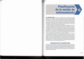129
I:
,,
La planificaci6n es, probablemente, la herramienta mas importante de la que dispone el
entrenador. Usando las bases de los procedimientos metodol6gicos y cientificos, este puede
estructurar el proceso de entrenamiento de modo que le permita al deportista optimizar el
rendimiento en los momentos adecuados. La habilidad del entrenador para guiar con efec-
tividad los procesos de entrenamiento esta determinada por sus conocimientos tanto de las
respuestas fisiol6gicas del cuerpo al estfrnulo del entrenamiento coma de la planificaci6n
y programaci6n de las destrezas.
1·
lmportancia de la planificacion
La planificaci6n de 1a sesion de entrenamiento ha existido desde 10s Juegos
Olfmpicos de la Antiguedad. Como se mencion6 en el capftulo 5, pueden encontrarse
evidencias de ello en muchos manuales sobre planificaci6n y entrenamiento escritos por
Flavio Fil6strato ( 170-245 d.C.) para los atletas olfmpicos griegos. Aunque la mayorfa de
estos trabajos se han perdido, los que han sobrevivido, el Manual del entienador depottivo
y Gymnasticus, ensefian al lector c6mo entrenar para la competici6n y la importancia de la
recuperaci6n. En ellos se sugiere que el entrenador «debe ser un medico con considerables
conocimientos en anatomia y herencia». Incluso en los tiempos antiguos, la ciencia es el
fundamento del desarrollo de los planes de entrenamiento.
La primera evidencia de un plan organizado en sesiones de entrenamiento se menciona
en La Eneida, el gran trabajo del poeta romano Virgilio (Publio Virgilio Maron, 70-19 a.C.).
En este poema, Virgilio refiere el viaje de Eneas, un heroe troyano, quien decidi6 emigrar a
Italia despues de la destrucci6n de Troya (hacia el afio 1.100 a.C. ). Durante el viaje, Eneas y
su tripulaci6n tuvieron que parar en muchas islas del Mediterraneo, donde se enfrentaban
a pruebas de remo con los locales. Virgilio describi6 c6mo Eneas organizaba sus sesiones
de entrenamiento, en las que los remeros hadan algun ejercicio previo, que podrian con-
siderarse como un calentamiento y, a continuaci6n, remaban durante un tiempo. Despues
de completar la parte de remo de la sesi6n de trabajo, levantaban piedras para mejorar su
fuerza y, a continuaci6n, concluian la sesi6n con un bafio y un masaje.
Lo que es interesante de este pasaje es que la organizaci6n de la sesi6n de trabajo que
describe Virgilio es muy parecida a la composici6n de las sesiones modemas. Incluso, lo
que es mas interesante, Eneas integr6 el entrenamiento de fuerza en las sesiones de trabajo,
cuesti6n que aiin, en los tiempos modemos, es objeto de debate. Esta claro que el entre-
namiento es un proceso que ha evolucionado, que se extiende hacia atras, desde tiempos
antiguos, y que avanza en un flujo continua. Esta evoluci6n continua como resultado del
incansable trabajo de los cientificos del deporte, que desarrollan los fundamentos cientfficos
del entrenamiento, y las te6ricos del entrenamiento y entrenadores, quienes utilizan sus
conocimientos para mejorar continuamente dicho proceso.
PlanificaciOn
de la sesiOn de
entrenamiento
r:
 