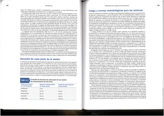 Fatiga y normas metodol6gicas para las sesiones
Desde una perspectiva holfstica, la fatiga es una respuesta multifactorial para un mismo tipo
de ejercicio, entrenamiento o estres competitivo (30). Conceptualmente, se define como el
deterioro agudo del rendimiento del ejercicio que, al final, puede empeorar la capacidad
para producir fuerza maxima o la funci6n de control motor (30, 54). La fatiga puede pro-
ducirse en respuesta a un episodio de ejercicio, o a una competici6n, cuando se da una o
mas de las situaciones siguientes: la reducci6n de la disponibilidad de sustratos de energia,
la acumulaci6n de subproductos metab6licos, el fallo en la transmisi6n neuromuscular, el
deterioro del manejodel calcio Ca2 por el retfculo sarcoplasmatico, la desorganizaci6n de
la actividad central y como respuesta a una percepci6n consciente (18, 47). Aunque hay
numerosas posibles causas de fatiga, con frecuencia se suelen discutir dos categorfas prin-
cipales, la fatiga periferica y la fatiga central.
La fatiga periferica es la que ha recibido mayor atenci6n en la literatura cientffica y,
generalmente, se relaciona con factores del propio rmisculo (18, 19). Entre estos factores se
incluye el deterioro de la trasmisi6n neuromuscular (incluyendo el descenso de la regula-
ci6n de los receptores beta-2 adrenergicos (20), el de la propagaci6n del impulso, el fallo
del retfculo sarcoplasmico, la depleci6n del sustrato y otros diferentes factores metab6licos
que pueden interrumpir la producci6n de energfa y la contracci6n muscular ( 16). Las inves-
tigaciones que exploran la fatiga periferica se han centrado sobre la disponibilidad de los
sustratos de combustible durante un episodio de ejercicio o competici6n (13). Cuando el
ejercicio es intenso y de larga duraci6n, la disponibilidad de sustratos de combustible, como
los carbohidratos, se puede ver comprometida. Esto reduce sustancialmente la capacidad
del deportista para mantener altas prestaciones (26).
El segundo tipo de fatiga que trata la literatura es la fatiga central, la cual se relaciona
con el cerebra (16). Con frecuencia, se asocia al fallo del sistema nervioso central para
reclutar el rmisculo esqueletico (47). Parece que las modificaciones inducidas por la fatiga
en los neurotransmisores, como la dopamina, la serotonina y, posiblemente, la acetilcolina,
tienen la capacidad de modificar la habilidad para que los impulsos nerviosos alcancen al
rmisculo (15, 47). Por ejemplo, se ha sugerido que el incremento de serotonina inducida
por el ejercicio (5-HT) puede provocar fatiga central y, posiblemente, fatiga mental, que
empeoran el rendimiento (14). Por ello, parece que la percepci6n consciente de las fun-
ciones corporales, como la respiraci6n, el incremento del latido cardfaco (palpitaciones
cardfacas ), la temperatura corporal y la sudoraci6n pueden afectar a la fatiga. Se cree que
estas percepciones cognitivas tambien afectan a la motivaci6n, que parece estar unida a la
exposici6n previa de situaciones similares (54).
Esta claro que ambas fatigas, la central y la periferica, pueden acumularse en respuesta a
los episodios de entrenamiento o competitivos. Gandelsman y Smirnov (21) sugirieron que
hay dos fases principales en la producci6n de fatiga: la latente y la evidente. En la primera
parte de la competici6n o del entrenamiento, se producen cambios fisiol6gicos con el fin
de afrontar las exigencias de los esfuerzos del ejercicio. Durante esta fase, puede producirse
fatiga latente en respuesta al incremento de la actividad neuromuscular y al estres metab6lico
provocados por el ejercicio. Si estos se prolongan con la misma intensidad, se acumulara
la fatiga latente provocando la aparici6n de la evidente. En consecuencia, disminuira pro-
gresivamente la habilidad del deportista para mantener su capacidad de trabajo maxima.
Se han utilizado muchas estrategias para afrontar la fatiga, que van desde la modificaci6n
de la estructura de las sesiones de entrenamiento hasta incluir suplementos dieteticos para
compensar la reducci6n del sustrato energetico (26). Por ejemplo, incrementar la duraci6n
de los intervalos de descanso puede disminuir la aparici6n de fatiga latente, lo que puede
facilitar el desarrollo de las habilidades biomotoras espedficas como la potencia. Bajo ciertas
circunstancias, el entrenamiento en condiciones de fatiga latente puede ayudar a preparar
al deportista para la parte final de la competici6n, en la que la fatiga es elevada. Este tipo
de trabajo tambien puede capacitar al deportista para desarrollar herramientas psicol6gicas
para afrontar la acumulaci6n de fatiga latente inducida por el entrenamiento, la cual puede
143
Planificaci6n de la sesi6n de entrenamiento
Partes de la sesion Sesion de entrenamiento Sesion de entrenamiento
de entrenamiento de cuatro partes de tres partes
lntroducci6n 5min
Preparaci6n 30min 30min
Parteprincipal 65min ?Omin
Conclusion 20min 20min
Tiempototal 120 min 120mm
Promedio de duraci6n de cada parte de una sesi6n
de entrenamiento
de dos horas
TABLA6.2
Duraci6n de cada parte de la sesi6n
La duraci6n de una sesi6n de entrenamiento depende de muchos factores pero, por lo general,
es d,e alre~edor de 2 horas (tabla 6.2). La duraci6n de cada componente de la sesi6n depen-
de~a del upo de es~a,. la edad, el genera, la fase de desarrollo y la experiencia deportiva del
SUJ~~o, las c~ractenst1cas ~el ~eporte, y las fases de entrenamiento a las que corresponda la
sesion.~?r eiemplo,. un pnncipiantepuede tener la forma ffsica suficiente como para tolerar
una sesion de traba1.o de 2 horas, de tal forma que pueda modificarse para acomodarla al
estatus de entrenamiento del deportista. El entrenador puede utilizar la estructura de tres o
de cuatro compon~?tes, discutida previamente, para modular el tiempo reservado para cada
elemento de la sesion, La tabla 6.2 pone ejemplos de estos modelos de 3 o 4 componentes.
ses~6n de trabaj~ P.ero, cuando se implementa correctamente, es una herramienta muy
vahosa para maxmuzar la recuperaci6n y la adaptaci6n a la sesi6n.
El ~nfri~mie~to ?~be durar entre 20 y 40 min y consta de dos partes principales: la pri-
mera implica eJ~rc~cios ~e recuperaci6n activa y dura entre 10 y 20 min. Estos ejercicios
deben ~er de. baja mten~1dad (menos del 50 % del latido cardfaco maxima). Aunque los
datos d1spon_1bles d.e la ht~ratu~a cientffica son limitados, parece que la recuperaci6n activa
es ~~cho ~as ef~ct1vaen inducir la recuperaci6n post-ejercicio que la pasiva (7, 44, 45). Las
act1V1dad~~ incluidas e~ la recuperaci6n activa dependeran del deporte del atleta. Un ciclista
pue~e u_11hzar u? rodaje continua de baja intensidad durante 20 minutos como parte del
enfriamiento, rmentras que un jugador de futbol puede enfriar con un trote muy ligero. Un
lanzador ?~peso puede ha~er series de intervalos de trote de baja intensidad y corta duraci6n
tras la s~s10? de entrenamiento .. I~depe~dientemente del
1deporte
de que se trate, esta parte
del enfriamiento debe ser de baja intensidad y no demasiado agotadora para el deportista.
L~ segunda parte del en~riamiento debe ser de 10 a 20 min de estiramientos. Aunque
habitualmente no se recomienden los estiramientos estaticos durante el calentamiento el
~nfri~miento es u~ perfodo ~ce~e.nte p.ara esta actividad (29). Hay muchas razones p~ra
incluirlos en.el penodo post-e!ercicio. Pnmero, los estiramientos hacen que el rmisculo recu-
pere progresrvamente su longitud normal, facilitan los intercambios metab6licos y aceleran
los ~ro~esos de recuperacion. Ademas, pueden mejorar la flexibilidad sin comprometer el
rendimiento. Parece que mejoran los rangos de movimiento (flexibilidad) como resultado del
au~ent.o de la temperatura muscular (29). En segundo lugar, la inclusion de un protocolo de
esnrarmentos post-ejercicio ha demostrado que reduce la aparici6n de molestias musculares
que puede P~~voca~la sesi6~ de trabajo (11 ). Tercero, se ha informado de que la combinaci6n
de recuperacion actrva seguida de un perfodo de estiramientos incrementa significativamente
el po.rcentaje de recuperacion del entrenamiento y el estres competitivo (50).
M1entra~los depor_us!as estiran durante el enfriamiento, el entrenador les puede preguntar si
h~n_ cumphd? los objetivos de la sesi6n de trabajo y c6mo se sienten tras ella; tambien puede
utilizar este nempo para que el deportista tenga una mayor comprensi6n del entrenamiento.
Periodizaci6n
142
 