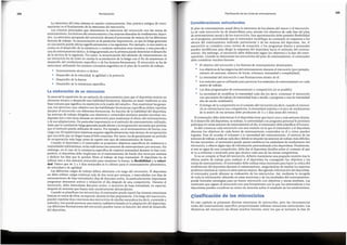En este capitulo se presentan diversas estructuras de microciclos, pero las circunstancias
reales del entrenamiento especifico proporcionaran infinitas variaciones estructurales. Las
dinamicas del microciclo las dictan muchos factores, entre las que se incluyen la fase de
Clasificacionde los microciclos
Consideraciones estructurales
El plan de entrenamiento anual dicta la estructura de los planes del macro y el microciclo.
La de cada microciclo ha de desarrollarse para atender los objetivos de cada fase del plan
de entrenamiento anual y de los macrociclos. Esta aproximacion debe permitir flexibilidad
en el programa, permitiendo que el entrenador modifique su contenido en respuesta a las
efectos del entrenamiento realizado previamente y de las mejoras del deportista. Asi, el
macrociclo se considera como norma de actuacion, y los programas diarios y semanales
pueden modificarse para dirigir la respuesta del deportista hacia el estimulo <lei entrena-
miento. Sin embargo, el microciclo debe elaborarse segiin las objetivos y la fase del entre-
namiento. Cuando se estructuran las microciclos del plan de entrenamiento, el entrenador
debe considerar muchos factores:
• El objetivo del microciclo y los factores de entrenamiento dominantes.
• Losobjetivos de las exigenciasdel entrenamiento durante el microciclo (par ejemplo,
mimero de sesiones, mimero de horas, volumen, intensidad y complejidad).
• La intensidad del microciclo y sus fluctuaciones dentro de el.
• Losmetodos que se utilizaran para provocar las estimulos de entrenamiento en cada
sesion de trabajo.
• Losdfas programados de entrenamiento y cornpeticion (si es posible).
• La necesidad de modificar la intensidad cada dfa (es dedr, comenzar el microciclo
con una sesion de trabajo de intensidad baja o media, y progresar a una de intensidad
alta de modo ondulante).
• El tiempo de la competicion en el contexto del microciclo (esdecir,cuando el microci-
clo se orienta hacia una competicion, la intensidad maxima o el pico de rendimiento
de la sesion de esa semana debe producirse de 3 a 5 dfas antes del evento).
El entrenador debe determinar si el deportista tiene que hacer una o mas sesiones diarias.
Si el desarrollo del deportista, su trabajo, la universidad o su programa personal le permiten
participar en variassesiones de entrenamiento al dia, el entrenador debe planificar el horario.
Es util comenzar cada microciclo con una reunion en la que el entrenador y el deportista
discutan los objetivos de cada factor de entrenamiento contenidos en el y coma pueden
lograrse. Han de acardar el volumen y la intensidad del entrenamiento, el mimero de las
sesiones de trabajo a realizar cada dia y donde sesituaran las sesiones de trabajo mas dificiles.
En este encuentro, el entrenador puede querer establecer las estandares de rendimiento del
microciclo, y ofrecer algiin tipo de informacion personalizada a los deportistas. Finalmente,
si este se sigue de una competicion. debe dar al deportista detalles sobre el contexto al que
se va a enfrentar y motivarle para que alcance cada una de las metas competitivas.
Si no se compite al final del microciclo, deberia mantenerse una pequefia reunion tras la
tiltirna sesion de trabajo para analizar si el deportista ha conseguido las objetivos y las
metas de entrenamiento. El entrenador debe utilizar estas reuniones para hacer la critica del
rendimiento del deportista durante el entrenamiento, asegurandose de resaltar los aspectos
positivos mientras secentra en otros para su mejora. Recogiendo informacion del deportista,
el entrenador puede afianzar su evaluacion de las microciclos. Asi, mediante la recogida
de toda la informacion obtenida en estas reuniones y de los resultados del entrenamiento,
puede formular estrategias para un futuro microciclo con objetivos y metas similares. Las
reuniones que siguen al microciclo son una herramienta con la que los entrenadores y las
deportistas pueden coordinar su centro de atencion sobre el resultado de los rendimientos.
155
Planificaci6n de los ciclos de entrenamiento
La elaboraclen de un microciclo
Es esencial la repeticion de un estfrnulo de entrenamiento para que el deportista mejore un
elemento tecnico o desarrolle una habilidad biomotora. Repetitia est mater studiorum es una
frase romana que significa «larepeticion esla madre del estudio». Para maximizar las ganan-
cias, las ejercicios cuyo objetivo son las habilidades biomotoras espedficas deben repetirse
durante el microciclo con diferentes frecuencias. En funcion de la habilidad del deportista,
las sesiones de trabajo dirigidas con objetivos y contenidos similares pueden necesitar rea-
daptarse dos o tres veces durante un microciclo para maximizar el efecto del entrenamiento
y de sus adaptaciones. De particular importancia es el estimulo de entrenamiento utilizado,
dado que la cantidad de fatigagenerada puede afectara la recuperacion necesaria que permita
que el estimulo pueda utilizarse de nuevo. Por ejemplo, en el entrenamiento de fuerza, una
carga con 20 repeticiones maximas requiere significativamente mas tiempo de recuperacion
que una serie que no llegue hasta el fallo muscular. Par tanto, ha de garantizarse un periodo
de recuperacion mas largo antes de repetir este tipo de entrenamiento de fuerza.
Cuando el deportista y el entrenadar se proponen objetivos especificos de resistencia a
intensidades submaximas, seran suficientes tres sesiones de entrenamiento por semana. Sin
embargo, en el caso de la resistencia espedfica de maxima intensidad durante la fase com-
petitiva, el deportista debe implicarse en el entrenamiento de fondo dos veces par semana
y dedicar los dfas que le quedan libres al trabajo de baja intensidad. El deportista ha de
utilizar una o dos sesiones semanales para mantener la fuerza,·la flexibilidad y la velod­
dad. Parece que de 2 a 3 dfas semanales es lo idoneo para el entrenamiento pliometrico,
de velocidad y de agilidad.
Las diferentes cargas de trabajo deben altemarse a lo largo del microciclo. El deportista
no debe utilizar cargas maximas mas de dos veces par semana, e intercalarlas con dfas de
entrenamiento de baja intensidad y dfas de descanso activo. Es particularmente impartante
programar descansos activos y relajacion el dfa despues de una competicion. Durante el
microciclo, debe intercalarse descanso activo, o ejercicios de baja intensidad, en especial,
despues de sesiones que hayan sido excesivamente demandantes.
Cuando se planifican los microciclos, el entrenadar puede repetir las mismas estructuras
basicas en varios de ellos, en especial, durante la fasepreparatoria, A lo largo del macrociclo,
pueden repetirse dos o tres vecesdos microciclos de similar naturaleza (es decir, contenido y
metodo ); esto puede provocar una mejora cualitativa basada en la adaptacion del deportista.
Las diferentes fluctuaciones del microciclo pueden variar en funcion del nivel de desarrollo
del deportista.
La estructura del tetra sistema se repetfa continuamente. Esta practica antigua de entre-
namiento es el fundamento de la estructura del microciclo.
Los criterios principales que determinan la estructura del microciclo son las metas de
entrenamiento, los factares del entrenamiento y las mejoras deseadas de rendimiento depor-
tivo. La estructura apropiada del microciclo dictara el porcentaje de mejora de las diferentes
factores de trabajo. Su secuenciadon es de particular importancia, ya que la fatiga generada
en una sesion puede afectar significativamente a las siguientes. Por ejemplo, si una sesion se
centra en el desarrollo de la resistencia o contiene estfrnulos muy intensos, y esta precede a
una de entrenamiento tactico, la fatigagenerada par la primera puede deteriorar el desarrollo
de la tecnica de la siguiente. Par tanto, la secuenciacion del estimulo de entrenamiento de
un microciclo ha de tener en cuenta la acumulacion de la fatiga con el fin de maximizar el
desarrollo del rendimiento especifico o de las factares biomotares. El microciclo se ha de
estructurar utilizando las mismos conceptos sugeridos en el plan de la sesion de trabajo:
• Entrenamiento tecnico o tactico.
• Desarrollo de la velocidad, la agilidad o la potencia.
• Desarrollo de la fuerza.
• Desarrollo de la resistencia especifica.
Periodizaci6n
154
 