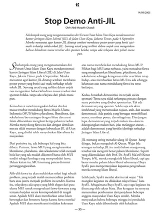 «
                                                                                                        14/09/2005


                            Stop Demo Anti-JIL
                                             Oleh Abd Moqsith Ghazali

            Sekelompok orang yang mengatasnamakan diri Forum Umat Islam Utan Kayu mendemonstrasi
            kantor Jaringan Islam Liberal (JIL) di Jalan Utan Kayu, Jakarta Timur, pada 4 September.
            Mereka menuntut agar kantor JIL ditutup sembari membawa poster-poster yang berisi caci-
            maki terhadap tokoh-tokoh JIL. Seorang ustad yang terlibat dalam unjuk rasa mengatakan
            bahwa kehadiran massa tersebut aksi spontan belaka, tanpa ada rekayasa dari pihak mana
                                                       pun.



S
     ekelompok orang yang mengatasnamakan diri            atas nama membela dan mendukung fatwa MUI?
     Forum Umat Islam Utan Kayu mendemonstrasi            Pilihan bagi MUI amat terbatas, yaitu mencabut fatwa
kantor Jaringan Islam Liberal (JIL) di Jalan Utan         yang mengharamkan liberalisme, pluralisme, dan
Kayu, Jakarta Timur, pada 4 September. Mereka             sekularisme sehingga keragaman tafsir atas Islam tetap
menuntut agar kantor JIL ditutup sembari membawa          hidup, atau membiarkan fatwa MUI itu ada sehingga
poster-poster yang berisi caci-maki terhadap tokoh-       kekerasan atas nama mendukung fatwa itu terus
tokoh JIL. Seorang ustad yang terlibat dalam unjuk        berlanjut.
rasa mengatakan bahwa kehadiran massa tersebut aksi
spontan belaka, tanpa ada rekayasa dari pihak mana        Kedua, benarkah demonstrasi itu terjadi secara
pun.                                                      spontan? Tentu saya tidak terlampau percaya dengan
                                                          suatu peristiwa yang disebut spontanitas. Tak ada
Kemudian si ustad menegaskan bahwa dia dan                demonstrasi yang spontan. Selalu saja ada aktor
massa tersebut mendukung fatwa Majelis Ulama              intelektual yang merumuskan tujuan, arah, dan sasaran
Indonesia (MUI) bahwa pluralisme, liberalisme, dan        demonstrasi. Ada panitia yang bertugas memobilisasi
sekularisme bertentangan dengan Islam dan umat            massa, membuat poster, dan sebagainya. Dan jangan
Islam diharamkan mengikuti ketiga paham tersebut.         lupa, demonstrasi yang terjadi malam itu—karena
Mereka menyokong fatwa itu dan dengan demikian            dilangsungkan malam hari, jelas melanggar aturan—
merasa tidak nyaman dengan keberadaan JIL di Utan         adalah demonstrasi yang bersifat ideologis terhadap
Kayu, yang dinilai telah menyebarkan liberalisme ke       Jaringan Islam Liberal.
masyarakat.
                                                          JIL memang sering menafsir ulang Al-Quran -harap
Dari peristiwa itu, ada beberapa hal yang bisa            diingat, bukan mengubah Al-Quran. Wajar bila
dibaca. Pertama, fatwa MUI yang mengharamkan              serangan terhadap JIL itu tanda bahwa orang-orang
liberalisme, pluralisme, dan sekularisme telah menjadi    tersebut tak mengerti benar paham liberalisme. Seperti
bola liar yang tak mudah dikontrol hatta oleh MUI         yang dikemukakan oleh Prof. Dr. Syafi’i Ma’arif (Koran
sendiri sebagai lembaga yang memproduksi fatwa.           Tempo, 6/9), mereka mengkritik Islam liberal, tapi apa
Dalam kaitan itu, MUI memang pantas dimintai              benar mereka paham Islam liberal sebenarnya? Buya
pertanggungjawaban.                                       Syafi’i pun mempertanyakan kapasitas pengetahuan
                                                          mereka tentang Islam liberal.
Alih-alih fatwa itu akan melahirkan solusi bagi sebuah
problem, yang terjadi malah memunculkan problem           Lebih jauh, Syafi’i menilai aksi itu tak wajar. “Tak
baru atau justru menjadi problem itu sendiri. Karena      mungkin kegiatan itu dilakukan rakyat biasa,” kata
itu, selayaknya ada upaya yang lebih elegan dari para     Syafi’i. Sebagaimana Buya Syafi’i, saya ragu kegiatan itu
ulama MUI untuk mengevaluasi fatwa-fatwanya yang          dirancang oleh rakyat biasa. Dan keraguan itu ternyata
ternyata berjalan secara kontraproduktif di tengah        menemukan pembenaran dari penjelasan beberapa
umat. Apakah MUI akan membiarkan umat Islam               anggota masyarakat Utan Kayu sendiri. Mereka
bertengkar dan berseteru hanya karena fatwa mereka?       menyatakan bahwa beberapa minggu ini penduduk
Apakah MUI akan menoleransi tindakan kekerasan            Utan Kayu telah dibombardir oleh kehadiran
                                                    — 55 —
 