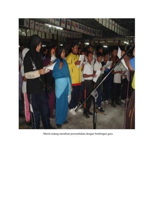 Murid sedang membuat persembahan dengan bimbingan guru
 