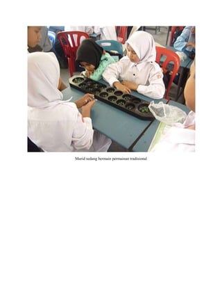 Murid sedang bermain permainan tradisional
 
