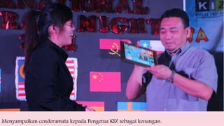 Menyampaikan cenderamata kepada Pengetua KIZ sebagai kenangan.
 