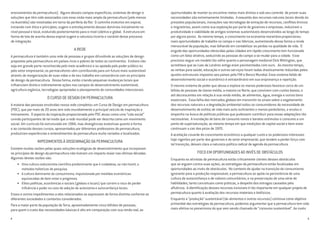 ensinamentos da permacultura). Alguns desses campos específicos, sistemas de design e
soluções que têm sido associados com essa visão mais ampla da permacultura (pelo menos
na Austrália) são mostradas em torno da periferia da flor. O caminho evolutivo em espiral,
iniciando com ética e princípios, sugere o entrelaçamento desses domínios inicialmente no
nível pessoal e local, evoluindo posteriormente para o nível coletivo e global. A estrutura em
forma de teia de aranha dessa espiral sugere a natureza incerta e variável desse processo
de integração.
A REDE
A permacultura é também uma rede de pessoas e grupos difundindo as soluções de design
propostas pela permacultura em países ricos e pobres de todos os continentes. Embora não
seja em grande parte reconhecida pelo meio acadêmico e ou apoiada pelo poder público ou
pelo setor empresarial, os permacultores vêm contribuindo para um futuro mais sustentável
através da reorganização de suas vidas e do seu trabalho em consonância com os princípios
de design da permacultura. Dessa forma, estão criando pequenas mudanças locais que
influenciam direta e indiretamente ações nos campos do desenvolvimento sustentável,
agricultura orgânica, tecnologias apropriadas e planejamento de comunidades intencionais.
O CURSO DE DESIGN EM PERMACULTURA
A maioria das pessoas envolvidas nessa rede completou um Curso de Design em permacultura
(PDC), que por mais de 20 anos tem sido mundialmente o principal veículo de inspiração e
treinamento. O aspecto da inspiração proporcionada pelo PDC atuou como uma “cola social”
unindo participantes de tal modo que a rede mundial pode ser descrita como um movimento
social. Um currículo foi estruturado em 1984, mas divergências evolutivas quanto à forma
e ao conteúdo desses cursos, apresentados por diferentes professores de permacultura,
produziram experiências e entendimentos da permacultura muito variados e localizados.
Impedimentos à disseminação da permacultura
Existem muitas razões pelas quais soluções ecológicas de desenvolvimento que incorporam
os princípios de design da permacultura não tiveram um impacto maior nas últimas décadas.
Algumas destas razões são:
•	 Uma cultura reducionista científica predominante que é cuidadosa, se não hostil, a
métodos holísticos de pesquisa.
•	A cultura dominante do consumismo, impulsionada por medidas econômicas
equivocadas de bem-estar e progresso.
•	Elites políticas, econômicas e sociais (globais e locais) que correm o risco de perder
influência e poder no caso de adoção de autonomia e autoconfiança locais.
Esses e outros impedimentos a eles relacionados se expressam de forma distinta conforme as
diferentes sociedades e contextos considerados.
Para a maior parte da população da Terra, aproximadamente cinco bilhões de pessoas,
para quem o custo das necessidades básicas é alto em comparação com sua renda real, as
4
oportunidades de manter ou encontrar meios mais diretos e sob seu controle de prover suas
necessidades são extremamente limitadas. A exaustão dos recursos naturais locais devido às
pressões populacionais, inovações nas tecnologias de extração de recursos, conflitos étnicos
e migratórios, assim como sua exploração por parte de governos e empresas, reduziram a
produtividade e viabilidade de antigos sistemas sustentáveis desenvolvidos ao longo do tempo
por alguns povos. Ao mesmo tempo, o crescimento na economia monetária proporcionou
mais oportunidades de trabalho no campo e nas fábricas, aumentando dessa forma a renda
mensurável da população, mas falhando em contabilizar as perdas na qualidade de vida. O
engodo das oportunidades oferecidas pelas cidades em rápido crescimento tem funcionado
como um falso atrativo, seduzindo as pessoas do campo a se mudar para a cidade. Esse
processo segue um modelo tão velho quanto o personagem medieval Dick Wittington, que
acreditava que as ruas da Londres antiga eram pavimentadas com ouro. Ao mesmo tempo,
as verbas para saúde, educação e outros serviços foram todas drasticamente reduzidas pelos
ajustes estruturais impostos aos países pelo FMI e Banco Mundial. Esse sistema falido de
desenvolvimento social e econômico é extraordinário em sua onipresença e repetição.
O mesmo sistema de poder que abusa e explora os menos poderosos favorece cerca de um
bilhão de pessoas da classe média, a maioria no Norte, que convivem com custos baixos, e
até decrescentes em relação à sua renda média, de alimentos, água, energia e outros bens
essenciais. Essa falha dos mercados globais em transmitir os sinais sobre o esgotamento
dos recursos naturais e a degradação ambiental isolou os consumidores da necessidade de
desenvolvimento de estilos de vida mais auto-suficientes e menos perdulários, e anulou o
empenho na busca de políticas públicas que pudessem contribuir para essas adaptações tão
necessárias. A inundação de bens de consumo novos e baratos estimulou o consumo a um
ponto de supersaturação, ao mesmo tempo em que medições de capital social e bem-estar
continuam a cair dos picos de 1970.
A aceitação covarde do crescimento econômico a qualquer custo e os poderosos interesses
hoje vigentes por parte dos governos e do setor empresarial, que tendem a perder força com
tal transição, deixam clara a natureza política radical da agenda da permacultura.
FOCO EM OPORTUNIDADES AO INVÉS DE OBSTÁCULOS
Enquanto os ativistas da permacultura estão criticamente cientes desses obstáculos
que se erguem contra suas ações, as estratégias da permacultura estão focalizadas em
oportunidades ao invés de obstáculos. No contexto de ajudar na transição do consumismo
ignorante para a produção responsável, a permacultura se apóia na persistência de uma
cultura de autoconfiança e de valores comunitários, e na preservação de uma série de
habilidades, tanto conceituais como práticas, a despeito dos estragos causados pela
afluência. A identificação desses recursos invisíveis é tão importante em qualquer projeto de
permacultura quanto à avaliação dos recursos materiais e biofísicos.
Enquanto a “produção” sustentável (de alimentos e outros recursos) continua como objetivo
primordial das estratégias da permacultura, podemos argumentar que a permacultura tem sido
mais efetiva no pioneirismo do que vem sendo chamado de “consumo sustentável”. Ao invés
5
 