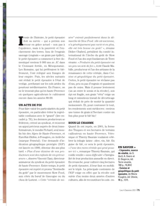 I

ronie de l’histoire, le petit épeautre
doit sa survie – qui a permis son
retour en grâce actuel – non pas à
l’opulence, mais à la pauvreté et l’enclavement des terres. Issu de l’engrain
sauvage (engrain = un grain par épillet),
le petit épeautre a commencé à être domestiqué environ 9 000 ans av. JC dans
le Croissant fertile, en Mésopotamie.
Les Romains, qui lui préféraient le bléfroment, l’ont relégué aux franges de
leur empire. Puis, les siècles suivants
ont réduit le petit épeautre à l’état de
vestige, perdurant sur les sols arides du
pourtour méditerranéen. En France, on
ne le trouvait plus qu’en haute Provence
où quelques agriculteurs le cultivaient
encore dans les années 80-90.

UN ACTE DE FOI
Pour faire valoir les particularités du petit
épeautre, en particulier éviter la regrettable confusion avec le “grand” (lire encadré p. 76), les derniers producteurs se
fédèrent, créent un syndicat, et trouvent
un appui précieux auprès de deux transformateurs, le moulin Pichard, seul moulin bio des Alpes de Haute-Provence, et
EuroNat-Ekibio, à Peaugres, en Ardèche
(marque Priméal). Une demande d’indication géographique protégée (IGP)
est lancée en 1999, obtenue dix ans plus
tard. « Plus d’une dizaine de nos producteurs sont des enfants de ces précurseurs », observe Vincent Clary, directeuranimateur du syndicat du petit épeautre
de haute Provence. Entre-temps, le petit
épeautre est repéré et promu “Sentinelle
du goût” par le mouvement Slow Food,
aux côtés du bœuf de Gascogne ou du
chou de Lorient. « Cette “céréale de mi-

sère” entrait parfaitement dans la démarche de Slow Food : elle est ancienne,
n’a génétiquement pas varié et en plus,
elle est très bonne en goût ! », résume
Didier Chabrol, président du comité international de l’Arche du goût de Slow
Food et l'un des sept fondateurs de Terre
vivante. « Produire du petit épeautre est
un peu un acte de foi », écrit Claude Mabille, producteur et l’un des artisans de la
renaissance de cette céréale, dans Cuisine et géopolitique du petit épeautre.
Certes, le petit épeautre ne réclame pas
d’eau, peu ou pas d’engrais et quasiment
pas de soins. Mais il pousse lentement
(un an entre le semis et la récolte), son
épi est fragile, son grain “vêtu” exige un
long et minutieux travail de décorticage
qui réduit de près de moitié la quantité
moissonnée. Et, pour couronner le tout,
les rendements sont médiocres : environ
une tonne de grain à l’hectare contre six
fois plus pour le blé bio !
SOUS LE CHARME
Quand ils ont repris, en 2001, la ferme
des Truques et ses hectares de terrains
caillouteux en haute Provence, Véronique et Thierry Baurain voulaient célébrer la trilogie latine : olive, vin, blé. En
guise de blé, ce sera le petit épeautre,
« l’une des rares céréale qui peut pousser ici », remarque Thierry Baurain, qui
conﬁe vendre « sans difﬁculté » l’intégralité de leur production annuelle en direct.
En revanche, pour cultiver cinq hectares
de petit épeautre, il leur faut en mobiliser le triple. La principale contrainte de
l’IGP exige en effet que la récolte soit
suivie d’au moins deux années d’autres
cultures, aﬁn de reconstituer les sols : en-

EN SAVOIR +

- L’épeautre, source
de vitalité, de G.
Avril, A. Geers et
O. Degorce, éd.
Terre vivante,
160 p., 19,30 €
- Cuisine et
géopolitique du petit
épeautre, de Marie
Fougère, éd. Utovie,
96 p., 12 €.

Les 4 Saisons 203 | 75

 