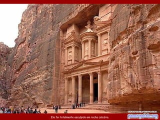 Ele foi totalmente esculpido em rocha calcária. 