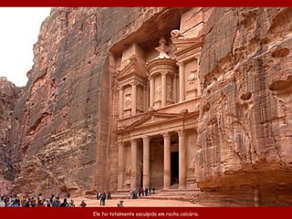 Ele foi totalmente esculpido em rocha calcária. 